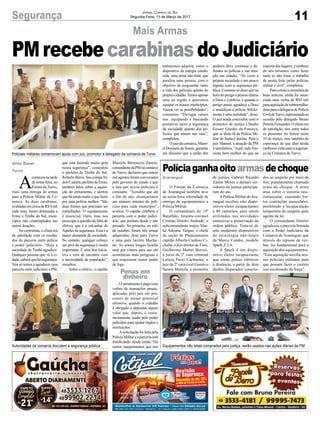 11Segurança Jornal Correio do Sul
Segunda-Feira, 13 de Março de 2017
Penas em
dinheiro
Mais Armas
Aline Bauer
Turvo
A
conteceunatarde
de sexta-feira, no
Fórum de Turvo,
mais uma entrega de armas
para a Polícia Militar da Co-
marca. As duas carabinas,
avaliadasemcercadeR$4mil
cada uma, foram destinadas a
Ermo e Timbé do Sul, muni-
cípios não contemplados nas
outras doações.
Na cerimônia, o clima era
de satisfação com os resulta-
dos da parceria entre polícia
e poder judiciário. “Hoje a
sociedade de Timbé agradece.
Qualquer pessoas que vá à ci-
dade,saberáquehásegurança.
Nós só temos a agradecer essa
parceria entre judiciário e PM,
PMrecebecarabinasdoJudiciário
que está fazendo muito pela
nossa segurança”, comentou
o prefeito de Timbé do Sul,
Roberto Biava. Seu colegaAl-
doirCadorin,prefeitodeErmo,
também falou sobre a aquisi-
ção do armamento, e alertou
que há ainda muito o que fazer
por uma polícia melhor. “São
duas frentes que precisam ser
trabalhadas. O equipamento
é essencial, claro, mas nos
preocupa a questão da falta de
efetivo, que é o calcanhar de
Aquiles da segurança. Essa é a
maior demanda da sociedade.
No entanto, qualquer esforço
em prol da segurança é muito
importante. É uma boa inicia-
tiva e vem de encontro com
a necessidade da população”,
ressaltou.
Sobre o efetivo, o capitão
Marcelo Bertoncini Zanete,
comandantedaPMnacomarca
de Turvo, declarou que outros
milagentesforamconvocados
pelo governo do estado e que
a luta por novos policiais é
constante. “Acredito que até
o fim do ano, alcançaremos
um número mínimo de poli-
ciais para cada município”,
avaliou. O capitão celebrou a
parceria com o poder judici-
ário, que perdura desde o ano
passado. Na primeira, no mês
de outubro, foram três armas
adquiridas: duas para Turvo
e uma para Jacinto Macha-
do. As armas longas ficarão
uma por viatura para uso em
ocorrências mais perigosas e
que requisitem maior poder
de fogo.
O armamento é pago com
verbas de transações penais,
aplicadas pelo juiz em pro-
cessos de menor potencial
ofensivo, quando o cidadão
é obrigado a depositar algum
valor que, depois, é costu-
meiramente usado pelo poder
judiciário para ajudar órgãos e
instituições.
Asolicitação foi feita pela
PolíciaMilitareaparceriaestá
frutificando desde então.“Há
outros equipamentos que nós
Araranguá
Políciaganhaoitoarmasdechoque
O Fórum da Comarca
de Araranguá também teve
na sexta-feira solenidade de
entrega de equipamentos a
Polícia Militar.
O comandante do 19º
Batalhão, tenente-coronel
Cristian Dimitri Andrade; o
subcomandante major Mai-
ke Adriano Valgas; o chefe
da seção de Planejamento
capitão Alberto Cardoso Ci-
chella; o juiz diretor do Foro,
Guilherme Mattei Borsoi;
a juíza da 2ª vara criminal
Letícia Pavei Cachoeira; o
juiz da 2ª vara cível Gustavo
Santos Mottola; o promotor
de justiça, Gabriel Ricardo
Zanon Meyer e demais ser-
vidores da justiça participa-
ram do ato.
APolícia Militar deAra-
ranguá recebeu oito dispo-
sitivos eletro incapacitantes
e 80 cartuchos, para serem
utilizados nas atividades
ostensivas e preservação da
ordem pública. Trata-se de
oito modernos dispositivos
de tecnologia não-letais
da Marca Condor, modelo
Spark Z 2.0.
A Spark é um dispo-
sitivo eletro incapacitante
que emite pulsos elétricos
à distância, a partir de dois
dardos disparados conecta-
Policiais militares comemoram ajuda com juiz, promotor e delegado da comarca de Turvo
Autoridades da comarca discutem a segurança pública Equipamentos não letais comprados pela justiça serão usados nas ações diárias da PM
tentaremos adquirir, como o
dispositivo de energia condu-
zida, uma arma não-letal, que
paralisa uma pessoa, com o
objetivo de resguardar tanto
a vida dos policiais quanto do
própriocidadão.Temosapenas
uma na região e queremos
equipar os nossos municípios.
Vamos ver as possibilidades”,
comentou. “Devagar vamos
nos equipando e buscando
promover tanto a segurança
da sociedade quanto dos po-
liciais que atuam nas ruas”,
completou.
Ojuizdacomarca,Mano-
el Donisete de Souza, garantiu
em discurso que a união dos
poderes deve continuar e de-
fendeu as polícias e sua atua-
ção nas cidades. “Às vezes a
própria sociedade é um pouco
ingrata com a segurança pú-
blica.Costuma-sedizerquena
hora do perigo a pessoa chama
a Deus e à polícia, e quando o
perigo passa, agradece a Deus
e amaldiçoa a polícia. Infeliz-
mente é uma realidade”, disse.
O juiz ainda concordou com o
promotor de justiça Cláudio
Gesser Guedes da Fonseca,
que se disse fã da Polícia Mi-
litar de Santa Catarina. Para o
juiz Manoel, a atuação da PM
é satisfatória. “Aqui, tudo fun-
ciona bem melhor do que na
maioria dos lugares, e nenhum
de nós teríamos como fazer
nada se não fosse o trabalho
de ponta feito pelas polícias
militar e civil”, completou.
Paracoroaracerimôniade
boas notícias, ainda foi anun-
ciada uma verba de R$5 mil
paraaquisiçãodesubmetralha-
doraparaadelegaciadePolícia
CivildeTurvo,representadana
ocasião pelo delegado Bruno
PereiraFernandes.Oclimaera
de satisfação, sim, entre todos
os presentes no fórum neste
10 de março, mas também de
esperança de que dias ainda
melhoresvirãoparaaseguran-
ça na Comarca de Turvo.
dos ao suspeito por meio de
fios, popularmente chamada
arma de choque. A arma
atua sobre o sistema neu-
romuscular, causando for-
tes contrações musculares,
permitindo a incapacitação
temporária do suspeito pelo
agente da lei.
O comandante Dimitri
agradeceu a parceria firmada
com o Poder Judiciário da
Comarca de Araranguá, que
através do repasse de ver-
bas, foi fundamental para a
aquisição dos equipamentos.
“Esta aquisição auxilia nos-
sos policiais militares para
que possam fazer o correto
uso escalonado da força”.
 
