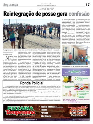 17Segurança Jornal Correio do Sul
Quarta-Feira, 14 de dezembro de 2016
Clima Tenso
Muita gente se juntou na área onde as casas deveriam ser demolidas e a Polícia Militar pediu reforço até o novo acordo
Famílias disseram que não sairiam das casas ocupadas
N
a manhã desta
terça-feira, uma
r e i n t e g r a ç ã o
de posse gerou confusão em
Balneário Arroio do Silva.
A Emisul Empreendimentos
Imobiliários Sul Catarinense
Ltda ingressou com uma ação
dereintegraçãodepossecontra
Abelardo Costa de uma área de
terra, em Arroio das Baleias.
A área tem aproximadamente
900 mil metros quadrados e
segundo a Emisul lhe pertence
há mais de 50 anos, tendo
sido invadida há mais de 13.
Segundo representantes da
- Por volta das 19h30min desta terça-feira, um homem entrou em um consultório dentário, localizado na Vila
Beatriz, em Maracajá e na posse de uma arma de fogo, rendeu funcionários e assaltou o estabelecimento. Após roubar
dinheiro o marginal saiu sentido a um Fox, de cor vermelha, onde um comparsa aguardava. A Polícia Militar realizou
buscas para tentar localizar os criminosos, porém não obteve êxito.
O último assalto em Maracajá foi registrado no dia 30 do mês passado e a guarnição do Pelotão de Patrulhamento
Tático da PM prendeu os criminosos.
- Uma guarnição da Polícia Militar de Araranguá realizava rondas no centro da cidade quando foi chamada por
populares que relataram um roubo em andamento.
Em seguida os policiais apreenderam um adolescente de 17 anos e com ele o dinheiro recentemente roubado da
loja. Uma testemunha relatou que o menor exigiu dinheiro enquanto mencionava que estaria com uma arma embaixo
da camiseta, fazendo diversas ameaças.
Gislaine Fontoura
Arroio do Silva
empresa, um invasor colocou
quatro casas nas terras, com o
fim de tomar posse e está ten-
tando vender terrenos no local.
Aprefeitura deArroio do Silva
já teria embargado construções
na área.
Na manhã de ontem, um
oficial de justiça da Comarca
de Araranguá foi até a área,
acompanhado de policiais
militares para realizar a rein-
tegração da posse, que foi
concedidapeloJudiciário.Ain-
tenção da empresa era realizar
a demolição das casas e enviou
contratados para este serviço.
No local, a reportagem
tomou conhecimento de que as
terras estão na posse de Dalvan
Reintegração de posse gera confusão
Ronda Policial
Borba e Abelardo afirmou que
nunca foi proprietário de terras
ali. “Estas terras não são mi-
nhas, são do Dalvan, as minhas
ficam mais para lá (apontou
sentido sul), o Dalvan tem as
escrituras destas terras, com
imposto pago e tudo”, afirma.
De acordo com Nazareno
Valin Souza, advogado de Dal-
van, seu cliente não sabia que
o processo estava correndo no
Judiciário e quando tomou co-
nhecimento, Nazareno fez um
recurso para o Tribunal de Jus-
tiça solicitando o revogamento
do mandado de reintegração de
posse, porém não houve tempo
hábil de apreciação.
Segundo o advogado, a
família de seu cliente reside na
área há muitos anos e tem uma
escritura pública da terra de 89
anos atrás. “Amedida está cau-
sando na sociedade de Arroio
do Silva e na região, um temor
muito grande, a comunidade
está aqui reunida e rechaça
esta medida, a comunidade
não concorda com o que está
acontecendo aqui”, afirmou.
Naáreaareportagemvisu-
alizou apenas duas casas e se-
gundo Dalvan e os familiares,
cinco pessoas moram nelas,
entre elas, uma menina de 11
anos e um menino de 14.
Muitos familiares e ami-
gos de Dalvan, esperaram a
chegada do oficial de justiça,
dos policiais e dos trabalha-
dores contratados pela Emisul
para acompanharem a desa-
propriação e os enviados pela
empresa tiveram que se afastar
devido ao tumulto. A família
afirmava que não sairia das
casas e mulheres e crianças
ficaram sentadas na varanda
protestando.
A PM mobilizou três via-
turas, pediu reforço e mais
umachegou.Devidoaogrande
númerodepessoas queafirma-
vam que não desocupariam
as terras, os militares ainda
esperavam reforço de policiais
de Criciúma, quando o oficial
de justiça firmou acordo com
Dalvan e Abelardo para eles
deixarem a área sem resis-
tência.
Ambas as casas aparen-
tam serem novas, segundo
familiares de Dalvan, a casa
maior foi construída há cerca
de um ano e para que não
fosse demolida, o oficial con-
cedeu prazo até as 18 horas
desta quarta-feira, para que
Dalvan transporte as casas até
outra área de sua propriedade.
Abelardo e Dalvan se com-
prometeram entregar as terras
pacificamente até o fim da
tarde de hoje.
 