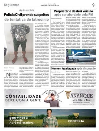 9Segurança Jornal Correio do Sul
Quarta-feira, 17 de Outubro de 2018
N
a madrugada de
segunda-feira,
dia 15, um ho-
mem, de 54 anos, foi vítima
de uma tentativa de latrocí-
nio. Ele recebeu a ligação
de uma mulher, para ir até a
casa dela, emArroio do Silva
e, por volta de uma hora, foi
rendido por dois bandidos
Gislaine Fontoura
Arroio do Silva
Ação rápida
PolíciaCivilprendesuspeitos
de tentativa de latrocínio
queoalgemarameojogaram
dentro do próprio veículo. A
mulher estava presente no
momento.
Os criminosos andaram
com o homem por mais de
uma hora e, na Ponte do Rio
Itoupava,emSapiranga,ore-
tiraram do carro e o jogaram
no RioAraranguá, algemado
com os braços para frente,
fugindo com o automóvel da
vítima. O homem conseguiu
nadar, parando em um bar-
ranco às margens do rio.
Na manhã de segunda, a
PM deMeleiro foiacionadae
encaminhou o homem à Cen-
tral de Plantão Policial (CPP)
de Araranguá. A Delegacia
de Polícia Civil de Arroio do
Silva assumiu a investigação
do caso, coordenada pelo
delegado Jair Pereira Duarte.
Nesta terça-feira, dia
16, agentes da Polícia Civil,
coordenados pelo delegado
Jair,encontraramamulher,de
31 anos, que atraiu o homem,
com quem tinha um relacio-
namentohámaisdedezanos,
para uma emboscada, em sua
casa. Ela estava em Laguna,
confessou a participação no
crime e alegou que precisava
de dinheiro para pagar dívi-
das de drogas. Um homem,
tambémacusadodeparticipar
da tentativa de latrocínio, foi
preso em Laguna.
Como a busca dos poli-
ciais não cessou em nenhum
momento,aduplafoiautuada
em flagrante, por tentativa
de latrocínio e encaminhada
para a prisão. O homem está
detido no presídio de Laguna
e a mulher na unidade pri-
sional feminina de Tubarão.
O automóvel da vítima foi
recuperadopelaPolíciaCivil,
passará por perícia e será de-
volvido ao proprietário.
A Polícia Civil continua
ainvestigação,parachegarno
terceiro suspeito de participa-
ção no crime.
Proprietário destrói veículo
após ser abordado pela PM
Por volta das 11 horas
desta terça-feira, dia 16, a
Polícia Militar de Balneário
Gaivota, realizava rondas,
quandoavistouumautomóvel
Omega, em atitude suspeita.
Segundo a PM, o motorista,
ao avistar a viatura policial,
empreendeu fuga em alta
velocidade.Ospoliciaisentão
incitaramoacompanhamento
comgiroflexesinalsonoro,o
carro percorreu diversas ruas,
em alta velocidade e entrou
em uma residência, de ma-
deira, de cor azul e aberturas
verde limão.
Nolocalestavamoirmão
do motorista e mais quatro
pessoas, uma delas, a mãe
do condutor. O dono do au-
tomóvel começou a quebrar
o veículo e ameaçou um dos
policiais, dizendo que iria
matá-lo, por prender seu ve-
ículo. Como o policial estava
sozinho na abordagem, pediu
apoio a guarnição Sombrio,
queaochegarnolocal,encon-
Balneário Gaivota
trou o carro depredado. O dono
doveículoestavamuitoalterado
e a todo tempo chamava os po-
liciais de vermes, não acatando
asordensdosmilitares,alémde
tentar tocar fogo no veículo.
Os policiais impediram o
homem de incendiar o automó-
vel, para evitar um dano maior,
ele ainda empurrou os militares
e correu para o interior da resi-
dência, onde foi algemado. De
acordo com a PM, a mãe do
abordado, tentou agredir os po-
liciais algemá-lo. Mais viaturas
chegaram em apoio e só após
os envolvidos verem a grande
quantidade de policiais que tra-
balhava na ocorrência, se acal-
maram e permitiram a retirada
doveículo,queficoutotalmente
depredado e foi encaminhado à
permissionária de guincho. O
condutoreproprietáriodocarro
nãopossuiCNHetemdiversas
passagens policiais.
Diante dos fatos foi con-
feccionado um Boletim de
Ocorrência (BO), em desfavor
do proprietário do carro, pelos
crimes de desacato, resistência,
desobediência, ameaça, dirigir
veículo automotor sem habi-
litação ou cassada, gerando
perigodedano.Contraamãedo
motorista,foiconfeccionadoum
BO por desacato, resistência,
desobediência e ameaça. Os
envolvidos foram conduzidos
paraaDelegaciadePolíciaCivil
de Balneário Gaivota, para os
procedimentos cabíveis.
Homemlevafacadaapósdiscussão
Namadrugadadestater-
ça-feira, dia 16, por volta de
1h30min,aPolíciaMilitarde
PassodeTorresfoiacionada,
para atender uma ocorrência
debriganobairroProgresso.
Segundo a PM, a vítima, um
homem, relatou que teve
umabrigacomseucunhado,
Passo de Torres dentro de sua residência e que
o mesmo lhe atingiu, na altura
do tórax, com uma faca de co-
zinha, causando em princípio
um corte superficial na altura
das costelas. A vítima ainda
contou que ambos estavam
fazendo consumo de bebi-
da alcoólica, dentro de casa,
desde cedo e que acabaram se
desentendendo e entraram em
luta corporal.
Na chegada da polícia, o
cunhado,jánãoestavamaisno
local e a vítima estava em vi-
sível estado de embriaguez. O
Corpo de Bombeiros de Passo
de Torres foi acionado e pres-
tou o primeiro atendimento a
vítima, que foi encaminhada
para atendimento hospitalar,
na cidade de Praia Grande.
 