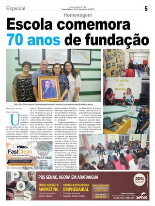 5Especial Jornal Correio do Sul
Segunda-Feira, 20 de Novembro de 2017
Homenagem
Escola comemora
70 anos de fundação
U
m diário
de classe
onde foi
anotada a
frequên-
cia dos alunos entre os anos
de 1947 a 1951, uma carta
escrita com letra caprichada,
fotografias antigas. Estes e
outros materiais serviram para
a montagem de um memorial
sobre os 70 anos de existência
da E.E.B Doralina Clézar da
Silva, localizada na Lagoa de
Fora, em Balneário Gaivota.
A exposição e apresentações
culturais feitas pelos alunos e
professores foram organizadas
para comemorar a data, na
noite de sexta-feira. A festa
serviu também para home-
nagear antigos professores,
como Rosinha Pacheco, que
lecionou na escola por cerca
de 20 anos.Ao se deparar com
tantas recordações, Rosinha se
emocionou, assim como dona
Teresinha Barbosa Domingos,
que foi aluna da escola e de
dona Doralina e até hoje mora
na comunidade.
Amaioremoção,claro,era
dos parentes de dona Doralina.
A escola que começou muito
pequena, com uma única sala,
se chamava Lagoa de Fora, até
que uma neta de dona Dorali-
na começou, com apoio dos
moradores locais, o processo
para que o colégio recebesse
o nome de sua avó, que havia
dado aulas ali a vida inteira. “A
portaria do governo do estado
autorizando o novo nome, saiu
no dia em que a vó morreu,
em setembro de 2003”, conta
Juçara da Silva Isoppo. Ela diz
quenaquelediafoivisitaraavó
no hospital e contou a novida-
de. Pouco depois, ela faleceu.
Juçara foi a homenagem na
sexta-feira acompanhada dos
Marivânia Farias
Baln. Gaivota
Nora, filho, filha e neta de Doralina(respectivamente) celebram importante as sete décadas da escola
tios Maria Alzira, de 56 anos,
e Juarez Clézar da Silva, 62,
ambos filhos da homenageada.
O Sarau Cultural para
marcar o aniversário de sete
décadas da escola foi organi-
zado pela diretora Lisi Simão,
pela técnica pedagógica Aline
Medeiros e todos os professo-
res e demais funcionários da
instituição de ensino.
 