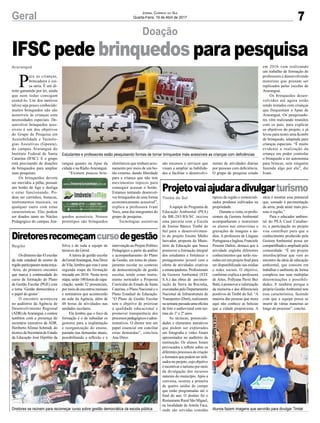 7Geral Jornal Correio do Sul
Quarta-Feira, 19 de Abril de 2017
IFSC pede brinquedos para pesquisa
Estudantes e professores estão pesquisando formas de tornar brinquedos mais acessíveis as crianças com deficiências
Diretores se reúnem para recomeçar curso sobre gestão democrática da escola pública Alunos fazem imagens que servirão para divulgar Timbé
Doação
Projetovaiajudaradivulgarturismo
Diretoresrecomeçamcursodegestão
A equipe do Programa de
Educação Ambiental (PEA)
da BR-285/RS/SC iniciou
uma parceria com a Escola
de Ensino Básico Timbé do
Sul para o desenvolvimen-
to do projeto Ensino Médio
Inovador, proposta do Minis-
tério da Educação que busca
promover a formação integral
dos estudantes e fortalecer o
protagonismo juvenil com a
oferta de atividades criativas
eemancipadoras.Profissionais
da Gestora Ambiental (STE
S.A.) das obras de pavimen-
tação da Serra da Rocinha,
executadaspeloDepartamento
Nacional de Infraestrutura de
Transportes (Dnit), realizaram
nasemanapassadaumaoficina
de foto e audiovisual com tur-
mas do 1º e 2º anos.
As técnicas, potenciali-
dades e elementos narrativos
que podem ser explorados
em fotografia e vídeo foram
apresentados no auditório da
instituição. Os alunos foram
provocados a refletir sobre os
diferentesprocessosdecriação
eformatosquepodemserutili-
zados no projeto, cujo objetivo
éincentivaroturismopormeio
da divulgação dos recursos
naturais do município. Após a
conversa, ocorreu a primeira
de quatro saídas de campo
que estão programadas até o
final do ano. O destino foi o
Restaurante Rural São Miguel,
na localidade de Amola Faca,
onde são servidas comidas
Osdiretoresdas43escolas
da rede estadual de ensino da
regiãoparticiparamnestaterça-
-feira, do primeiro encontro
que marca a continuidade do
curso de formação do Plano
de Gestão Escolar (PGE) com
o tema ‘Gestão democrática e
o papel do gestor’.
O encontro aconteceu
no auditório da Agência de
Desenvolvimento Regional
(ADR) deAraranguá, e contou
também com a presença do
secretário executivo da ADR,
Heriberto Afonso Schmidt, do
técnico da Secretaria de Estado
da Educação José Hipólito da
P
ara as crianças,
brincadeira é coi-
sa séria. É um di-
reito garantido por lei, ainda
que nem todas consigam
exercê-lo. Um dos motivos
talvez seja pouco conhecido:
muitos brinquedos não são
acessíveis às crianças com
necessidades especiais. De-
senvolver brinquedos aces-
síveis é um dos objetivos
do Grupo de Pesquisa em
Acessibilidade e Tecnolo-
gias Assistivas (Gpeata),
do campus Araranguá do
Instituto Federal de Santa
Catarina (IFSC). E o grupo
está precisando de doações
de brinquedos para ampliar
suas pesquisas.
Os brinquedos devem
ser movidos a pilha, possuir
um botão de liga e desliga
e estar funcionando. Po-
dem ser carrinhos, bonecas,
instrumentos musicais, ou
qualquer outro com estas
características. Eles podem
ser doados tanto no Núcleo
Pedagógico do campus Ara-
típicas da região e comerciali-
zados produtos cultivados na
propriedade.
Durante a visita, os profis-
sionais da Gestora Ambiental
acompanharam e instruíram
os alunos nas entrevistas e
gravações de imagens e áu-
dios. A professora de Línguas
PortuguesaeInglesa,Franciele
Pesente Daltoe, destaca que a
atividade engloba diferentes
conhecimentos que serão reu-
nidos em um projeto final para
ser disponibilizado nas mídias
e redes sociais. O objetivo,
conforme explica a professora
de Artes, Pollyana Pavei Bez
Batti,épromoveravalorização
da memória e dos diferenciais
positivos de Timbé do Sul. “A
maioria das pessoas que mora
aqui não conhece as belezas
que a cidade proporciona. A
Silva e de toda a equipe de
técnicos da Gered.
A tutora de gestão escolar
daGeredAraranguá,AnaDirce
de Vila, lembra que esta é uma
segunda etapa da formação
iniciada em 2016. Nesta nova
etapa, serão 100 horas de capa-
citação, sendo 52 presenciais,
por meio de encontros mensais
e seminários que acontecerão
na sede da Agência, além de
48 horas de atividades nas
unidades escolares.
Ela lembra que o foco da
formação é o de subsidiar os
gestores para a implantação
e reorganização do ensino,
pautado nas demandas atuais,
possibilitando a reflexão e a
ranguá quanto na Apae da
cidade e na RádioAraranguá.
“Existem poucos brin-
quedos acessíveis. Nossos
protótipos são brinquedos
ideia é mostrar esse potencial
que, somado à pavimentação
da serra, pode atrair mais pes-
soas à região.”
Para o educador ambien-
tal do PEA Cauê Canabar-
ro, a participação no projeto
visa contribuir para que o
conhecimento produzido pela
Gestora Ambiental possa ser
compartilhadoeampliadopela
comunidade. “É um projeto
interdisciplinar que vem ao
encontro da ideia de educação
ambiental, que consiste em
trabalhar o ambiente de forma
complexa nas suas múltiplas
determinações e possibili-
dades. E também porque a
própria GestãoAmbiental tem
essa característica, fazendo
com que a equipe possa se
inserir de várias maneiras ao
longo do processo”, conclui.
intervençãonoProjetoPolítico
Pedagógico a partir da análise
e acompanhamento do Plano
de Gestão, em torno do plane-
jamento escolar no contexto
de democratização da gestão
escolar, tendo como instru-
mento norteador a Proposta
Curricular do Estado de Santa
Catarina, o Plano Nacional e o
Plano Estadual de Educação.
“O Plano de Gestão Escolar
tem o objetivo de priorizar
a qualidade educacional e
promover transparência dos
processospedagógicoseadmi-
nistrativos. O diretor tem um
papel essencial em conciliar
estas demandas”, concluiu
Ana Dirce.
eletrônicos que tenham acio-
namento por meio de um bo-
tão externo, dando liberdade
para a criança que não tem
movimentos tópicos para
conseguir acessar o botão.
Estamos tentando desenvol-
ver brinquedos de uma forma
economicamente acessível”,
explica a professora Ivani
Voos, uma das integrantes do
grupo de pesquisa.
Tecnologias assistivas
Timbé do Sul
Região
Araranguá
são recursos e serviços que
visam a ampliar as habilida-
des e facilitar o desenvolvi-
mento de atividades diárias
por pessoas com deficiência.
O grupo de pesquisa criado
em 2016 vem realizando
um trabalho de formação de
professores e desenvolvendo
materiais que possam ser
replicados pelas escolas de
Araranguá.
Os brinquedos desen-
volvidos até agora estão
sendo testados com crianças
que frequentam a Apae de
Araranguá. Os pesquisado-
res vêm realizando reuniões
com os pais, para explicar
os objetivos do projeto, e já
levou para testes uma Kombi
de brinquedo, adaptada para
crianças especiais. “É muito
evidente a realização da
criança em poder controlar
o brinquedo e ter autonomia
para brincar, sem ninguém
fazendo algo por ela”, diz
Ivani.
CréditoAmandaMontagna_STES.A.
 