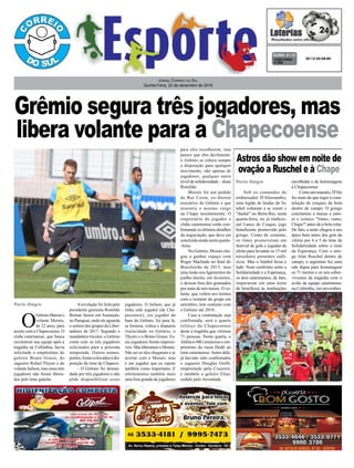 Grêmio segura três jogadores, mas
libera volante para a Chapecoense
Jornal Correio do Sul
Quinta-Feira, 22 de dezembro de 2016
Sob os comandos do
embaixador D'Alessandro,
uma legião de lendas do fu-
tebol voltaram a se reunir e
"duelar" no Beira-Rio, nesta
quarta-feira, no já tradicio-
nal Lance de Craque, jogo
beneficente promovido pelo
gringo. Como de costume,
os times promoveram um
festival de gols e jogadas de
efeito para levantar os 15 mil
torcedores presentes eufó-
ricos. Mas o futebol ficou e
lado. Num confronto entre a
Solidariedade e a Esperança,
os dois sentimentos, de fato,
imperaram em uma noite
de benefícios às instituições
Porto Alegre
Porto Alegre escolhidas e de homenagens
à Chapecoense.
Comoummaestro,D'Ale
fez mais do que reger a cons-
telação de craques da bola
dentro de campo. O gringo
conclamou a massa a ento-
ar o icônico "Vamo, vamo,
Chape!" antes de a bola rolar.
De fato, a noite chegou a seu
ápice bem antes dos gols da
vitória por 6 a 5 do time da
Solidariedade sobre o time
da Esperança. Com o ami-
go Alan Ruschel dentro de
campo, o argentino fez uma
ode digna para homenagear
os 71 mortos e os seis sobre-
viventes da tragédia com o
avião da equipe catarinense,
na Colômbia, em novembro.
O
Grêmioliberouo
volante Moisés,
de 22 anos, para
acerto com a Chapecoense. O
clube catarinense, que busca
reconstruir sua equipe após a
tragédia na Colômbia, havia
solicitado o empréstimo do
goleiro Bruno Grassi, do
zagueiro Rafael Thyere e do
volante Jaílson, mas esses três
jogadores não foram libera-
dos pelo time gaúcho.
Arevelação foi feita pelo
presidente gremista Romildo
Bolzan Júnior em Assunção,
no Paraguai, onde ele aguarda
o sorteio dos grupos da Liber-
tadores de 2017. Segundo o
mandatário tricolor, o Grêmio
conta com os três jogadores
solicitados para a próxima
temporada. Outros nomes,
porém, foram colocados à dis-
posição do time de Chapecó.
– O Grêmio foi deman-
dado por três jogadores e não
pôde disponibilizar esses
Astros dão show em noite de
ovação a Ruschel e à Chape
jogadores. O Jaílson, que já
tinha sido jogador (da Cha-
pecoense), era jogador da
base do Grêmio, foi para lá,
se formou, voltou e disputou
titularidade no Grêmio, o
Thyere e o Bruno Grassi. Es-
ses jogadores foram impossí-
veis. Mas liberamos o Moisés.
Não sei se eles chegaram a se
acertar com o Moisés, mas
é um jogador que eu reputo
também como importante. E
ofertamentos também mais
uma lista grande de jogadores
para eles escolherem, mas
parece que eles declinaram.
o Grêmio se coloca sempre
a disposição para qualquer
movimento, não apenas de
jogadores, qualquer outro
nível de solidariedade – disse
Romildo.
Moisés foi um pedido
de Rui Costa, ex-diretor
executivo do Grêmio e que
assumiu o mesmo cargo
na Chape recentemente. O
empresário do jogador e
clube catarinense estão con-
firmando os últimos detalhes
da negociação, que deve ser
concluída ainda nesta quarta-
-feira.
No Grêmio, Moisés che-
gou a ganhar espaço com
Roger Machado no final do
Brasileirão de 2015, mas
uma lesão nos ligamentos do
joelho direito, em fevereiro,
o deixou fora dos gramados
por mais de seis meses. O vo-
lante, que voltou aos treinos
com o restante do grupo em
setembro, tem contrato com
o Grêmio até 2018.
Caso a contratação seja
confirmada, será o quarto
reforço da Chapecoense
deste a tragédia que vitimou
71 pessoas. Nesta quarta, o
Atlético-MG anunciou o em-
préstimo do meia Dodô ao
time catarinense.Antes dele,
já haviam sido confirmados
o zagueiro Douglas Grolli,
emprestado pelo Cruzeiro,
e também o goleiro Elias,
cedido pelo Juventude.
02-12-20-56-80CONCURSO
4.264
QUINA 21/12
 