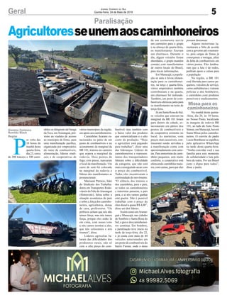 5Geral Jornal Correio do Sul
Quinta-Feira, 24 de Maio de 2018
P
or volta das
10 horas da
manhã desta
quarta-feira,
dia 23, cerca
de 300 tratores e 100 cami-
Paralisação
nhões se dirigiram até Sanga
da Toca, em Araranguá, pró-
ximo ao viaduto de acesso
ao município de Ermo, para
uma manifestação pacífica,
organizada por empresários
do ramo de combustíveis,
alimentação, líderes sindi-
cais e de cooperativas de
vários municípios da região,
em apoio aos caminhoneiros.
Caminhões ficaram es-
tacionados no pátio de um
posto de combustíveis e no
acostamento da marginal da
BR 101, tratores no canteiro
que separa a marginal da
rodovia. Dois pontos de
fogo, com pneus, marcaram
o local da manifestação. Um
carro de som foi colocado
na marginal da rodovia e
líderes dos manifestantes se
pronunciaram.
Marisane Patrício, líder
do Sindicato dos Trabalha-
dores em Transportes Rodo-
viários do Vale doAraranguá
(Sintravale), falou sobre a
situação econômica do país
e sobre a força dos caminho-
neiros, agricultores, donas
de casa, professores. “Os
políticos acham que nós não
temos força, mas nós temos
força, porque eles estão lá
em cima, com nosso voto
e nós vamos mostrar a eles,
que nós colocamos e nós
tiramos”, disse.
Líderes agrícolas fa-
laram das dificuldades dos
produtores rurais, não só
com o alto preço do com-
Gislaine Fontoura
Romildo Black
Região
Agricultoresseunemaoscaminhoneiros
bustível, mas também com
o baixo valor dos produtos
que comercializam e o alto
custo da produção. “Hoje
o agricultor está pagando
para trabalhar”, disse uma
das lideranças. Líderes de
caminhoneiros e represen-
tantes dos transportadores
falaram sobre a dificuldade
da categoria, que não está
mais conseguindo arcar com
o preço do combustível.
Todos eles incentivaram a
continuidade do movimento.
“O silêncio dos tratores e
dos caminhões, para o país,
se todos os caminhoneiros
e tratoristas pararem, o país
para, e aí nós vamos ganhar
esta guerra. Não é possível
trabalhar com o preço do
óleo diesel a quase R$ 4,00”,
disse um dos líderes.
Assim como emAraran-
guá e Maracajá, nas cidades
de Sombrio e Santa Rosa do
Sul, a greve dos caminhonei-
ros continua. Em Sombrio,
a paralisação teve início na
tarde de terça-feira, dia 22,
e já conta com mais de 40
veículos estacionados em
um posto de combustíveis do
bairro Furnas, onde o dono
de um restaurante serviu
um carreteiro para o grupo
e no almoço de quarta-feira,
os manifestantes fizeram
um churrasco. Durante o
dia, alguns veículos foram
abordados, o grupo mantém
contato com manifestantes
de outros locais do Brasil,
para trocar informações.
Em Maracajá, a popula-
ção se uniu e levou alimen-
tação para os caminhonei-
ros, na terça e quarta-feira,
vários empresários também
contribuíram e na quarta,
um churrasco foi realizado.
Também, um posto de com-
bustíveis ofereceu janta para
os manifestantes na noite de
terça-feira.
Já em Santa Rosa do Sul,
os veículos que estavam na
marginal da BR 101 foram
para dentro da cidade, es-
tacionaram em pátios dos
postos de combustíveis e
da cooperativa existente no
local. As marmitas, com
preços mais acessíveis, con-
tinuaram sendo servidas e
a manifestação conta com
aproximadamente cem carre-
tas. Para motoristas de cami-
nhões pequenos, sem muito
conforto, a cooperativa está
oferecendo caminhões maio-
res, com camas, para que eles
possam descansar.
Alguns motoristas la-
mentaram a falta de acordo
com a governo até o momen-
to, pois cargas de frutas já
começaram a estragar, além
da falta de combustíveis em
vários postos. Eles lembra-
ram que a luta é de todos,
pediram apoio e calam para
a população.
Na região, a BR 101
está liberada para carros pe-
quenos, veículos de serviço,
como ambulâncias e viaturas
policias e dos bombeiros,
e caminhões com produtos
perecíveis e medicamentos.
Na manhã desta quinta-
-feira, dia 24, às 10 horas,
no Nosso Posto, localizado
às margens da rodovia BR
101, ao lado do Auto Posto
Simon, em Maracajá, haverá
Santa Missa pelos caminho-
neiros. O convite do padre
Lucas Bombazar se espalhou
pelo aplicativo WhatsApp
na tarde desta quarta-feira.
“Venho convidar você e sua
família para este momento
de solidariedade e luta pelo
bem de todos. Por um Brasil
justo e digno para todos”,
disse o padre.
Missa para os
caminhoneiros
 