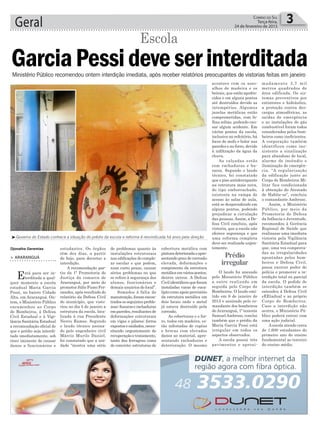 cobertura metálica com
pinturadeterioradaeapre-
sentando grau de corrosão
elevada, deformações e
rompimento da estrutura
metálica em vários pontos,
dentre outros. A Defesa
Civil identificou que foram
instaladas varas de euca-
lipto como apoio provisório
da estrutura metálica em
dois locais onde o metal
já estava destruído pela
corrosão.
As coberturas e o for-
ro, todos em madeira, es-
tão infestadas de cupins
e brocas com elevados
danos ao material, apre-
sentando rachaduras e
deterioração. O mesmo
estudantes. Os órgãos
têm dez dias, a partir
de hoje, para decretar a
interdição.
A recomendação par-
tiu da 1ª Promotoria de
Justiça da comarca de
Araranguá, por meio do
promotor Júlio Fumo Fer-
nandes, após resultado do
relatório da Defesa Civil
do município, que visto-
riou no dia 5 de janeiro a
estrutura da escola, loca-
lizada à rua Presidente
Nereu Ramos. Segundo
o laudo técnico assina-
do pelo engenheiro civil
Márcio Murilo Daniel,
foi constatado que a uni-
dade “mostra uma série
Geral 3Correio do Sul
Terça-feira,
24 de fevereiro de 2015
Djonatha Geremias
Prédio
irregular
de problemas quanto às
instalações estruturais
nas edificações do comple-
xo escolar e que podem,
num curto prazo, causar
sérios problemas no que
se refere à segurança dos
alunos, funcionários e
demais usuários do local”.
Somados à falta de
manutenção, foram encon-
trados os seguintes proble-
mas:fissuraserachaduras
emparedes,resultantesde
deformações estruturais
em vigas e pilares; ferros
expostoseoxidados,neces-
sitando urgentemente de
recuperação e tratamento,
tanto das ferragens como
do concreto; estruturas de
³Governo do Estado conhece a situação do prédio da escola e reforma é reivindicada há anos pela direção
Ministério Público recomendou ontem interdição imediata, após receber relatórios preocupantes de vistorias feitas em janeiro
GarciaPessideveserinterditada
> ARARANGUÁ
Está para ser in-
terditada a qual-
quer momento a escola
estadual Maria Garcia
Pessi, no bairro Cidade
Alta, em Araranguá. On-
tem, o Ministério Público
encaminhou ao Corpo
de Bombeiros, à Defesa
Civil Estadual e à Vigi-
lância Sanitária Estadual
a recomendação oficial de
que o prédio seja interdi-
tado imediatamente, sob
risco iminente de causar
danos a funcionários e
Escola
acontece com os asso-
alhos de madeira e os
beirais, que estão apodre-
cidos e em alguns pontos
até destruídos devido as
intempéries. Algumas
janelas metálicas estão
comprometidas, com fo-
lhas soltas, podendo cau-
sar algum acidente. Em
vários pontos da escola,
inclusive no refeitório, há
focos de mofo e bolor nas
paredes e no forro, devido
à infiltração da água da
chuva.
As calçadas estão
com rachaduras e bu-
racos. Segundo o laudo
técnico, foi constatado
que o piso antiderrapante
na estrutura mais nova,
do tipo emborrachado,
existente na rampa de
acesso às salas de aula,
está se desprendendo em
alguns pontos, podendo
prejudicar a circulação
das pessoas.Assim, a De-
fesa Civil concluiu, após
vistoria, que a escola não
oferece segurança e que
uma reforma completa
deve ser realizada urgen-
temente.
O laudo foi anexado
pelo Ministério Público
a outro realizado em
seguida pelo Corpo de
Bombeiros. O laudo emi-
tido em 8 de janeiro de
2015 e assinado pelo co-
mandante dos bombeiros
de Araranguá, 1º tenente
SamuelAmbroso, conclui
também que o prédio da
Maria Garcia Pessi está
irregular em todos os
aspectos observados.
A escola possui três
pavimentos e aproxi-
madamente 3,7 mil
metros quadrados de
área edificada. Os sis-
temas preventivos por
extintores e hidráulico,
a proteção contra des-
cargas atmosféricas, as
saídas de emergência
e as instalações de gás
combustível foram todos
considerados pelos bom-
beiros como ineficientes.
A corporação também
identificou como ine-
xistente a sinalização
para abandono de local,
alarme de incêndio e
iluminação de emergên-
cia. “A regularização
da edificação junto ao
Corpo de Bombeiros Mi-
litar fica condicionada
à obtenção do Atestado
de Habite-se”, concluiu
o comandante Ambroso.
Assim, o Ministério
Público, por meio da
Promotoria de Defesa
da Infância e Juventude,
recomendou à Gerência
Regional de Saúde que
realizasse uma imediata
vistoria pela Vigilância
Sanitária Estadual para
que, uma vez comprova-
das as irregularidades
apontadas pelos bom-
beiros e Defesa Civil,
possa exercer poder de
polícia e promover a in-
terdição total ou parcial
da escola. O pedido de
interdição também se
estendeu à Defesa Civil
eEEtadual e ao próprio
Corpo de Bombeiros.
Caso a interdição não
ocorra, o Ministério Pú-
blico poderá entrar com
uma ação judicial.
Aescola atende cerca
de 1.600 estudantes do
primeiro ano do ensino
fundamental ao terceiro
do ensino médio.
 