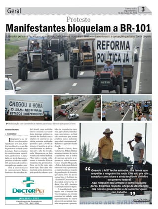 Geral 3Correio do Sul
Segunda-feira,
16 de março de 2015
falta de vergonha na cara.
Nós,agricultores,trabalha-
mos o ano inteiro e no final
não recebemos por nossos
produtos nem o suficiente
paracobriroquegastamos”,
declarouoagricultorAndré
Acordi.
Desde o início, duas
viaturas da Polícia Militar
acompanharam de perto
o manifesto, com a ordem
de apenas garantir a se-
gurança e evitar excessos.
Com o trânsito bloqueado,
aPolíciaRodoviáriaFederal
estevenolocalequestionou
oscoordenadoresarespeito
da paralisação do trânsito,
que durou cerca de 25 mi-
nutos (das 14h45min às
15h10min).Umoutroponto
do sentido norte-sul da ro-
dovia – km 435 – também
foiliberadominutosdepois.
A manifestação pros-
seguiu com o bloqueio das
vias marginais, na entrada
principal da cidade, onde
representantes de outros
setores da sociedade tam-
bém integraram o protesto.
dré Acordi, uma multidão
esteve reunida na tarde
deste domingo próximo ao
elevado de Sombrio com o
objetivo de unirem-se aos
vários protestos realizados
por todo o país. A bordo de
tratores e também a pé, os
manifestantes se desloca-
ram até o alto do elevado,
onde bloquearam os dois
sentidosdarodoviafederal.
“Em toda a minha vida,
nunca vi tamanha falta de
vergonha dos governantes.
Nem em 64 foi visto algo
desse tipo. Esta data está
marcada pelos desmandos,
pelaperdadevaloresepela
> SOMBRIO
Integrando-se as vá-
rias manifestações
espalhadas pelo país, Som-
brio também teve o seu dia
de protestos na tarde deste
domingo. Representantes
de caminhoneiros, agricul-
tores, professores e popu-
lação em geral chegaram a
paralisar o trânsito na BR-
101, protestando contra a
corrupçãoqueassolaopaís.
Sob a coordenação
do caminhoneiro Tadeu
Américo e do rizicultor An-
Liderados por caminhoneiros e agricultores, participantes mostraram descontentamento com a corrupção que toma conta do país
³Mobilização com caminhões e tratores paralisou o trânsito por quase 30 min
Valdinei Nichele
Manifestantes bloqueiam a BR-101
Protesto
Quando o MST fecha estradas, nós temos que
respeitar e ninguém faz nada. Eles vão pra rua
armados com foices e ainda recebem dinheiro
do governo federal.
Aqui ninguém está armado e somos trabalha-
dores. Exigimos respeito, chega de desmandos
dos nossos governantes e de sustentar quem
não trabalha.
Tadeu Américo
“
“
 