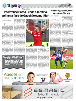 > PORTO ALEGRE
Com o time repleto
de reservas, com o
retorno até de Dida ao gol e
a volta de Rafael Moura ao
banco de reservas, o Inter
recebeu o Passo Fundo
no Beira-Rio para tentar
confirmar a liderança. O
placar resistiu no zero até
os 26 minutos do segundo
tempo, quando Valdívia
finalmente conseguiu ba-
lançar a rede do goleiro
Juliano-umdosdestaques
da partida. A vitória sim-
ples perdurou até o fim,
quando Alex ampliou aos
42. O resultado de 2 a 0
não deixou margem para
outra situação, senão a
classificação do Inter em
primeiro lugar para a dis-
puta das quartas de final.
O adversário será o Cru-
zeiro, às 22h da próxima
quarta-feira.
Com o triunfo, o Inter
Política 19Correio do Sul
Segunda-feira,
6 de abril de 2015
Gauchão
encerrou a primeira fase
com 34 pontos, quatro
de vantagem ao segundo
colocado, o Grêmio. Já o
Passo Fundo acabou fora
da zona de classificação,
em nono, em função da vi-
tória do Novo Hamburgo,
que pegou o oitavo lugar e
também está nas quartas.
No primeiro tempo, Julia-
no pegou todas. O Inter
foi quem ditou o ritmo do
jogo, teve diversas chances
de abrir o placar, mas não
conseguiu o objetivo em
razão do bom trabalho do
goleiro do Passo Fundo.
Com quatro minutos de
jogo, ele havia feito três
defesas em finalizações de
Valdívia, William e Nil-
mar. E não parou por aí.
Fez outras três interven-
çõesimportantes,ebrilhou
em cobrança de escanteio
deAlex saltando para des-
viar o que poderia resultar
em gol olímpico.Artilheiro
do Gauchão, Michel teve
uma boa oportunidade
IntervencePassoFundoetermina
primeirafasedoGauchãocomolíder
Grêmiojogapouco,cede
empateaoSãoJosé
> SÃO LEOPOLDO
A missão era dura.
Além de vencer, tinha que
contarcomtropeçodoInter
no Beira-Rio. O fato é que o
Grêmio sequer conseguiu
fazer sua parte na tarde
deste domingo, no Cristo
Rei, em São Leopoldo, pela
última rodada da fase de
grupos do Gauchão. Com
time misto, o Tricolor errou
demais, até na sua antes
impecável defesa, e cedeu
empate em 1 a 1 com o São
José, que ainda sonhava
com classificação às quar-
tas de final. Para comple-
tar, o Colorado superou o
Passo Fundo e confirmou a
liderança,restandoaotime
de Felipão a vice-colocação
e a perda de uma série de
vitórias que durava sete
duelos - mas ainda segue
invicto por 11 partidas.
O Grêmio chegou a
abrir o placar, com Fellipe
Bastos, mas desperdiçou
muitas chances com Yuri
Mamute e, de quebra, vol-
tou mal para o segundo
tempo. Melhor para o São
José, que, com Rafael Car-
rilho, deixou tudo igual.
Umresultado,todavia,que
eliminou o Zequinha, que
encerrouoestadualem11º,
com 18 pontos.
Vice-líder com 30 pon-
tos, o Grêmio enfrentará
o Novo Hamburgo, pro-
vavelmente na próxima
quinta-feira, pelas quartas
de final. O confronto dessa
fase é feito em apenas um
jogo,aserrealizadonacasa
dotimecommelhorcampa-
nha, no caso o Tricolor, que
espera o rival na Arena.
ao receber livre na área,
mas desperdiçou. Mandou
chute no palco montado
paraoshowdoReiRoberto
Carlos no Beira-Rio.
Na etapa complemen-
tar, o mesmo cenário. Po-
rém, as jogadas ofensivas
paravam antes de chegar
em Juliano. O sistema
defensivo do adversário
funcionou.Aos15minutos,
Rafael Moura, que voltou
a figurar no banco de re-
servas, teve nova chance.
Aguirre colocou o centroa-
vante no lugar de Vitinho.
Na primeira participação,
He-Man cabeceou bem,
porém sobre o gol.
Era chance atrás de
chance. Mas nada de a
bolaentrarnogoldoPasso
Fundo.Até que Valdívia, o
nome que vem resolvendo
nos últimos jogos, conse-
guiu marcar. Foi aos 26
do segundo tempo. Alex,
que não teve atuação de
destaque nesse jogo, se
recuperou e ampliou o
placar aos 42, com uma
bomba característica da
entrada da área para ga-
rantir a liderança do Inter
no Gauchão.
 