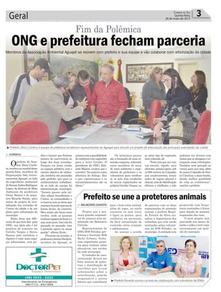 para o bem-estar animal,
além de jogos, no estilo
encontre os sete erros
e ligue os pontos, para
colaborar na promoção
da fácil assimilação do
conteúdo entre crianças
e adolescentes.
Ao assinar o acordo
dins e bancos que formem
setores de convivência ao
longo das duas avenidas.
Parques em áreas verdes
ou espaços públicos, com o
mesmo objetivo de utiliza-
ção também são pensadas
pelo prefeito, que quer os
ambientalistas trabalhan-
do ao lado da equipe da
administração municipal.
“Jamais passou pela mi-
nha cabeça transformar o
Centro, as comunidades e
osbairroscomasobrasque
estamosfazendoapenasde
forma bruta, de concreto.
Meu sonho são locais mais
verdes, onde as pessoas
tenhamespaçosdelazereo
seja mais puro. Isso não foi
pensado no passado, mas
é pensado agora na nossa
gestão”, afirma Zênio.
Presente na reunião, a
professoraJanineSteckert,
membro da Aguapé, se
Geral 3Correio do Sul
Quinta-feira,
28 de maio de 2015
³Prefeito Ronaldo assina o acordo de colaboração com voluntárias de ONGs
³Prefeito Zênio (centro) e equipe da prefeitura receberam representantes da Aguapé para discutir um projeto de arborização das principais avenidades da cidade
ONG e prefeitura fecham parceria
Fim da Polêmica
> SOMBRIO
Oprefeito de Som-
brio Zênio Cardo-
so,recebeunamanhãdesta
quarta-feira, membros da
Organização Não Gover-
namental Aguapé, ao lado
da engenheira ambiental
doSamaeJadnaRodrigues
Lopes, da diretora de Meio
Ambiente da prefeitura
Greici Bristot e do arqui-
teto Ricardo Simão, para
tratar do projeto de revi-
talização das avenidas do
Centro da cidade e de um
plano para arborização do
município.
Zênio disse que dife-
rente do que fora dito pela
ONG, sua ideia não é ter
projetos de concreto na
Getúlio Vargas e Nereu
Ramos, pelo contrário, o
objetivo é criar mais espa-
ços arborizados, com jar-
Membros da Associação Ambiental Aguapé se reúnem com prefeito e sua equipe e vão colaborar com arborização da cidade
animoucomapossibilidade
decolaborarcomsugestões
para a ‘nova’ Getúlio. O
presidente da ONG, Edu-
ardo Miguel, avaliou que o
encontro “foi positivo como
abertura de diálogo. Era
o que esperávamos e os
encaminhamentos são os
ideais.”
> BALNEÁRIO GAIVOTA
Projeto que a pro-
move guarda responsá-
vel de animais será im-
plantado em Balneário
Gaivota.
Representantes da
ONG SOS Peludos, pre-
feitura e Instituto SOS
Bicho Urbano, fecha-
ram importante parce-
ria para realizar ações
educativas nas escolas
da rede municipal.
O trabalho de cons-
cientização deverá ser
feito através de pales-
tras e distribuição de
cartilhas que levam
informações sobre a
esterilização, guarda
responsável e outros
fatores que contribuem
Prefeito se une a protetores animais
de parceria com as duas
organizações de proteção
animal, o prefeito Ronal-
do Pereira da Silva res-
saltou a importância dos
trabalhos que vêm sendo
realizados pelas voluntá-
rias da SOS Peludos, no
município.Aentidade tem
promovido com frequ-
ência castrações e feiras
para doação de animais
resgatados das ruas.
O novo projeto será
executado nos meses de
junho e julho e terá como
encerramento um muti-
rão de castração.
Os próximos passos
são a formação de uma co-
missão conjunta, informal,
entre membros do setor
de meio ambiente e enge-
nharia da prefeitura e os
voluntários para verificar
se os ipês têm condições
de serem replantados na
própria Getúlio Vargas, ou
se outro tipo de vegetação
será colocada ali.
“Tudo tem que ser com
um estudo, rápido, mas
eficiente,porqueagora,sob
os 600 metros do Calçadão
que construiremos, temos
redes de esgoto pluvial e
cloacal,redededistribuição
elétrica e telefônica e não
podemos ter árvores com
raízesquesealongamees-
traguem estas tubulações.
Também será pensado no
visual, para que seja, além
do maior Calçadão de San-
ta Catarina, o mais bonito,
dando melhor qualidade
de vida ao sombriense”,
conclui o prefeito.
 