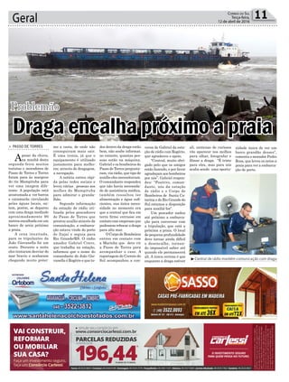 mo a costa, de onde não
conseguiram mais sair.
É uma ironia, já que o
equipamento é utilizado
justamente para melho-
rar, através de dragagem,
a navegação.
A notícia correu rápi-
da pelas redes sociais e
levou várias pessoas aos
molhes do Mampituba
para admirar o granda-
lhão.
Segundo informação
da estação de rádio uti-
lizada pelos pescadores
de Passo de Torres que
prestou auxílio através da
comunicação, a embarca-
ção estava vindo do porto
de Itajaí e seguia para
Rio Grande/RS. O rádio
amador Gabriel Cravo,
que trabalha na estação,
informou que o nome do
comandante do João Gio-
vanella é Rogério e que to-
Geral 11Correio do Sul
Terça-feira,
12 de abril de 2016
³Central de rádio mantém comunicação com draga
> PASSO DE TORRES
Apesar da chuva,
na manhã desta
segunda-feira muitos
turistas e moradores de
Passo de Torres e Torres
foram para às margens
do rio Mampituba para
ver uma imagem dife-
rente. A população está
acostumada a ver barcos
e catamarãs circulando
pelas águas locais, on-
tem, porém, se deparou
com uma draga medindo
aproximadamente 90
metros encalhada em um
banco de areia próximo
a praia.
A cena inusitada,
para os tripulantes da
João Giovanella foi um
susto. Durante a noite
eles tentaram desviar do
mar bravio e acabaram
chegando muito próxi-
Draga encalha próximo a praia
Problemão
dos dentro da draga estão
bem, não soube informar,
no entanto, quantas pes-
soas estão na máquina.
Gabriel e os bombeiros de
Passo de Torres pergunta-
ram, via rádio, que tipo de
auxílio eles necessitavam.
O comandante respondeu
que não havia necessida-
de de assistência médica,
também ressaltou ter
alimentação e água sufi-
cientes, sua única neces-
sidade no momento era
que a central que fica em
terra firme entrasse em
contato com empresas que
pudessem rebocar a draga
para alto mar.
O Corpo de Bombeiros
entrou em contato com
a Marinha que deve vir
a Passo de Torres para
acompanhar o caso. A
reportagem do Correio do
Sul acompanhou a con-
versa de Gabriel da esta-
ção de rádio com Rogério,
que agradeceu o apoio.
“Central, muito obri-
gado pelo que os amigos
estão fazendo, e por favor
agradeçam aos bombeiros
por nós”. Gabriel respon-
deu: “Positivo, coman-
dante, nós da estação
de rádio e o Corpo de
Bombeiros de Santa Ca-
tarina e do Rio Grande do
Sul estamos a disposição
para auxiliá-los”.
Um pescador nadou
até próximo a embarca-
ção para conversar com
a tripulação, que está a
próxima a praia. O local
de pequena profundidade
deve tornar ainda difícil
o desencalhe, tornan-
do impossível saber até
quando ele permanecerá
ali. A única certeza é que
enquanto a draga estiver
ali, centenas de curiosos
vão aparecer nos molhes
para olhar, fotografar e
filmar a draga. “É triste
para eles, mas para nós
acaba sendo uma oportu-
nidade única de ver um
barco grandão desses”,
comenta o morador Pedro
Rosa, que levou os netos a
praia para ver a embarca-
ção de perto.
 