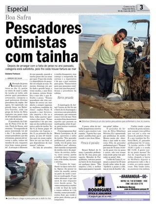 a tainha desaparece, mas
começa a temporada da
corvina e a expectativa
é de que o mar continue
para peixe. “Vamos torcer
para que possamos conti-
nuar com uma boa pesca”,
deseja o presidente da
colônia.
A reportagem do Jor-
nal Correio do Sul foi até
abarradorioAraranguáe
conversoucompescadores
artesanais, que contaram
como é viver do mar. Nem
asnoitesfriasdesanimam
aqueles que passam as
madrugadas atrás do pei-
xe,paramuitososustento
da família.
OararanguaenseJosé
Moacir Laranjeira, de 46
anos, aproveita a safra
da tainha. “Sou pescador
profissional, pesco para
venda, vivo do peixe, meu
trabalho é esse”, afirmou.
Joséemendaatemporada
da tainha com a da papa-
-terra, da corvina, encho-
va, entre outras, porém
a melhor época é mesmo
esta, a da tainha, durante
o inverno.
O horário do ‘expe-
diente’naáguavariamui-
to. Alguns vão pescar no
início da manhã, outros
na parte da tarde e mui-
tos na madrugada. O que
todos afirmam é que não
saem do mar enquanto
tiver dando peixe. “Às
vezescomeçamosaencher
a rede no final da tarde
e vamos embora às 4 da
manhã,vamospescando”,
contou José, que vende o
peixe para clientes que já
conquistou.
do ano passado, quando a
tainha pouco deu as caras
por aqui. O que não muda
é a dependência do pesca-
dor em relação ao mar. No
mesmo domingo em que
foi dado o grande lanço, o
vento mudou, o mar ficou
de ressaca, entrou frente
fria e mar alto, o que di-
ficulta a pesca. “Nossos
pescadores não têm con-
dições de entrar em mar
aberto e sempre esperam
as melhores condições do
clima”, explica Paulo. E
quando o mar favorece,
não importa o dia ou a
hora, todos querem apro-
veitar a boa maré. “Nossa
expectativa é de que este
sejaumdosmelhoresanos
para a safra da tainha. No
dia 8, já foram pegas 40
toneladas em Laguna e
dia 15, no primeiro dia da
pesca, já saiu 20 tonela-
das aqui em nossa região.
Deve ser um ano bom, só
que dependemos do mar
manso”, informa.
No mês de setembro
Especial 3Correio do Sul
Segunda-feira,
30 de maio de 2016
³Edmilson Silveira é um dos tantos pescadores que enfrentam o mar no inverno
³José Moacir chega a praia para por a rede no mar
Gislaine Fontoura
> ARROIO DO SILVA
Aliberação da pesca
motorizada acon-
teceu no dia 15, porém
no início de maio a safra
da tainha já tinha sido
aberta para pescadores
artesanais, categoria a
qual pertencem diversos
pescadores da região. Até
agora, foi registrado um
grande lanço, em Balne-
ário Gaivota, onde um
grupo de Arroio do Silva
capturou um pouco mais
de 20 toneladas de tainha
com rede de arrasto.
O presidente da Colô-
nia de Pesca Z-24 do Ar-
roio, Paulo de Souza, está
otimista. “Atemporada de
pesca motorizada vai até
o dia 1º de junho, porém
nossospescadores,quesão
artesanais,pescamatéen-
cerrar a safra, vamos até
meados do ano, enquanto
tiver bom, vamos pescan-
do”. A situação é diferente
Boa Safra
Depois de amargar com a falta de peixe no ano passado,
categoria está satisfeita, pois frio cedo trouxe fartura ao mar
Pescadores
otimistas
com tainha
Barra pesada
Pesca é paixão
A pesca, além do tra-
balhoproporcionaconvívio
social e para muitos é um
esporte. “Agente faz o que
gosta”,justificaJosé,queé
casado e tem duas filhas.
Reneci Rafael, de 51
anos, é pescador profissio-
nal há 30, mas pesca por
esporte. Morador de For-
quilhinha, costuma pescar
na barra do rio Araranguá
em qualquer época. “Não
importa o frio, a melhor
épocaparapescaréquando
tem peixe”, define.
O pescador de Ar-
roio do Silva Edmilson
Silveira,52,é aposentado
por problemas de saúde.
Mesmo assim não aban-
dona o mar onde se criou
como filho de pescador
profissionalqueé.“Pesquei
por mais de 35 anos.Aroti-
na de quem vive na pesca
é assim, não tem tempo
ruim,tendo peixe tem pes-
cador na praia”, fala.
CarlitodoCanto,31,co-
meçou a pescar há 20 anos
levado pelas mãos do pai.
“Ajudava a puxar a rede,
isso já vem de família”, diz.
Carlito vende o peixe
na beira da praia mesmo,
pois sempre tem público
que vai até a orla em
busca do produto fresco.
É o que também faz Fa-
brício Berti, 47, pescador
profissional há 12 anos.
“A tainha média é R$
10,00 o quilo e a ovada
R$ 15,00. A gente ven-
de na praia mesmo”.No
dia da reportagem ele
tinha chegado a barra
às 8h30min diposto a
permanecer todo o dia e
a noite, se o peixe apare-
cesse. Não tendo sorte,
ao anoitecer iria embora.
 