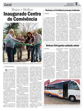 nicipais, da assistente so-
cial Susana Casagrande,
responsávelpelasecretaria
do Desenvolvimento Social
e da Família e de membros
da Terceira Idade, a sole-
nidade de inauguração ho-
menageou os proﬁssionais
que já atuam e os que vão
passar a atuar no SCFV,
alémdeAugustinhaOlisete
Molgaro Possamai Della,
a Zete, que coordenou a
secretaria ao longo dos
últimos anos.
“Essenovoespaçoéfru-
todadedicaçãoquetodosos
proﬁssionais da secretaria
dedicam às pessoas aten-
didas”, disse Zete.
O imóvel passa a fazer
parte de uma espécie de
‘complexo social’, por estar
localizadoaoladodoCentro
de Convivência da Terceira
Idade, do Cras (Centro de
Referência de Assistência
Social) e, em alguns meses,
dacapelamortuária.Entre
reforma, ampliação e todo
Geral 5CORREIO DO SUL
Quinta-feira,
14 de julho de 2016
l
> JACINTO MACHADO
Se os serviços pres-
tados no âmbito
social têm como objetivo
garantir que cidadãos em
risco tenham atendimento
que lhes é de direito, nada
mais justo que estes ser-
viços sejam oferecidos em
um ambiente adequado.
E, mais do que a própria
estrutura, o tratamento
dado pelos profissionais
dessa área é essencial, ten-
do efeito direto na vida
destes cidadãos.
Emsolenidaderealiza-
danestasemana,estrutura
adequada e profissionais
dedicados uniram-se com
a inauguração do novo lo-
cal em que será realizado
o Serviço de Convivência
e Fortalecimento de Vín-
culos (SCFV) de Jacinto
Machado.
Com a presença do
prefeito Antônio João de
Fáveri, de secretários mu-
Inaugurado Centro
de Convivência
Maior e Melhor
Prefeito Antônio e equipe do centro inauguram nova instação do centro social
Micro-ônibus será usado em qualquer município que enfrente catástrofe
MudançanaPrevidênciapreocupasindicatos
Defesa Civil ganha unidade móvel
> REGIÃO
A proposta de refor-
ma do sistema previden-
ciário é motivo de preo-
cupação para os Sindi-
catos dos Trabalhadores
Rurais do Extremo-Sul
Catarinense. O tema foi
pauta de uma reunião
nesta quarta-feira, entre
os presidentes dos sindi-
catos de Turvo e Ermo,
David Tomazi Tomaz e
de Jacinto Machado, Val-
dir Barbosa de Oliveira,
e o gerente de políticas
socioeconômicas, rurais
e urbanas da Agência de
Desenvolvimento Regio-
nal (ADR) deAraranguá,
> ESTADO
A Defesa Civil esta-
dual conta com um refor-
ço na frota para atuar em
operações. A instituição
recebeu um micro-ônibus
que será utilizado como
unidade móvel em ações
de fiscalizações sobre
emergência e transporte
de produtos perigosos
e nos atendimentos em
situações de crise.
Nessas situações, o
veículo servirá como cen-
tro de comando móvel da
Defesa Civil e poderá ser
deslocado para qualquer
região de Santa Catari-
na. No momento em que
está previsto uma crise
muito aguda em deter-
Sérgio Luciano Gomes.
Davi expôs que em
conjunto com os sindicatos
de toda a região deve ser
elaborado um documento-
-base de repúdio a estas
possíveis mudanças na
Previdência Social, que
será encaminhado às vá-
rias esferas. “As mudan-
ças previstas prejudicam
todos os contribuintes,
retirando inúmeros di-
reitos”, destacou. Ele cita
que entre as modiﬁcações
previstas que afetarão
os trabalhadores rurais,
está o aumento da idade
da aposentadoria rural de
homens e mulheres para
65 anos, além da desvin-
culação do valor do salário
minada região, a unidade
vai ao local.
Conforme o secretá-
rio de estado da Defesa
Civil, Rodrigo Moratelli,
naquele ponto especíﬁco,
os técnicos poderão au-
xiliar no monitoramento
regionalmente. Com isso,
vai melhorar a qualidade
dos alertas e operação das
equipesduranteoplanode
ação emergencial desen-
volvido na área afetada.
“Isso facilita e dá mais
agilidade para as equipes
do estado e também do
município”, diz.
O micro-ônibus é
equipado com monitores,
computadores, sistema
de radiocomunicação e
toda estrutura tecnoló-
gica para atendimento
mínimo, fazendo com
que o valor do benefício
do trabalhador rural
passe a ser de cerca de
65% do salário mínimo.
“Infelizmente, uma das
consequências será a
migração de muita gente
do campo para a cidade.
90% dos agricultores
brasileiros são familia-
res”, completou.
Valdir Barbosa des-
tacou que no Extremo-
-Sul, há cerca de dez mil
famílias inseridas na
agricultura familiar. “O
setor agrícola é muito
importante para a econo-
mia da região, por isso,
temos que nos unir e nos
mobilizar”, defende.
dos trabalhos a serem
oferecidos. Poderá trans-
mitir informações para
o Centro Integrado de
Gestão de Risco e Desas-
tres (Cigerd) em tempo
real a partir do ano que
vem quando estiver em
operação. Ainda, possi-
bilita a elaboração de
documentos, relatórios e
deﬁnir ações também faz
parte dos trabalhos que
poderão ser realizados
através da base móvel.
Quando o micro-
-ônibus não tiver emer-
gências, vai atuar nas
operações de produtos
perigosos. E ele já está
em uso. Nesta quinta-
-feira, a ação ocorre no
posto da Polícia Militar
RodoviáriadeBlumenau.
o mobiliário, foram inves-
tidos cerca de R$ 150 mil.
“Esse novo espaço é muito
maisamplo,combanheiros
adequados, cozinha maior
e equipada, refeitório, sala
deinformáticacom20com-
putadores novos e ainda
outros espaços para aten-
dimento”, listou o prefeito
Antônio de Fáveri.
Às crianças, neste pri-
meiro momento, são ofere-
cidas oﬁcinas de informáti-
ca, de esportes, de teatro,
sócio-educativa, de dança e
de capoeira, sempre no ho-
rário contra-turno escolar,
duas vezes por semana e
divididos em quatro tur-
mas. “E em breve teremos
tambémumcampinho,que
será construído no terreno
aosfundosdoSCFV”,acres-
centou a assistente social
Thayse Brovedan.
Além de crianças e
adolescentes, o novo local
prestará serviços também
a adultos e idosos.
 