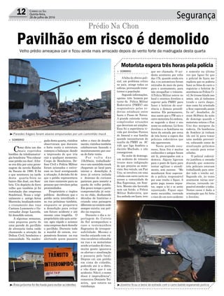 ³Jovelino ficou a beira da estrada com o carro batido esperando polícia
³Paredes frágeis foram abaixo empurradas por um caminhão muck
³Área próxima foi fechada para evitar acidentes
> SOMBRIO
A falta de efetivo poli-
cial, um problema crítico
no país, atinge todas as
esferas, provocando trans-
tornos a população.
Segundo informações,
apenas três homens por
turno da Polícia Militar
Rodoviária (PMRV) são
responsáveis pelas ro-
dovias estaduais entre
Içara e Passo de Torres.
A grande extensão torna
complicadas situações
que deveriam ser simples.
Essa foi a experiência vi-
vida por Jovelino Pereira
do Amaral e sua família
quando necessitaram do
auxílio da PMRV na SC
449, que liga Sombrio a
Jacinto Machado, e não
conseguiram.
Na noite de domingo,
um acidente de trânsito
trouxe mais indignação
do que prejuízo ao moto-
rista. Seu veículo, um Fiat
Uno, se envolveu em uma
colisão com outro carro no
acesso a comunidade de
Boa Esperança, em Som-
brio. Mesmo não havendo
nem um ferido, a Polícia
Militar Rodoviária, que
fica sediada em Içara, teve
que ser chamada. O aci-
dente aconteceu por volta
das 17h, quando ainda era
dia, e os automóveis foram
retirados do meio da pista
para o acostamento, para
não atrapalhar o trânsito.
A Polícia Militar esteve no
local e orientou Jovelino a
esperar pela PMRV para
fazer o boletim de ocor-
rência e demais procedi-
mentos. Ele permaneceu,
mas assim que a PM saiu o
outro motorista foi embora,
se negando a dizer o seu
nome ou endereço. Lá ficou
Jovelino e os familiares na
beira da estrada por cerca
de três horas a espera dos
policiais rodoviários que
não apareceram.
Neste período escu-
receu, ficou frio e muitos
conhecidos e amigos foram
até lá, preocupados com a
demora. Alguns ligavam
para o posto de Içara para
tentar agilizar o atendi-
mento, sem sucesso. “Me
mandaram ficar esperan-
do a polícia responsável
por esse trecho e fiquei. A
gente paga nossos impos-
tos, segue a lei e se sente
injustiçado. Fiquei aqui
nesta escuridão, correndo
o risco de um novo acidente
Motorista espera três horas pela polícia
e somente na última
vez que liguei foi que
o policial de Içara me
explicou que eu poderia
fazer as fotos do carro e
registrar o boletim de
ocorrência na Polícia Ci-
vil. Se tivesse falado isso
antes, nós já tínhamos
tirado o carro daqui,
mas como fui orientado
a ficar esperando,assim
fiz né”, desabafou. Já
eram 9h30min da noite
de domingo quando o
motorista retirou o Fiat
Uno das margens da
rodovia. Os bombeiros
de Sombrio já tinham
ido até lá para tomar
uma medida preventi-
va, colocando cones de
sinalização próximos
ao veículo para evitar
colisões.
O policial rodoviá-
rio justificou a omissão
dizendo que somente
três policiais estavam
trabalhando para aten-
der todo o trecho sul.
Segundo ele, às vezes
acontecem várias ocor-
rências, tornando im-
possível atender a todas.
Nestes casos é dada a
orientação que foi feita
a Jovelino.
Segurança12 Correio do Sul
Quinta-feira,
28 de julho de 2016
gadadestaquarta,vizinhos
observaram que durante
o forte vento a estrutura
começou a balançar, dando
a impressão de que iria
cair a qualquer momento.
Corpo de Bombeiros, De-
fesa Civil e Polícia Militar
foram acionados e estive-
ram no local averiguando
a situação. A decisão foi de
que o prédio representava
um risco eminente para as
pessoas que circulam pelas
proximidades.
Proprietário e órgãos
públicos decidiram que o
prédio seria interditado e
as rua próximas também,
enquanto se preparava
a demolição para evitar
um futuro acidente e até
mesmo uma tragédia. O
proprietário não quis arris-
car, agiu rápido e acionou
uma empresa dará demolir
o pavilhão. Durante toda
a manhã de ontem, res-
ponsáveis ficaram na rua
alertando quem passava
Velho prédio ameaçava cair e ficou ainda mais arriscado depois do vento forte da madrugada desta quarta
> SOMBRIO
Como diria um dos
mais repetidos
bordões da teledramatur-
gia brasileira: ‘Vou colocar
esse prédio na chon’.Afra-
se era dita por uma perso-
nagem da novela Rainha
da Sucata de 1990. E foi
o que aconteceu na tarde
desta quarta-feira no
bairro São José, em Som-
brio. Um depósito de ferro
velho que também já foi
instalação das empresas
Sombrisul, Tezza e origi-
nalmente o antigo Arroz
Marrecão,localizadoentre
o cruzamento das ruas
Caetano Lummertz e Go-
vernador Jorge Lacerda,
foi demolido ontem.
A algumas semanas,
uma pequena parte de
uma parede do pavilhão
de alvenaria tinha caído
chamando a atenção da
Defesa Civil, bombeiros e
comunidade. Na madru-
Pavilhão em risco é demolido
Prédio Na Chon
sobre o risco de desaba-
mento, vizinhos também
colaboravam fazendo o
monitoramento por cau-
sa do forte vento.
P o r v o l t a d a s
15h30min, trabalhado-
reseumcaminhãomuck
chegaram ao local para
iniciar a demolição. A
área já estava isolada
e dezenas de curiosos
pararam para assistir a
queda do velho prédio.
Em pouco tempo a parte
comprometida já esta-
va no chão, desfazendo
décadas de histórias e
criando uma paisagem
diferentenocenárioonde
sempre existiu um pré-
dio na esquina.
Durante o dia a re-
portagem do Correio
do Sul acompanhou o
caso e testemunhou
flagrantes de irrespon-
sabilidade. Mesmo o
trecho estando com vá-
rios cavaletes colocados
na rua e os motoristas
sendo avisados do risco,
muita gente ignorava
os alertas e sinalização
e passava pelo local.
Depois cai um prédio
em cima do cidadão,
podendo até ir a óbito,
e vão dizer que é um
acidente. Não é, o nome
disso é imprudência”,
comentou Donizete Tei-
xeira, que estava na
vizinhança.
 