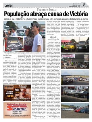 da creche auxiliam nos
cuidados com Victória,
assim como com um
menino que usa muletas
para caminhar. Convi-
vendo com amiguinhos
com necessidades es-
peciais, eles aprendem
desde cedo a respeitar
as diferenças.
O Grupo Correio do
Sul, jornal e Rádio 93
FM, foi para a rua neste
final de semana apoiar a
mobilização para alcan-
çar os R$ 150 mil ne-
cessários para a família
viajar com a menina nos
próximos dias. Na tarde
de sábado, o comunica-
dor Leandro Rodrigues
fez participações dire-
tas do Campeonato de
Carros Rebaixados no
Outlet Japonês, com a
colaboração do colega
Jorge Pimentel. No do-
mingo os dois continua-
ram no ar animando as
pessoas a comparecer ao
evento e fazer doações.
O belo dia de sol aju-
dou a aumentar o clima
de solidariedade, que
empolgou participantes
como Patrick Borges,
de Araranguá, que veio
apresentar seu carro
rebaixado e com sus-
pensão que faz o carro
se mover (dançar). Sua
avaliação foi positiva:
“Só pelo fato de sair de
casa e vir ajudar a Victó-
ria me sinto vitorioso”,
resumiu.
O gerente comercial
do shopping Outlet, Jo-
semir Hoepers, se disse
emocionado. “É um pra-
zer ajudar a angariar
fundos para a operação
que a menina precisa
fazer para enxergar.
Ficamos gratos, pois
são poucas as vezes em
que se consegue unir
a comunidade com la-
zer e boa ação. Foi isso
que o Outlet Japonês
quis fazer com a ajuda
de todas as empresas
parceiras”,afirmou.
Mais satisfeitos ain-
da estavam Catiele e
Geral 3Correio do Sul
Segunda-feira,
29 de Agosto de 2016
Marivânia Farias
Correio do Sul e Rádio 93 FM estiveram neste final de semana entre os muitos apoiadores do tratamento da menina
arrecadado foi para aju-
dar a família moradora
do bairro São Pedro a
viajar para a Tailândia
em busca de tratamento
para a criança de quatro
anos que sofre de uma
doença rara, a síndrome
de morsier, uma ano-
malia que causou a má
formação do nervo óptico
e gerou cegueira desde o
nascimento.
Fernando Pezente
Parol, líder dos Caran-
guejos da Areia, diz que
as trilhas e passeios
de jipe proporcionam
sensação de liberdade,
estreitam amizades e
reúnem famílias, pois
> SOMBRIO
Eles estão acostuma-
dos a participar de ações
sociais e neste final de
semana estiveram em
mais uma. Membros
dos grupos Caranguejos
da Areia, Me Puxe Off
Road, Chacais e outros,
colaboraram com a cau-
sa da menina Victória da
Rosa Constante, levan-
do para o pátio do Outlet
Japonês seus jipes, car-
ros rebaixados e motos,
no 1º Campeonato de
Carros Rebaixados de
Sombrio. Todo o recurso
PopulaçãoabraçacausadeVictória
Pegando Junto
os jipeiros costumam
estar acompanhados
das esposas e filhos. É
o caso de Diego Cardoso
e seu filho de 14 anos
Diego Gabriel. O menino
acompanha o pai com
frequência e vai apren-
dendo também o valor
da solidariedade.
O mesmo acontece
no Me Puxe, jipeiros
que se reúnem a cerca
de cinco anos e que tem
21 integrantes. Dionata
José Lopes diz que o
grupo organiza ativi-
dades como a doação de
brinquedos no Dia das
Crianças e Natal. Por-
tanto, apoiar a causa de
Victória é natural para
eles. “Não temos em nos-
sas famílias nenhuma
criança precisando de
ajuda, mas poderíamos
ter e então íamos querer
que nos apoiassem”, diz
Dionata.
Outros voluntários
também se juntaram a
causa de Victória neste
final de semana, como
Oyara Teixeira Vignalli,
de 17 anos e Luana dos
Santos Oliveira, 19. As
duas trabalham na cre-
che que atende a menina
e foram colaborar na
tarde de sábado. “Não
custa ajudar, às vezes
a gente fica em casa
sem fazer nada”, afirma
Oyara.
As duas colegas di-
zem que os aluninhos
Robson com a mobiliza-
ção pela filha. Catiele
informou que no pedá-
gio realizado sábado
em Araranguá foram
completados R$125 mil.
Nesse valor está incluso
a venda do carro e de
um terreno que o casal
possuía. “Se Deus qui-
ser, conseguiremos todo
o dinheiro”, comemorou
a mãe.
Na tarde de ontem,
cerca de 300 carros,
mais motos, bicicletas
e jipes estavam esta-
cionados no pátio do
shopping, abraçando a
causa. O casal e Victó-
ria embarcam no dia 10
para a Tailândia.
Grande
mobilização
³Muita gente foi ao pátio do shopping se divertir e apoiar a causa da menina
 