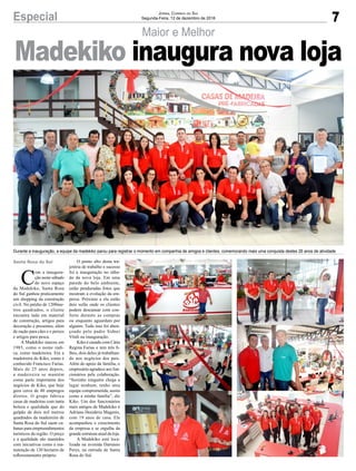 Maior e Melhor
Durante a inauguração, a equipe da madekiko parou para registrar o momento em companhia de amigos e clientes, comemorando mais uma conquista destes 26 anos de atividade
C
om a inaugura-
ção neste sábado
do novo espaço
da Madekiko, Santa Rosa
do Sul ganhou praticamente
um shopping da construção
civil. No prédio de 1200me-
tros quadrados, o cliente
encontra tudo em material
de construção, artigos para
decoração e presentes, além
de ração para cães e e peixes
e artigos para pesca.
A Madekiko nasceu em
1985, como o nome indi-
ca, como madeireira. Era a
madeireira do Kiko, como é
conhecido Francisco Farias.
Mais de 25 anos depois,
a madeireira se mantém
como parte importante dos
negócios de Kiko, que hoje
gera cerca de 40 empregos
diretos. O grupo fabrica
casas de madeiras com tanta
beleza e qualidade que do
galpão de dois mil metros
quadrados da madeireira de
Santa Rosa do Sul saem ca-
banas para empreendimentos
turísticos da região. O preço
e a qualidade são mantidos
com iniciativas como a ma-
nutenção de 120 hectares de
reflorestamento próprio.
Santa Rosa do Sul O ponto alto desta tra-
jetória de trabalho e sucesso
foi a inauguração no sába-
do da nova loja. Em uma
parede do belo ambiente,
estão penduradas fotos que
mostram a evolução da em-
presa. Próximo a ela estão
dois sofás onde os clientes
podem descansar com con-
forto durante as compras
ou enquanto aguardam por
alguém. Tudo isso foi aben-
çoado pelo padre Sidnei
Vitali na inauguração.
Kiko é casado com Cátia
Regina Farias e tem três fi-
lhos, dois deles já trabalhan-
do nos negócios dos pais.
Além do apoio da família, o
empresário agradece aos fun-
cionários pela colaboração.
“Sozinho ninguém chega a
lugar nenhum, tenho uma
equipe comprometida, assim
como a minha família”, diz
Kiko. Um dos funcionários
mais antigos da Madekiko é
Adriano Desidério Magenis,
com 19 anos de casa. Ele
acompanhou o crescimento
da empresa e se orgulha da
grande estrutura atual da loja.
A Madekiko está loca-
lizada na avenida Damásio
Peres, na entrada de Santa
Rosa do Sul.
Madekiko inaugura nova loja
7Especial Jornal Correio do Sul
Segunda-Feira, 12 de dezembro de 2016
 