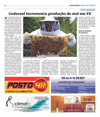 6 Jornal do Sertão - Maio de 2013 / Edição 87
Apicultura da região é primeiro lugar no Brasil
Divulgação
Agricultura
Codevasf incrementa produção de mel em PE
A Companhia de Desenvol-
vimento dos Vales do São
Francisco e do Parnaíba (Co-
devasf) colocou como meta,
para até o final do ano de 2013,
o incremento da produção de
mel por apicultores familiares
do semiárido pernambucano.
Para isso, está previsto um
investimento de R$ 5 milhões
para o Estado, dentro do Plano
Brasil sem Miséria, no eixo in-
clusão produtiva.
Os recursos serão apli-
cados em ações como a im-
plantação de 15 unidades de
beneficiamento de mel, o for-
necimento de kits de produção
e a capacitação de produtores
familiares. Com esse investi-
mento, o esperado é que a pro-
dução de mel em Pernambuco
tenha um incremento de 300
toneladas por ano.
De acordo com uma Pes-
quisa da Pecuária Municipal,
do Instituto Brasileiro de Ge-
ografia e Estatísticas (IBGE),
no ano de 2011, Pernambuco
produziu 2,3 mil toneladas de
mel, passando da 9ª para a 8ª
posição nacional. Em 2012, a
produção caiu devido aos efei-
tos da prolongada estiagem
que atingiu o Nordeste. Ainda
assim, a rota do mel pernam-
bucana, sobretudo na região
do Araripe, vem demonstran-
do grande potencial.
O chefe da unidade de
Desenvolvimento Territo-
rial da 3ª Superintendên-
cia Regional da Codevasf,
Gildemar de Oliveira, lem-
bra que a Companhia está
acompanhando a evolução
do setor por meio do apoio a
Arranjos Produtivos Locais
(APLs).
“Neste ano, nós já temos
algumas unidades de extração
e beneficiamento de mel que
estão em fase final de cons-
trução, como a do município
de Petrolina, e outras em fase
inicial, como em algumas ci-
dades das regiões dos Sertões
do Araripe, Pajeú e Moxotó.
Além disso, iremos iniciar a
construção das unidades de
Moreilândia, Afogados da In-
gazeira e Inajá”, disse.
Além da implantação des-
sas unidades, a companhia
de desenvolvimento dos vales
também irá beneficiar os agri-
cultores familiares com a dis-
tribuição de kits produtivos de
apicultura. Serão fornecidas
colmeias e materiais necessá-
rios à produção de mel, do pó-
len e da cera de abelha. As co-
munidades serão mobilizadas
para que sejam identificadas
as necessidades dos agriculto-
res e associações e a vocação
produtiva regional.
Mel de Bodocó
se destaca
Em Pernambuco, o Sertão
do Araripe é uma das regiões
de maior destaque na produ-
ção de mel, tanto no estado,
quanto no país. No município
de Bodocó existe a Associação
de Apicultores local, onde uma
casa de mel implantada pela
Codevasf funciona há mais de
dez anos e tem conquistado
grandes resultados. Nos últi-
mos três anos, mesmo com a
forte estiagem que ocasionou
perdas em toda a apicultura
nacional, a unidade produziu
cerca de 150 toneladas de mel.
Segundo Ronildo Moreira,
apicultor na cidade há 14 anos,
em um ano normal é possível
chegar a uma extração de 50 kg
de mel por colmeia – quanti-
dade acima da média nacional,
que é de 30 kg. “Estamos con-
seguindo comercializar o pro-
duto a granel a R$ 5 o quilo. É
um bom negócio pra todos que
trabalham nessa área”, afirma.
 