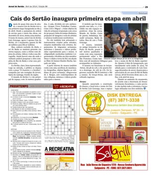 29
Cultura
Jornal do Sertão - Abril de 2014 / Edição 98
Divulgação
D epois de quase dois anos de atra-
so, o museu Cais do Sertão teve a
sua primeira etapa inaugurada no dia 3
de abril. Desde a assinatura da ordem
de serviço para o início das obras, em
dezembro de 2010, muita coisa mudou.
O nome do museu, antes Cais do Sertão
Luiz Gonzaga, agora é apenas Cais do
Sertão. Já o orçamento, passou de R$
26 milhões para R$ 97 milhões.
Mas, embora excluído do título, o
rei do Baião se mantem presente em
vários espaços, como a vitrine com ob-
jetos do artista, vídeos e toda a sua dis-
cografia. Ainda haverá uma ala onde o
visitante poderá pesquisar a obra com-
pleta do Rei do Baião e criar seus pró-
prios sons.
E o Sertão, claro, bem representado.
Logo na entrada, o público se depara
com a praça “O Juazeiro e a Sombra”,
composta por um exemplar da árvore,
típica da caatinga, trazido da região.
O mundo do Sertão é o vão princi-
pal do espaço, com 70 metros quadra-
Cais do Sertão inaugura primeira etapa em abril
dos. A sala, dividida em sete ambien-
tes - Ocupar, Viver, Trabalhar, Cantar,
Criar, Crer e Migrar -, reúne objetos da
vida do sertanejo (exposição com cerca
de 50 peças), linha do tempo dinâmica,
projeções de imagens e sons de artistas
e músicos tradicionais nordestinos.
No vão também tem artesanato e
instrumentos criados pelos artesãos,
estações multimídia com retratos, de-
poimentos de migrantes sertanejos,
anônimos e famosos e vídeos produ-
zidos especialmente para o museu. A
religiosidade nordestina também é re-
presentada e dividida em dois mundos:
Deus e o diabo a terra do Sol, em alusão
ao filme do baiano Glauber Rocha, lan-
çado em 1964.
A parte interna do museu também
conta com uma escultura de mandaca-
ru, fotografias, objetos ligados ao coti-
diano do povo sertanejo, xilogravuras
de J. Borges, arte contemporânea de
rua, relíquias, músicas e vídeos produ-
zidos para o museu.
O módulo que foi inau-
gurado esse mês, o 1, é di-
vidido em oito espaços ex-
positivos: Joias da coroa,
Mundo do Sertão, Caixa
de poesia, Imbalança, Ka-
raokê sertanejo, Baião de
todos, Rua do cais e Todo
Gonzaga.
O museu, instalado
no antigo Armazém 10 do
Porto do Recife, possui 2
mil metros quadrados e
conta com uma exposição
permanente sobre o Rio
São Francisco. Conta tam-
bém com 28 monitores bilíngues para
acompanhar os visitantes.
O museu vai funcionar às terças-
-feiras, de14h às 21h, e de quarta-fei-
ra a domingo, de 10h às 17h. Os in-
gressos custarão R$ 8 (inteira) e R$
4 (meia). Às terças-feiras, não será
cobrado ingresso.
Atraso
Quando anunciada a construção
do museu, o local teria o nome de Cais
do Sertão Luiz Gonzaga, mas o espaço
Eduardo Campos dançou pé de serra na inauguração
teve o nome do Rei do Baião suprimi-
do. Quanto à data da inauguração, que
inicialmente seria junho de 2012, foi
adiada para o centenário de Luiz Gon-
zaga (dezembro de 2012), depois para o
aniversário de 101 anos do Rei do Baião
(2013), 28 de fevereiro deste ano e, en-
fim, 3 de abril de 2014.
Quanto ao aumento do orçamento,
de acordo com a Secretaria de Desen-
volvimento Econômico, o valor previs-
to não incluía toda a estrutura e tecno-
logia utilizadas nos dois módulos.
 