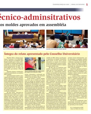 FEVEREIRO/MARÇO DE 2009 | JORNAL DO SINTUPERJ 5
Assembléia debate projeto de avaliação especíﬁcaVera, da Fasubra, participa do seminário sobre avaliação, promovido pelo Sintuperj
Jéssica Santos
Jorge Luis (Gaúcho) propõe que o projeto proposto
pela categoria sirva de base para o debate
Magníﬁco Reitor e Ilustres Conse-
lheiros, o processo nº 871/2009/UERJ,
que por indicação do presidente deste
Egrégio Conselho passo a relatar, refere-
se ao projeto de avaliação especíﬁca para
progressão na carreira dos servidores
técnico-administrativos da UERJ, con-
forme disposto no art. 12, inciso I, da
lei 4.796/06, que instituiu o Plano de
Carreira.
Apresento algumas considerações,
a guisa de esclarecimentos, aos membros
deste Conselho.
1) É extremamente positiva a preo-
cupação deste Conselho em dar conseqü-
ência ao dispositivo legal que prevê pro-
gressão a cada dois anos para os servidores
técnico-administrativos, o que deveria ter
ocorrido em julho de 2008. Por tratar-se
de matéria ainda embrionária, reconheça-
mos nossa diﬁculdade em dar celeridade
ao processo. Por outro lado, uma demora
maior em deﬁnir esse processo resultaria
em grandes perdas e engessamento da
carreira dos trabalhadores.
2) Como relator, preocupei-me,
primeiramente, em estudar o tema e con-
sultar meus pares a ﬁm de que o projeto
pudesse conter eixos justos e corretos,
evitando maiores distorções já tão in-
desejáveis ao curso tranqüilo de nossa
Universidade. O desejo dos servidores em
ver sua carreira efetivada plenamente foi o
maior motivo de minha aceitação a relatar
a proposta e buscar encontros, reuniões
e diálogos que pudessem contribuir para
a melhoria da proposta. Neste sentido,
buscamos, inclusive com a Administração
Central, informações e construções que
viabilizassem um projeto mais consensual
possível e livre de maiores críticas.
3) No entanto, é preciso também
reconhecer que os trâmites que deram
início ao processo de avaliação proposto
pela Reitoria/SRH não levaram em conta a
deﬁciência da Universidade no que tange
à inexistência de um projeto previamente
estabelecido acerca de objetivos e metas para
o funcionamento pleno da instituição. É o
Plano de Desenvolvimento Institucional que
garante, entre outras coisas, a viabilização
de um processo de avaliação amplo, justo,
transparente e democrático, que envolva
toda a comunidade universitária. Esse as-
pecto – a ausência de um PDI -, é de enorme
relevância e não pode ser desconsiderado por
nenhum conselheiro. Também é necessário
sublinhar que não foi implementada uma
política de qualiﬁcação e formação proﬁs-
sional, conforme o disposto no Art. 10 da lei
que instituiu o PCC dos servidores.
Some-se a isto o fato do projeto da
Administração ter sido apresentado durante
um período de greve, em apenas uma das
unidades da UERJ. Embora reconheçamos
a importância do Hospital Universitário
Pedro Ernesto, tal fato causou enorme
desconforto ao conjunto dos servidores
técnico-administrativos, já que os servido-
res de outras unidades sentiram-se alijados
do projeto referido acima.
4) Abro aqui um parênteses para
ressaltar a indispensável atuação do Sin-
tuperj que, de forma responsável, como
aliás deve ser a representação sindical,
realizou um seminário com representante
da Federação dos Sindicatos dos Traba-
lhadores das Universidades Brasileiras
(FASUBRA), além de diversas assembléias,
no intuito de encontrar uma proposta de
regulamentação de avaliação especíﬁca
para a progressão na carreira que fosse
compatível com a valorização dos servi-
dores em nossa universidade.
Fruto deste intenso trabalho, surgiu
uma proposta que foi apresentada à Rei-
toria com eixos centrais que a permeiam:
I - Auto-Avaliação; II - Avaliação da equipe;
e III - Tabela de Capacitação.
RESSALTO que as tentativas de esta-
belecer o melhor plano para a universidade
possibilitaram reuniões realizadas entre
representantes da Administração Superior,
representantes do Sintuperj e alguns con-
selheiros da bancada de servidores técnico-
administrativos do Consun. Nestas reuniões,
foram consensuados itens nevrálgicos, o que
foi fundamental para que o relato pudesse
ser o mais próximo do interesse das partes.
Diante disso, tomei a iniciativa de elaborar
nova proposta de resolução que regulamenta
a avaliação para progressão na carreira dos
écnico-adminsitrativos
nos moldes aprovados em assembléia
servidores técnico-administrativos, que
foi referendada na assembléia realizada
no dia 11 de fevereiro. Destaco aqui que
o referendo à negociação entre trabalha-
dores e reitoria é um avanço no processo
político interno e uma demonstração da
maturidade que alcançamos no debate
sobre o tema em questão.
Desta forma, apresento aos Ilustres
Conselheiros, os eixos principais aprova-
dos pela categoria em assembléia e que
compõem a matriz essencial da minha
proposta de Resolução:
I - a tempo é exíguo e precisamos
aprovar a Resolução o mais rápido pos-
sível; II - a palavra desempenho é peri-
gosa e polêmica, remetendo ao projeto
dos governos que permitiria, inclusive,
a demissão dos servidores públicos em
casos que o executivo chama de “insu-
ﬁciência de desempenho”; III - a Lei
4796/06 conferiu ao Conselho o poder
de regulamentar a progressão. Portanto,
cabe-nos aprovar o crescimento do ser-
vidor na Instituição e não seu impedi-
mento; IV - a Resolução deve ser o mais
simples possível, com critérios objetivos
a ﬁm de evitar problemas futuros para
a própria universidade; V - a Resolução
deve ser única e exclusivamente para
ﬁns de progressão.
Em vista das considerações acima
apresentadas, encaminho em anexo a
proposta de Resolução deste relator para
ser apreciada por este Conselho.
RJ, 13 de fevereiro de 2009
Jorge Luis Mattos de Lemos
Íntegra do relato apresentado pelo Conselho Universitário
 