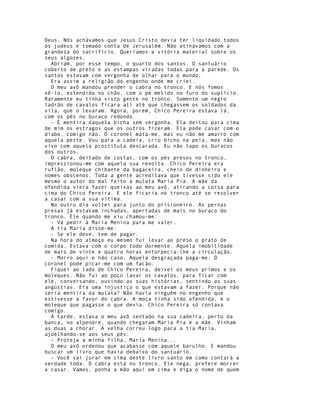 Deus. Nós achávamos que Jesus Cristo devia ter liquidado todos
os judeus e tomado conta de Jerusalém. Não atinávamos com a
grandeza do sacrifício. Queríamos a vitória material sobre os
seus algozes.
  Abriam, por esse tempo, o quarto dos santos. O santuário
coberto de preto e as estampas viradas todas para a parede. Os
santos estavam com vergonha de olhar para o mundo.
  Era assim a religião do engenho onde me criei.
  O meu avô mandou prender o cabra no tronco. E nós fomos
vê-lo, estendido no chão, com o pé metido no furo do suplício.
Raramente eu tinha visto gente no tronco. Somente um negro
ladrão de cavalos ficara ali até que chegassem os soldados da
vila, que o levaram. Agora, porém, Chico Pereira estava lá,
com os pés no buraco redondo.
  - É mentira daquela bicha sem vergonha. Ela deitou para cima
de mim os estragos que os outros fizeram. Ela pode casar com o
diabo, comigo não. O coronel mata-me, mas eu não me amarro com
aquela peste. Vou para a cadeia, crio bicho na peia, mas não
vivo com aquela prostituta descarada. Eu não tapo os buracos
dos outros.
  O cabra, deitado de costas, com os pés presos no tronco,
impressionou-me com aquela sua revolta. Chico Pereira era
rufião, moleque chibante da bagaceira, cheio de dinheiro e
nomes obscenos. Toda a gente acreditava que tivesse sido ele
mesmo o autor do mal feito à mulata Maria Pia. A mãe da
ofendida viera fazer queixas ao meu avô, atirando a coisa para
cima do Chico Pereira. E ele ficaria no tronco até se resolver
a casar com a sua vítima.
  No outro dia voltei para junto do prisioneiro. As pernas
presas já estavam inchadas, apertadas de mais no buraco do
tronco. Ele quando me viu chamou-me:
  - Vá pedir à Maria Menina para me valer.
  A tia Maria disse-me:
  - Se ele deve, tem de pagar.
  Na hora do almoço eu mesmo fui levar ao preso o prato de
comida. Estava com o corpo todo dormente. Aquela imobilidade
de mais de vinte e quatro horas entorpecia-lhe a circulação.
  - Morro aqui e não caso. Aquela desgraçada paga-me. O
coronel pode picar-me com um facão.
  Fiquei ao lado de Chico Pereira, deixei os meus primos e os
moleques. Não fui ao poço lavar os cavalos, para ficar com
ele, conversando, ouvindo as suas histórias, sentindo as suas
angústias. Era uma injustiça o que estavam a fazer. Porque não
seria mentira da mulata? Não havia ninguém no engenho que
estivesse a favor do cabra. A moça tinha sido ofendida, e o
moleque que pagasse o que devia. Chico Pereira só contava
comigo.
  À tarde, estava o meu avô sentado na sua cadeira, perto da
banca, no alpendre, quando chegaram Maria Pia e a mãe. Vinham
as duas a chorar. A velha correu logo para a tia Maria,
ajoelhando-se aos seus pés:
  - Proteja a minha filha, Maria Menina...
  O meu avô ordenou que acabasse com aquele barulho. E mandou
buscar um livro que havia debaixo do santuário.
  - Você vai jurar em cima deste livro santo em como contará a
verdade toda. O cabra está no tronco. Ele nega, prefere morrer
a casar. Vamos, ponha a mão aqui em cima e diga o nome de quem
 