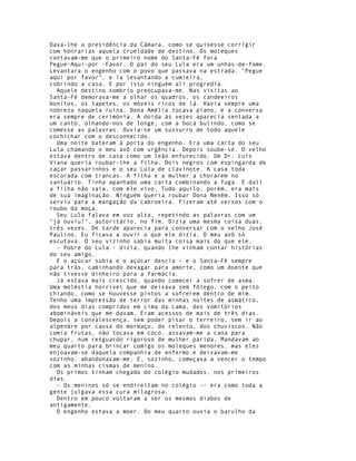 Dava-lhe a presidência da Câmara, como se quisesse corrigir
com honrarias aquela crueldade de destino. Os moleques
contavam-me que o primeiro nome do Santa-Fé fora
Pegue-Aqui-por -Favor. O pai do seu Lula era um unhas-de-fome.
Levantara o engenho com o povo que passava na estrada. "Pegue
aqui por favor", e ia levantando a cumieira,
cobrindo a casa. E por isso ninguém ali progredia.
  Aquele destino sombrio preocupava-me. Nas visitas ao
Santa-Fé demorava-me a olhar os quadros, os candeeiros
bonitos, os tapetes, os móveis ricos de lá. Havia sempre uma
nobreza naquela ruína. Dona Amélia tocava piano, e a conversa
era sempre de cerimónía. A doida às vezes aparecia sentada a
um canto, olhando-nos de longe, com a boca bulindo, como se
comesse as palavras. Ouvia-se um sussurro de todo aquele
cochichar com o desconhecido.
  Uma noite bateram à porta do engenho. Era uma carta do seu
Lula chamando o meu avô com urgência. Depois soube-se. O velho
estava dentro de casa como um leão enfurecido. Um Dr. Luís
Viana queria roubar-lhe a filha. Dois negros com espingarda de
caçar passarinhos e o seu Lúla de clavinote. A casa toda
escorada com trancas. A filha e a mulher a chorarem no
santuário. Tinha apanhado uma carta combinando a fuga. E dali
a filha não saía, com ele vivo, Tudo aquilo, porém, era mais
de sua imaginação. Ninguém queria roubar Dona Neném. Isso só
serviu para a mangação da cabroeira. Fizeram até versos com o
roubo da moça.
  Seu Lula falava em voz alta, repetindo as palavras com um
"já ouviu?", autoritário, no fim. Dizia uma mesma coisa duas,
três vezes. De tarde aparecia para conversar com o velho José
Paulino. Eu ficava a ouvir o que ele dizia. O meu avô só
escutava. O seu vizinho sabia muita coisa mais do que ele.
  - Pobre do Lula - dizia, quando lhe vinham contar histórias
do seu amigo.
  E o açúcar subia e o açúcar descia - e o Santa-Fé sempre
para trás, caminhando devagar para amorte, como um doente que
não tivesse dinheiro para a farmácia.
  Já estava mais crescido, quando comecei a sofrer de asma.
Uma moléstia horrível que me deixava sem fôlego, com o peito
chiando, como se houvesse pintos a sofrerem dentro de mim.
Tenho uma impressão de terror das minhas noites de asmático,
dos meus dias compridos em cima da cama, dos vomitórios
abomináveis que me davam. Eram acessos de mais de três dias.
Depois a convalescença, sem poder pisar o terreiro, sem ir ao
alpendre por causa do mormaço, do relento, dos chuviscos. Não
comia frutas, não tocava em coco, assavam-me a cana para
chupar, num resguardo rigoroso de mulher parida. Mandavam ao
meu quarto para brincar comigo os moleques menores, mas eles
enjoavam-se daquela companhia de enfermo e deixavam-me
sozinho, abandonavam-me, E, sozinho, começava a vencer o tempo
com as minhas cismas de menino.
  Os primos tinham chegado do colégio mudados, nos primeiros
dias.
  - Os meninos só se endireitam no colégio -- era como toda a
gente julgava essa cura milagrosa.
  Dentro em pouco voltaram a ser os mesmos diabos de
antigamente.
  O engenho estava a moer. Do meu quarto ouvia o barulho da
 
