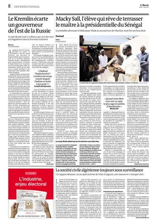 Le chef de file de l’opposition Macky Sall, interviewé à son domicile, à Dakar, le 27février. Y.BOUDLAL/REUTERS
international
DOSSIER
L’industrie,
enjeu électoral
MARS 2012
Chez votre marchand de journaux – 4,90 €
Lasociétécivilealgériennetoujourssoussurveillance
Unrapportdénonce,unanaprèslalevéedel’étatd’urgence,unemesureen«trompel’œil»
Portrait
Dakar
Envoyé spécial
L
’élève Macky Sall (50ans)
savoure sa revanche sur le
maître Abdoulaye Wade
(86ans), qu’il pourrait bien terras-
ser lors du second tour de la prési-
dentielle qui se dessine au Séné-
gal, à la fin du mois de mars. Selon
les résultats provisoires du pre-
mier tour de dimanche 26février,
le président sortant et son ancien
premierministre, un temps décrit
commesondauphin,devraienten
effetseretrouverpourleduelélec-
toral final. Un duel de générations
et de caractères plus que d’idéolo-
gie entre ces deux libéraux.
Rencontrédanssavastedemeu-
re du quartier résidentiel de Fenê-
treMermozàDakar,aulendemain
du premier tour, Macky Sall se
montreavectoutcequiledifféren-
cie de son maître: sérénité et sim-
plicité, faute de charisme, et res-
pect de l’adversaire. Tout juste
ose-t-il: «Il est évident qu’on a nos
chances de gagner, et ce n’est pas
ma faute si je suis jeune, ce n’est
pas un handicap.» Là où d’autres
candidats ont raillé l’âge avancé
du président, Macky Sall évite de
blesser.
Ilpourraitpourtantavoirlesuc-
cès plus démonstratif. Abdoulaye
Wade, élu une première fois en
2000,claironnedepuisdes semai-
nes qu’il remportera un troisième
mandat au premier tour du scru-
tin. L’argument s’inscrit dans un
discours de campagne. Il reflète
aussi le profond dédain de
M.Wade envers des adversaires
politiques dont il dit qu’aucun ne
luiarriveàlacheville.Et sûrement
pas Macky Sall, à propos duquel il
doit se dire aujourd’hui qu’il
aurait mieux fait de ne pas se lais-
ser abuser par ses rondeurs et ses
silences.Nisous-estimerl’acharne-
ment d’un homme dont il avait
blessél’orgueil.
C’était en 2007. Macky Sall
venait de conduire la campagne
victorieusedesonmentoràlapré-
sidentielle. Interrogé par un jour-
naliste sur la personnalité qui
pourrait lui succéder, le président
réélu lâche: «Je ne vois personne
autour de moi.» Macky Sall est
assis à ses côtés.
Cet ingénieur géologue et géo-
physicien, diplômé, entre autres,
de l’Institut français du pétrole,
avait pourtant gravi tous les éche-
lons durant les années 2000 :
ministre des mines puis de l’inté-
rieur, premier ministre, président
de l’Assemblée nationale, numéro
deux du Parti démocratique séné-
galais (PDS). Le coup de 2007 est
rude pour Macky Sall, faute d’être
surprenant. Son nom s’ajoute sur
lalonguelistededauphinsécartés
par le président lorsqu’ils com-
mençaientàluifairetropd’ombre.
Outre ses ambitions, M.Sall a
aussi commis un crime de lèse-
majesté: s’attaquer au jeune fils
du président, Karim, étoile mon-
tante du «wadisme» népotique.
Président de l’Assemblée, Macky
Sall avait convoqué Karim Wade
devant une commission parle-
mentaire,sans en informerle chef
de l’Etat, pour lui demander des
comptes sur sa gestion opaque et
dispendieusede l’Agence nationa-
lede l’organisationde laconféren-
ce islamique. «Je voulais savoir ce
qu’il avait fait du milliard de dol-
lars consacré à cet événement»,
nous explique-t-il. Le président se
fâche,«m’accused’inquisition»,se
rappelle-t-il. Abdoulaye Wade exi-
gesadémission.Ilrefuse.Qu’àcela
ne tienne, le chef de l’Etat change
la Constitution et ramène à un an,
contrecinqauparavant,lemandat
du président de l’Assemblée. La
ruptureest consommée.
Macky Sall avait-il calculé son
coup? Du jour au lendemain, en
attaquant un fils impopulaire et
en tenant tête au « Vieux », il
gagne ses lettres de noblesse d’op-
posant. Dorénavant, il va tracer,
seul, son chemin. En 2008, il
démissionne du PDS, fonde l’Al-
liance pour la République (APR) et
sillonne inlassablement le pays à
la rencontre des habitants, aux-
quels il présente un programme
économique et social d’inspira-
tion libérale destiné à charmer le
mêmeélectorat que M.Wade.
Objectif, la présidentielle de
2012. Et pour cette campagne, cet
homme qui se décrit lui-même
comme «solitaire» montre une
nouvellefoisqu’ilestunfauxindé-
cis.Quandlelargefrontanti-Wade
regroupé au sein du Mouvement
du 23juin (M23) appelle à occuper
laruepourempêcherlacandidatu-
reduprésident,jugéeanticonstitu-
tionnelle par le M23, MackySall
sait que rien ne fera reculer un
chef de l’Etat fier et entêté. Il fait
donc cavalier seul et se lance dans
unecampagneélectoraledeproxi-
mité à l’intérieurdu pays.
Sa stratégie est gagnante. Qua-
treans,seulement,aprèssaruptu-
re avec le président, Macky Sall est
à deux doigts de faire tomber le
maître. Sans esprit de vengeance.
«Entre Wade et moi, dit-il, c’est un
problèmedeconceptiondegouver-
nancedel’Etat,sinonilafaitdebon-
nes choses, dans la construction
d’infrastructuresnotamment.»
Finconnaisseurdes hommeset
dupartiaupouvoir,issudumême
moule libéral, il sait qu’en cas de
victoire il suffira d’attendre les
défections et les ralliements. «Je
formerai un gouvernement élargi
pourattirertouteslescompétences
auservicedudéveloppement.Iln’y
aura pas de chasse aux sorcières»,
précise-t-il. En attendant, Macky
Sall doit d’abord remporter le
second tour de l’élection. «Ce sera
facile», lâche-t-il.
«Wade, ancien opposant pro-
metteur, a tellement trahi d’an-
ciens alliés et déçu la population
qu’il ne dispose plus vraiment de
réservoir de voix pour le second
tour», avance l’avocat Babacar
Gueye.
Avec une rare pointe d’hu-
mour, Macky Sall propose une
voie de sortie au président: «Il a
dit qu’il était mon maître. Quand
votre élève vous met au tapis, le
plus sage est parfois d’abandon-
ner. Il devrait peut-être appeler à
voterpour moi.»p
Christophe Châtelot
L
a levée de l’état d’urgence en
Algérie,annoncéeilyaunan,
le 24février 2011, est un leur-
re. «Un trompe-l’œil», assure le
Réseau euro-méditerranéen des
droits de l’homme (REMDH) qui
dresse dans un rapport le bilan de
cettemesuredécidéeparlesautori-
tés algériennes dans le sillage du
«printemps arabe», dix-neuf ans
après son instauration.
«Le harcèlement des militants
par la police, l’interdiction injusti-
fiée des manifestations et des réu-
nions publiques, de même que le
recours à des pratiquesadministra-
tivesabusivespourentraverlacréa-
tion des associations: ces tactiques
continuent d’être communément
utiliséespouraffaiblirlasociétécivi-
le et entraver son action», accuse le
réseau de plus de 60 organisations
desdroitsdel’homme,crééen1997.
Dans les faits, poursuit-il, «la
plupart des dispositions de l’état
d’urgence ont en réalité été inté-
grées dans la législation ordinai-
re». Ainsi, la nouvelle loi sur les
associations,promulguéele12jan-
vier, «menace d’aggraver encore
les difficultés d’exercice du droit
d’association».
La création d’association est
conditionnéeàl’autorisationpréa-
labledesautorités,etnonplussou-
mise au régime déclaratif, le nom-
bre de membresfondateursnéces-
saire a été sensiblement augmen-
té, et le contrôle du financement
renforcé, en particulier pour les
associations étrangères.Ces dispo-
sitions, dénonce le REMDH, «ne
réflètent pas les demandes de la
société civile» exprimées lors des
consultations menées en juin2011
par le Conseil national économi-
que et social. Les restrictions les
plussévèresconcernentlesassocia-
tions de droits de l’homme. Et les
nouvelles demandes déposées par
certainesd’entreelles,commeSOS
Disparus,sontrestéeslettremorte.
Interdiction de manifester
La levée de l’état d’urgence n’a
rien changé non plus à l’interdic-
tion de manifester à Alger, en
vigueur depuis 2001, cependant
bravée plusieurs fois, ces derniers
mois, dans la capitale algérienne,
des gardes communaux aux étu-
diants.Surleresteduterritoire,qui
n’est désormais plus concerné par
l’interdiction, il n’est toutefois pas
aisé de manifester. Le 16octobre
2011, à Laghouat, des chômeurs,
qui ont dû affronter les forces de
sécurité,enont faitl’expérience.
Instauréle9février1992,dansla
fouléedel’annulationdesélections
législativesremportéesaupremier
tourparleFrontislamiquedusalut
(FIS),l’étatd’urgenceenAlgérieaeu
un profond impact sur la société
civile «systématiquement affai-
blie». La lutte antiterroriste pen-
dant les années de guerre civile a
ainsi permis de réprimer toute
voix critique.
«Toutefois,préciseleREMDH,la
persistance et le renforcement des
organisations de la société civile
malgré les obstacles auxquels elles
fontetcontinuentdefairefacepour-
raientconstituerlemoteurdechan-
gementsimportants.»
En vue des élections législatives
prévuesle10mai,Algervientégale-
ment d’autoriser près d’une ving-
tainedepartis,dontcertainspatien-
taientdepuisplusdedixans.p
Isabelle Mandraud
Moscou
Correspondante
A
quelques jours de la prési-
dentielle du 4 mars, le
Kremlin a mis fin, mardi
28 février, aux fonctions de
SergueïDarkine,49ans, le gouver-
neur de la Province maritime
(Extrême-Orient), officiellement
pour«raisondesanté».Alatêtede
la région depuis 2001, le gouver-
neur était impopulaire parmi ses
administrés, outrés par ses liens
avec le monde interlope et son
implication dans quelques affai-
res de corruption.
Sergueï Darkine semblait indé-
boulonnable.Depuis2004,lesgou-
verneurs ne sont plus élus au suf-
frage universel, ils sont nommés
par le Kremlin qui les jauge à leur
loyauté.Malgré son impopularité,
il avait réussi, en 2010, à se faire
reconduire à son poste pour cinq
ansparleprésidentDmitriMedve-
dev. La population de la Province
maritimeen avait pris son parti.
Le 15décembre 2011, la gestion
désastreuse de M.Darkine appa-
rut au grand jour devant des mil-
lions de téléspectateurs. C’était au
moment de la séance annuelle de
«questions-réponses» entre les
Russes et le premier ministre Vla-
dimir Poutine, retransmise par
toutes les chaînes de télévision.
L’exercice, intervenant onze jours
après les législatives du 4décem-
breentachéesdefraudes,étaitnet-
tement moins guindé qu’à l’ordi-
naire.
Aumomentoùlaliaisonfutéta-
blie avec Vladivostok, la capitale
régionale, à 9000km de Moscou,
laparoleéchutàunpetitentrepre-
neur, Andreï Goldobine: «Vladi-
mir Vladimirovitch! Combien de
temps encore Sergueï Darkine va
resteràsonpostealorsquesesfonc-
tionnairesn’arrêtentpasdeserem-
plirlespochesavecl’argentdubud-
get et celui des entrepreneurs?»
Visage crispé, M.Poutine écouta,
pritfébrilementquelquesnoteset
répondit: «Il n’y a pas que la cor-
ruption,ilyaunegrandecriminali-
té dans cette région bien plus
qu’ailleurs.»
Etpuisplusrien.Ilsemblaitévi-
dentquelebaronduPacifiques’en
étaittiréavecunlégerblâme,com-
meen2008,lorsqu’ilaéchappéde
justesse à une mise en examen
(sonbureauavaitétéperquisition-
né) en venant plaider sa cause à
Moscou après une alerte cardia-
que. Il avait donc été épargné. Ses
adjoints n’ont pas pu échapper
aux poursuites judiciaires mais le
nom de Sergueï Darkine n’a
jamais été mentionné au cours
desaudiences.Leprincipalbénéfi-
ciaire du groupe criminel jugé fut
décrit comme «une personne non
identifiée».
Son brusque limogeage à quel-
ques jours de la présidentielle du
4mars a pris de court la plupart
des commentateurs. A Moscou
comme à Vladivostok, personne
ne peut croire que la corruption,
véritable pilier du système, est la
vraie raison de sa disgrâce.
Certes, M.Darkine y est allé un
peu fort. Récemment, il a acquis,
au nom de sa femme, Larissa
Belobrovaïa, la base de pêche de
Nakhodka, dirigée par son frère,
Oleg Darkine. Pour ne rien arran-
ger, il s’est brouillé avec un puis-
sant homme d’affaires du cru,
Rouslan Kondratov, le fils d’un
général de l’ex-KGB, ce qui n’est
jamais bon, vu que les «hommes
enépaulettes» tirent lesficelles de
l’économie.
Enréalité, SergueïDarkinea été
écarté en raison du mauvais score
(33%) réalisé par le parti Russie
unie aux législatives du 4décem-
bre. A Vladivostok, le grand port
russe du Pacifique, le parti de
M.Poutine,quiaremportélamajo-
rité absolue des sièges à la Cham-
brebasseduParlement(Douma),a
faitunscorede23%,soitunchiffre
nettementinférieur à la moyenne
du pays (49,23%).
Alarméparlavaguedecontesta-
tion, Vladimir Poutine, candidat à
untroisièmemandatprésidentiel,
mise désormais sur une victoire
dès le premier tour. Avec ce limo-
geage,leKremlinenvoieunmessa-
ge à ses barons régionaux.
Ceux qui n’obtiendront pas le
score requis le 4mars, soit plus de
50%, ont du souci à se faire. «Ils
doivent songer à leur retraite», a
prévenuM.Poutine.D’oresetdéjà,
les gouverneurs de Vologda,
d’Arkhangelsk, de Volgograd et de
Tomsk, où les scores de Russie
unieétaient particulièrementbas,
ont dû rendre leur tablier. Pour
«raison de santé» bien sûr.p
Marie Jégo
«Quandvotreélève
vousmetautapis,
leplussageestparfois
d’abandonner»
Macky Sall
Le camp du président sénégalais,
Abdoulaye Wade, candidat
contesté à un troisième mandat,
a reconnu, mardi 28février, qu’il
serait contraint de disputer un
second tour face à son ancien pre-
mier ministre Macky Sall. «Tout
indique qu’il y aura un second
tour: ce sont les chiffres qui le
disent», a déclaré, mardi, El Hadj
Amadou Sall, un des responsa-
bles de la campagne électorale
de M.Wade. D’après une estima-
tion de l’Agence France-Presse
portant sur 39 des 45départe-
ments sénégalais, M.Wade arrive
en tête avec 32,6% des voix,
contre 25,8% à M.Sall, qui devan-
ce Moustapha Niasse, un autre
ex-premier ministre (14,3%), le
chef du Parti socialiste Ousmane
Tanor Dieng (11,7%) et un troisiè-
me ancien premier ministre, Idris-
sa Seck (7,5%). – (AFP.)
Le camp Wade admet qu’un second tour aura bien lieu
MackySall,l’élèvequirêvedeterrasser
lemaîtreàlaprésidentielleduSénégal
Leprobableadversaired’AbdoulayeWadeausecondtourdel’électionavaitétésonbrasdroit
«Vladimir
Vladimirovitch!
Combiendetemps
encoreSergueï
Darkinevarester
àsonposte?»
Un petit entrepreneur
LeKremlinécarte
ungouverneur
del’estdelaRussie
LepartiRussieunien’aobtenuque33%desvoix
auxlégislativesdanslaProvincemaritime
8 0123
Jeudi 1er
mars 2012
 