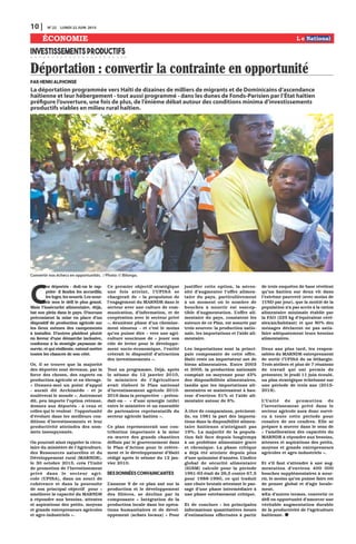 10 | N0
22 LUNDI 22 JUIN 2015
ÉCONOMIE
INVESTISSEMENTSPRODUCTIFS
Déportation : convertir la contrainte en opportunité
Par Henri Alphonse
Convertir nos échecs en opportunités. / Photo: © Bilongo.
C
es déportés - doit-on le rap-
peler- il faudra les accueillir,
les loger, les nourrir. Les nour-
rir sera le défi le plus grand.
Mais l’insécurité alimentaire, déjà,
bat son plein dans le pays. D’aucuns
préconisent la mise en place d’un
dispositif de production agricole sur
les lieux mêmes des campements
à installer. D’autres plaident plutôt
en faveur d’une démarche inclusive,
conforme à la stratégie paysanne de
survie, et qui résiliente, entend mettre
toutes les chances de son côté.
Or, il se trouve que la majorité
des déportés sont devenus, par la
force des choses, des experts en
production agricole et en élevage.
« Donnez-moi un point d’appui
- aurait dit Archimède - et je
soulèverai le monde ». Autrement
dit, peu importe l’option retenue,
donnez aux déportés - à ceux et
celles qui le veulent - l’opportunité
d’évoluer dans les meilleurs con-
ditions d’investissements et leur
productivité atteindra des som-
mets insoupçonnés.
On pourrait ainsi rappeler la circu-
laire du ministère de l’Agriculture,
des Ressources naturelles et du
Développement rural (MARNDR),
le 30 octobre 2013, créa l’Unité
de promotion de l’Investissement
privé dans le secteur agri-
cole (UPISA), dans un souci de
cohérence et dans la poursuite
de son principal objectif pour «
améliorer la capacité du MARNDR
à répondre aux besoins, attentes
et aspirations des petits, moyens
et grands entrepreneurs agricoles
et agro-industriels ».
Ce premier objectif stratégique
une fois atteint, l’UPISA se
chargerait de « la propulsion de
l’engagement du MARNDR dans le
secteur avec une culture de com-
munication, d’information, et de
coopération avec le secteur privé
», deuxième phase d’un chemine-
ment sinueux – et c’est le moins
qu’on puisse dire – vers une agri-
culture soucieuse de « jouer son
rôle de levier pour le développe-
ment socio-économique, l’entité
créerait le dispositif d’attraction
des investissements ».
Tout un programme. Déjà, après
le séisme du 12 janvier 2010,
le ministère de l’Agriculture
avait élaboré le Plan national
d’investissement agricole 2010-
2016 dans la perspective – préten-
dait-on – « d’une synergie (utile)
entre le ministère et un ensemble
de partenaires représentatifs du
secteur agricole haïtien ».
Ce plan représenterait une con-
tribution importante à la mise
en œuvre des grands chantiers
définis par le gouvernement dans
le Plan d’Action pour le relève-
ment et le développement d’Haïti
rédigé après le séisme du 12 jan-
vier 2010.
Des données convaincantes
L’annexe 9 de ce plan axé sur la
production et le développement
des filières, se décline par la
composante « Intégration de la
production locale dans les opéra-
tions humanitaires et de dével-
oppement (achats locaux) » Pour
justifier cette option, la néces-
sité d’augmenter l’offre alimen-
taire du pays, particulièrement
à un moment où le nombre de
bouches à nourrir est suscep-
tible d’augmentation. L’offre ali-
mentaire du pays, constatent les
auteurs de ce Plan, est assurée par
trois sources: la production natio-
nale, les importations et l’aide ali-
mentaire.
Les importations sont la princi-
pale composante de cette offre.
Haïti reste un importateur net de
biens alimentaires. Entre 2003
et 2005, la production nationale
comptait en moyenne pour 43%
des disponibilités alimentaires,
tandis que les importations ali-
mentaires se maintenaient à hau-
teur d’environ 51% et l’aide ali-
mentaire autour de 6%.
À titre de comparaison, précisent-
ils, en 1981 la part des importa-
tions dans la disponibilité alimen-
taire haïtienne n’atteignait pas
19%. La majorité de la popula-
tion fait face depuis longtemps
à un problème alimentaire grave
et chronique. La phase critique
a déjà été atteinte depuis plus
d’une quinzaine d’années. L’indice
global de sécurité alimentaire
(IGSM) calculé pour la période
1991-93 était de 26,5 contre 67,5
pour 1988-1990, ce qui traduit
une chute brutale attestant le pas-
sage d’une phase intermédiaire à
une phase extrêmement critique.
Et de conclure : les principales
informations quantitatives issues
d’estimations effectuées à partir
de trois enquêtes de base révèlent
qu’un haïtien sur deux vit dans
l’extrême pauvreté (avec moins de
1USD par jour), que la moitié de la
population n’a pas accès à la ration
alimentaire minimale établie par
la FAO (225 kg d’équivalent céré-
ales/an/habitant) et que 80% des
ménages déclarent ne pas satis-
faire adéquatement leurs besoins
alimentaires.
Deux ans plus tard, les respon-
sables du MARNDR entreprennent
de sortir l’UPISA de sa léthargie.
Trois ateliers et plus de 7 réunions
de travail qui ont permis de
présenter, le jeudi 11 juin écoulé,
un plan stratégique échelonné sur
une période de trois ans (2015-
2018).
L’Unité de promotion de
l’investissement privé dans le
secteur agricole aura donc survé-
cu à toute cette période pour
renaitre de ses cendres. Elle se
prépare à œuvrer dans le sens de
« l’amélioration des capacités du
MARNDR à répondre aux besoins,
attentes et aspirations des petits,
moyens et grands entrepreneurs
agricoles et agro-industriels ».
Et s’il faut s’attendre à une aug-
mentation d’environ 400 000
bouches supplémentaires à nour-
rir, le moins qu’on puisse faire est
de penser global et d’agir locale-
ment.
wEn d’autres termes, convertir ce
défi en opportunité d’amorcer une
véritable augmentation durable
de la productivité de l’agriculture
haïtienne.
La déportation programmée vers Haïti de dizaines de milliers de migrants et de Dominicains d’ascendance
haïtienne et leur hébergement - tout aussi programmé - dans les dunes de Fonds-Parisien par l’État haïtien
préfigure l’ouverture, une fois de plus, de l’énième débat autour des conditions minima d’investissements
productifs viables en milieu rural haïtien.
 