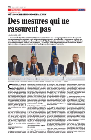 10 | N0
40 JEUDI 16 JUILLET 2015
ÉCONOMIE
Des mesures qui ne
rassurent pasPar Jean Michel Cadet
C
harles Castel n’y va pas par
quatre chemins pour répon-
dre aux spéculations de
plus d’un sur l’inaction ou
l’incapacité de la BRH à intervenir
face à cette crise. Les réserves nettes
de cette institution sont estimées,
rassure-t-il, à 860 millions de dol-
lars américains, l’équivalent de cinq
mois d’importations en guise des
trois mois exigés par les institutions
financières internationales. Il informe
que l’organe régulateur des banques
a mobilisé tous les outils mis à sa dis-
position pour intervenir au niveau de
l’offre et la demande du dollar : les
réserves obligatoires, l’achat et la
vente de dollars et les bons du trésor
public.
Le gouverneur a fait savoir, à cet
effet, que 70 millions de dollars
provenant des réserves nettes de la
BRH ont été vendus. L’institution
qu’il dirige a pu, entre autres
mesures, stériliser 11 milliards de
gourdes notamment en imposant
aux banques commerciales
d’appliquer un taux d’intérêt très
élevé sur les prêts à la consom-
mation.
Charles Castel invite au
calme mais
En adoptant ces mesures, M. Castel
dit observer une certaine stabilité
au niveau de la fluctuation du taux
de change à l’opposé de ceux qui
affirment que la gourde est quoti-
diennement dépréciée. Cependant,
contrairement à l’espérance de
plus d’un, le gouverneur ne croit
pas que la BRH pourrait ramener le
taux de change à 46 gourdes pour
un dollar comme c’était le cas en
septembre 2014. Ce serait, selon
lui, une mesure contre-productive
pour l’économie. Il dit redouter
qu’une trop grande contraction sur
l’économie n’engendre des effets
néfastes comme le chômage.
Invitant la population au calme, M.
Castel estime que la panique, dit-
on, que provoque cette situation se
trouve au niveau des perceptions.
Il revient au gens, recommande-t-
il, de ne pas se laisser manipuler
par les spéculateurs. Or, estiment
certains spécialistes en écono-
mie, les spéculations seraient le
fait de grands importateurs, qui
soulignent-ils, spéculent déjà sur
un taux de change susceptible
d’atteindre la barre des 60 gourdes
pour s’acheter le dollar.
Les gouvernants sur le banc
des accusés
Sous l’air apparemment calme
de Charles Castel, pouvait se
lire une certaine nervosité face
à l’insistance des journalistes
désireux de connaître les résultats
concrets à espérer des mesures
prises par la BRH. Le gouverneur
était sur la défensive. Il a rappelé
que la Banque centrale joue sa
partition et qu’il a les moyens de
sa politique. Tout en reconnais-
sant ne pas vouloir se dédouaner
de ses responsabilités, il renvoie
la balle dans le camp des dirige-
ants haïtiens en pointant du doigt
les problèmes structurels, causes
majeures selon lui de la déprécia-
tion de la gourde par rapport à la
devise américaine.
« Il importe aux dirigeants
d’adresser les questions struc-
turelles à travers la mise en place
de politiques publiques respon-
sables », souligne-t-il. Comme pour
faire montre de son pessimisme
en l’avenir, il dit n’attendre rien
de bon des prochaines élections.
Celles-ci, s’avèrent généralement
contre-productives, rappelant au
passage qu’il a fallu six mois pour
installer un nouveau premier min-
istre au lendemain des élections
de novembre 2010 ayant conduit
Michel Martelly à la Présidence.
Dans cette veine, le gouverneur
rejette la thèse selon laquelle la
BRH serait de connivence avec
l’équipe au pouvoir qui aurait
mal géré les fonds publics. Cette
mauvaise gestion, croit-on, serait
l’une des principales causes con-
joncturelles de la dégringolade
de la gourde. Charles Castel avise
qu’il n’est pas de la compétence de
l’institution qu’il dirige de jauger
les dépenses publiques.
Le cadre légal régissant le fonc-
tionnement de la banque cen-
trale, rappelle-t-il, ne lui impose
qu’une seule limite à ce propos :
le financement de la BRH ne doit
pas dépasser 20% des recettes de
l’État du précédent exercice fiscal.
De septembre 2014 à juillet 2015,
le taux de change a fluctué de 46 à
56 gourdes pour un dollar améri-
cain. Un phénomène qui, d’une
part, résulte, selon les experts, de
la nature de l’économie haïtienne
reposant sur les importations net-
tement supérieures aux exporta-
tions : la balance commerciale
s’estime actuellement à 3 millions
de dollars américains.
Cette rareté du dollar, d’autre
part, est due, selon eux, au ralen-
tissement considérable de l’aide
externe joint à une réduction du
budget 2014-2015 de 10 milliards
de gourdes provenant des fonds
petro caribe, soit 49 % des recettes
internes.
HAÏTI/ÉCONOMIE/DÉPRÉCIATIONDELAGOURDE
Des membres du conseil d’administration de la BRH en conférence de presse, le mercredi 15 juillet 2015. / Photo: J. J. Augustin
La Banque de la République d’Haïti (BRH) sort de son mutisme face à la dégringolade accélérée de la gourde
par rapport au dollar américain. Pour tenter de calmer les tensions, le gouverneur Charles Castel informe, au
cours d’une conférence de presse donnée le mercredi 15 juillet, que des mesures ont été prises par l’institution
qu’il dirige et que leurs effets se font déjà sentir. Ces mesures, hélas, ne permettront pas de redresser la pente
rapidement car, elles peuvent causer, selon lui, de graves dommages à l’économie.
» suite de la première page
 
