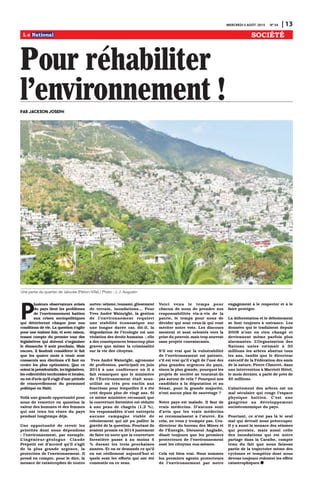 MERCREDI 5 AOÛT 2015 N0
54 | 13
Pour réhabiliter
l'environnement !Par Jackson Joseph
P
lusieurs observateurs avisés
du pays lient les problèmes
de l’environnement haïtien
aux crises sociopolitiques
qui détériorent chaque jour nos
conditions de vie. La question s’agite
pour une énième fois, et avec raison,
tenant compte du premier tour des
législatives qui doivent s’organiser
le dimanche 9 août prochain. Mais
encore, il faudrait considérer le fait
que les quatre mois à venir sont
consacrés aux élections s’il faut en
croire les plus optimistes. Que ce
soientlaprésidentielle,leslégislatives,
les collectivités territoriales et locales,
on est d’avis qu’il s’agit d’une période
de renouvellement du personnel
politique en Haïti.
Voilà une grande opportunité pour
nous de remettre en question la
valeur des hommes et des femmes
qui ont tenu les rênes du pays
pendant longtemps déjà.
Une opportunité de revoir les
priorités dont nous dépendons
: l’environnement, par exemple.
L’ingénieur-géologue Claude
Prepetit est d’accord qu’il s’agit
de la plus grande urgence, la
protection de l’environnement. Il
prend en compte, pour le dire, la
menace de catastrophes de toutes
sortes:séisme,tsunami,glissement
de terrain, inondations… Pour
Yves André Wainright, la gestion
de l’environnement requiert
une stabilité économique sur
une longue durée car, dit-il, la
dégradation de l’écologie est une
violation des droits humains ; elle
a des conséquences beaucoup plus
graves que même la criminalité
sur la vie des citoyens.
Yves André Wainright, agronome
de profession, participait en juin
2014 à une conférence où il a
fait remarquer que le ministère
de l’Environnement était sous-
utilisé ou très peu enclin aux
fonctions pour lesquelles il a été
créé depuis plus de vingt ans. Si
ce même ministère reconnaît que
la couverture forestière est réduite
à une peau de chagrin (1,2 %),
les responsables n’ont entrepris
aucune campagne viable de
reboisement qui ait pu pallier la
gravité de la question. Pourtant ils
avaient promis en 2014 justement
de faire en sorte que la couverture
forestière passe à au moins 4
% durant les trois prochaines
années. Et on se demande ce qu’il
en est réellement aujourd’hui et
quels sont les efforts qui ont été
consentis en ce sens.
Voici venu le temps pour
chacun de nous de prendre nos
responsabilités vis-à-vis de la
patrie, le temps pour nous de
décider qui sont ceux-là qui vont
mériter notre vote. Les discours
mentent et sont orientés vers la
prise du pouvoir, mais trop souvent
sans projets convaincants.
S’il est vrai que la vulnérabilité
de l’environnement est patente,
s’il est vrai qu’il s’agit de l’une des
plus grandes urgences du pays,
sinon la plus grande, pourquoi les
projets de société ne tournent-ils
pas autour de cela ? Pourquoi nos
candidats à la députation et au
Sénat, pour la grande majorité,
n’ont aucun plan de sauvetage ?
Notre pays est malade. Il faut de
vrais médecins. D’aucuns sont
d’avis que les vrais médecins
se reconnaissent à l’œuvre. En
cela, ne vous y trompez pas. L’ex-
directeur du bureau des Mines et
de l’Énergie, Dieuseul Anglade,
disait toujours que les premiers
protecteurs de l’environnement
sont les citoyens eux-mêmes.
Cela est bien vrai. Nous sommes
les premiers agents protecteurs
de l’environnement par notre
engagement à le respecter et à le
faire protéger.
La déforestation et le déboisement
se font toujours à outrance. Les
données qui le traduisent depuis
2008 n’ont en rien changé et
deviennent même parfois plus
alarmantes. L’Organisation des
Nations unies estimait à 30
millions les arbres abattus tous
les ans, tandis que le directeur
exécutif de la Fédération des amis
de la nature, Pierre Chauvet, dans
une intervention à Marriott Hôtel,
le mois dernier, a parlé de près de
40 millions.
L’abattement des arbres est un
mal séculaire qui ronge l’espace
physique haïtien. C’est une
gangrène au développement
socioéconomique du pays.
Pourtant, ce n’est pas là le seul
mal qui devrait nous préoccuper.
Il y a aussi la menace des séismes
qui persiste, mais aussi celle
des inondations qui est notre
partage dans la Caraïbe, compte
tenu du fait que nous faisons
partie de la trajectoire même des
cyclones et tempêtes dont nous
devons toujours redouter les effets
catastrophiques.
SOCIÉTÉ
Une partie du quartier de Jalousie (Pétion-Ville)./ Photo : J. J. Augustin
 