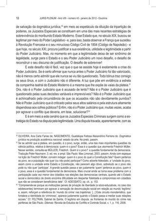 18                    JURIS PLENUM - Ano VIII - número 43 - janeiro de 2012 - Doutrina


de salvação da dogmática jurídica,30 em meio ao espetáculo da diluição da tripartição de
poderes, os Juizados Especiais se constituem em uma das mais recentes estratégias de
sobrevivência do moribundo Estado Moderno. Esse Estado que, no século XIX, buscou se
legitimar por meio do Poder Legislativo - e, para isso, basta observar a França que sucedeu
à Revolução Francesa e o seu minucioso Código Civil de 1804 (Código de Napoleão) - e
que hoje, no século XXI, procura justificar a sua existência, utilidade e legitimidade a partir
do Poder Judiciário. Mas, no momento em que a legitimidade deixa de ser sinônimo de
legalidade, surge para o Estado e o seu Poder Judiciário um novo desafio, o desafio de
reconstruir o seu discurso de justificação. O desafio de sobreviver!
        E este desafio não é fácil, vez que o que se assiste hoje é exatamente a crise do
Poder Judiciário. Se é certo afirmar que nunca antes o Poder Judiciário foi tão valorizado,
não é menos certo admitir que ele nunca se viu tão questionado. Todo bônus traz consigo
os seus ônus, e com o Judiciário não é diferente. A luz que põe em evidência a estrela
da companhia teatral do Estado Moderno é a mesma que lhe expõe às vaias da plateia.31
Ora, não é o Poder Judiciário que é acusado de lento? Não é o Poder Judiciário que é
questionado pelas suas decisões variáveis e imprevisíveis? Não é o Poder Judiciário que
é achincalhado pela circunstância de que os acusados não são devidamente punidos?
Não é Poder Judiciário que é criticado pelos seus altos salários e pela estrutura altamente
dispendiosa aos cofres públicos? Enfim, não é o Poder Judiciário que, muitas vezes, acaba
por agravar o conflito que deveria, em tese, solucionar?32
        E é em meio a este cenário que os Juizados Especiais Criminais surgem como a es-
tratégia do Estado na disputa pela legitimidade. Uma disputa travada, aparentemente, com as


30
   	OLIVEIRA, Ana Carla Farias de; NASCIMENTO, Guadalupe Feitosa Alexandrino Ferreira do. Dogmática
    jurídica na produção acadêmica nacional: estado da arte. No prelo, passim.
31
   	Se se admitir que a plateia, em questão, é o povo, surge, então, uma das mais importantes questões da
    ciência política, relativa à democracia: quem é o povo? Essa é a questão que atormenta Friedrich Müller.
    Nesse sentido, consulte-se MÜLLER, Friedrich. Quem é o povo?: a questão fundamental da democracia.
    Tradução Peter Naumann. 3. ed. rev. e ampl. São Paulo: Max Limonad, 2003. passim. Ainda com espeque
    na lição de Friedrich Müller, convém indagar: quem é o povo do qual a Constituição fala? Quem pertence
    ao povo, se a população não quer (ou não pode) participar? Como adverte Adeodato, a “unidade do povo,
    assim como a unidade entre Estado e Constituição, não parecem algo óbvio, sobretudo se o povo não
    pode ou não quer ‘participar’. A grande questão passa a ser justamente ‘quem’ pertence ao povo, quem é
    o povo, essa é a questão fundamental da democracia. Mais crucial ainda se torna esse problema com a
    participação cada vez menor dos cidadãos nas eleições das democracias centrais, quando até o Estado
    social e democrático de direito encontra dificuldade em despertar fidelidade e compromisso em cidadãos
    que não se consideram beneficiários dele”. Cf. ADEODATO, op. cit., p. 153.
32
   	“Compreende-se porque as instituições penais de privação de liberdade (e sócio-educativas, no caso dos
    adolescentes) terminam por agravar a sensação de desvinculação social em relação ao mundo ‘legítimo’
    e, assim, reforçam a referência do ‘mundo do crime’ nas trajetórias. [...] Este circuito monotemático, que
    fortalece a identidade do ‘criminoso’, aparece justamente quando o Estado passa a mediar suas relações
    sociais.” Cf. FELTRAN, Gabriel de Santis. O legítimo em disputa: as fronteiras do mundo do crime nas
    periferias de São Paulo. Dilemas: Revista de Estudos de Conflito e Controle Social, v. 1, p. 116, 2008.
 