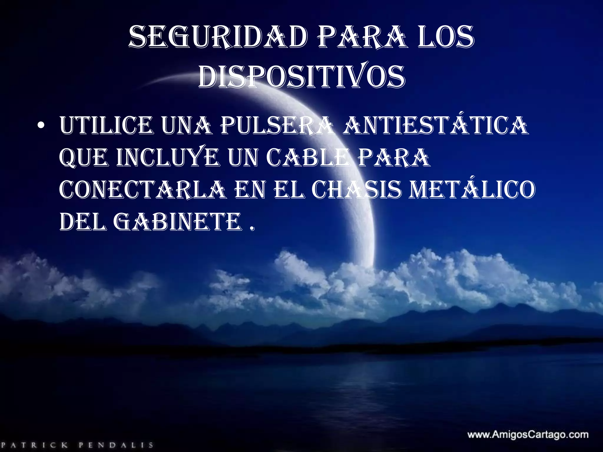 SEGURIDAD PARA LOS DISPOSITIVOS Utilice una pulsera antiestática  que incluye un cable para conectarla en el chasis metálico del gabinete .