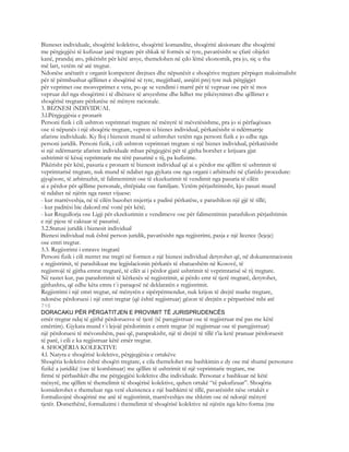 Bizneset individuale, shoqëritë kolektive, shoqëritë komandite, shoqëritë aksionare dhe shoqëritë
me përgjegjësi të kufizuar janë tregtare për shkak të formës së tyre, pavarësisht se çfarë objekti
kanë, prandaj ato, pikërisht për këtë arsye, themelohen në çdo lëmë ekonomik, pra jo, siç u tha
më lart, vetëm në atë tregtar.
Ndonëse anëtarët e organit kompetent drejtues dhe nëpunësit e shoqërive tregtare përpiqen maksimalisht
për të përmbushur qëllimet e shoqërisë së tyre, megjithatë, asnjëri prej tyre nuk përgjigjet
për veprimet ose mosveprimet e veta, po qe se vendimi i marrë për të vepruar ose për të mos
vepruar del nga shoqërimi i të dhënave të arsyeshme dhe lidhet me pikësynimet dhe qëllimet e
shoqërisë tregtare përkatëse në mënyre racionale.
3. BIZNESI iNDIVIDUAL
3.l.Përgjegjësia e pronarit
Personi fizik i cili ushtron veprimtari tregtare në mënyrë të mëvetësishme, pra jo si përfaqësues
ose si nëpunës i një shoqërie tregtare, vepron si biznes individual, përkatësisht si ndërmarrje
afariste individuale. Ky lloj i biznesit mund të ushtrohet vetëm nga personi fizik e jo edhe nga
personi juridik. Personi fizik, i cili ushtron veprimtari tregtare si një biznes individual, përkatësisht
si një ndërmarrje afariste individuale mban përgjegjësi për të gjitha borxhet e krijuara gjat
ushtrimit të kësaj veprimtarie me tërë pasurinë e tij, pa kufizime.
Pikërisht për këtë, pasuria e pronarit të biznesit individual që ai e përdor me qëllim të ushtrimit të
veprimtarisë tregtare, nuk mund të ndahet nga gjykata ose nga organi i arbitrazhi në çfarëdo procedure:
gjyqësore, të arbitrazhit, të falimentimit ose të ekzekutimit të vendimit nga pasuria të cilën
ai e përdor për qëllime personale, shtëpiake ose familjare. Vetëm përjashtimisht, kjo pasuri mund
të ndahet në njërin nga rastet vijuese:
- kur marrëveshja, në të cilën bazohet nxjerrja e padisë përkatëse, e parashikon një gjë të tillë;
- kur paditësi bie dakord më vonë për këtë;
- kur Rregullorja ose Ligji për ekzekutimin e vendimeve ose për falimentimin parashikon përjashtimin
e një pjese të caktuar të pasurisë.
3.2.Statusi juridik i biznesit individual
Biznesi individual nuk është person juridik, pavarësisht nga regjistrimi, pasja e një licence (lejeje)
ose emri tregtar.
3.3. Regjistrimi i emrave tregtarë
Personi fizik i cili merret me tregti në formen e një biznesi individual detyrohet që, në dokumentacionin
e regjistrimit, të parashikuar me legjislacionin përkatës të zbatueshëm në Kosovë, të
regjistrojë të gjitha emrat tregtarë, të cilët ai i përdor gjatë ushtrimit të veprimtarisë së tij tregtare.
Në rastet kur, pas parashtrimit të kërkesës së regjistrimit, ai përdo emr të tjerë tregtarë, detyrohet,
gjithashtu, që edhe këta emra t`i paraqesë në deklaratën e regjistrimit.
Regjistrimi i një emri tregtar, në mënyrën e sipërpërmendur, nuk krijon të drejtë marke tregtare,
ndonëse përdoruesi i një emri tregtar (që është regjistruar) gëzon të drejtën e përparësisë mbi atë
716
DORACAKU PËR PËRGATITJEN E PROVIMIT TË JURISPRUDENCËS
emër tregtar ndaj të gjithë përdoruesve të tjerë (të paregjistruar ose të regjistruar më pas me këtë
emërtim). Gjykata mund t`i lejojë përdorimin e emrit tregtar (të regjistruar ose të paregjistruar)
një përdoruesi të mëvonshëm, pasi që, paraprakisht, një të drejtë të tillë t’ia ketë pranuar përdoruesit
të parë, i cili e ka regjistruar këtë emër tregtar.
4. SHOQËRIA KOLEKTIVE
4.l. Natyra e shoqërisë kolektive, përgjegjësia e ortakëve
Shoqëria kolektive është shoqëri tregtare, e cila themelohet me bashkimin e dy ose më shumë personave
fizikë a juridikë (ose të kombinuar) me qëllim të ushtrimit të një veprimtarie tregtare, me
firmë të përbashkët dhe me përgjegjësi kolektive dhe individuale. Personat e bashkuar në këtë
mënyrë, me qëllim të themelimit të shoqërisë kolektive, quhen ortakë “të pakufizuar”. Shoqëria
konsiderohet e themeluar nga vetë ekzistenca e një bashkimi të tillë, pavarësisht nëse ortakët e
formalizojnë shoqërinë me anë të regjistrimit, marrëveshjes me shkrim ose në ndonjë mënyrë
tjetër. Domethënë, formalizimi i themelimit të shoqërisë kolektive në njërën nga këto forma (me
 