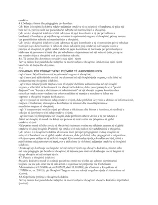 ortakëve.
4.5. Ndarja e fitimit dhe përgjegjësia për humbjet
Çdo fitim i shoqërisë kolektive ndahet ndërmjet ortakëve të saj në pjesë të barabarta, së paku një
herë në vit, përveç rastit kur parashikohet ndryshe në marrëveshjen e shoqërisë.
Çdo ortak i shoqërisë kolektive është i detyruar të japë kontributin e tij për përballimin e
barabartë të humbjeve që rrjedhin nga ushtrimi i veprimtarisë tregtare të shoqërisë, përveç rasteve
kur parashikohet ndryshe në marrëveshjen e shoqërisë.
Çdo ortak i shoqërisë kolektive është i detyruar të japë kontributin e tij të nevojshëm për të mbuluar
humbjet (sapo këto humbje t`i bëhen të ditura ndonjërit prej ortakëve) ndërkaq me rastin e
prishjes së shoqërisë, të gjithë ortakët duhet të japin kontribute të barabarta për përmbushjen e
kërkesave të personave të tretë dhe për mbulimin e shpenzimeve në një mënyrë tjetër, po qe se
me marrëveshjen e shoqërisë nuk parashikohet ndryshe.
4.6. Të drejtat dhe detyrimet e ortakëve ndaj njëri - tjetrit
Përveç rasteve kur parashikohet ndryshe në marrëveshjen e shoqërisë, ortakët ndaj njëri- tjetrit
kanë këto të drejta dhe detyrime:
718
DORACAKU PËR PËRGATITJEN E PROVIMIT TË JURISPRUDENCËS
- që të mos i bëjnë konkurrencë veprimtarisë tregtare të shoqërisë;
- që të mos jenë njëkohësisht ortakë ose aksionarë në një shoqëri tjetër tregtare, e cila është në
konkurencë me shoqërinë kolektive;
- që të mos mbajnë pozitë drejtuese ose të kryejnë shërbime administrative në një shoqëri
tregtare, e cila është në konkurencë me shoqërinë kolektive, duke pasur parasysh se si “pozitë
drejtuesë” ose “kryerje e shërbimeve të administrimit” në një shoqëri tregtare konsiderohen
rastet kur ortaku merr vendime ose ushtron ndikim në marrjen e vendimeve lidhur me
veprimet e shoqërisë tregtare konkuruese;
- që të veprojnë në mirëbesim ndaj ortakëve të tjerë, duke përfshirë detyrimin e dhënies së informacionit,
ruajtjen e fshehtësisë, shmangien e konflikteve të interesit dhe mosshfrytëzimin e
mundësive tregtare të shoqërisë;
- që t`i kompensojnë ortakët e tjerë për dëmet e shkaktuara dhe fitimet e humbura, si rrjedhojë e
shkeljes së detyrimeve të tij ndaj ortakëve të tjerë;
- që interesat e tij fitimprurëse në shoqëri, duke përfshirë edhe të drejtat e tij për ndarjen e
fitimit në shoqëri, të mund t`ia kalojë një personi të tretë vetëm me pëlqimin e të gjithë
ortakëve të tjerë.
Një person mund të bëhet ortak në shoqërinë ekzistuese vetëm me pëlqimin unanim të të gjithë
ortakëve të kësaj shoqërie. Pranimi i një ortaku të ri nuk ndikon në vazhdimësinë e shoqërisë.
Çdo ortak i ri i shoqërisë kolektive ekzistuese merr përsipër përgjegjësitë e kësaj shoqërie në
mënyrë të barabartë me të gjithë ortakët ekzistues, duke përfshirë edhe përgjegjësitë e mëparshme,
të krijuara para ardhjes së tij në këtë shoqëri. Çdo marrëveshje tjetër, e kundërt me këtë, është e
paefektshme ndaj personave të tretë, por e efektshme (e vlefshme) ndërmjet ortakëve të shoqërisë
kolektive.
Ortaku që jep dorëheqje ose largohet në një mënyrë tjetër nga shoqëria kolektive, mbetet edhe
më tutje përgjegjës për borxhet e shoqërisë, të krijuara para datës së dorëheqjes ose të largimit të
tij nga shoqëria në një mënyrë tjetër.
4.7. Pasuria e shoqërisë kolektive
Shoqëria kolektive mund të zotërojë pasuri me emrin me të cilin ajo ushtron veprimtarinë
tregtare ose me çdo emër me të cilin është e regjistruar në përputhje me Urdhëresën
Administrative të UNMIK-ut, nr.2002/22, datë 11.10.2002, për Zbatimin e Rregullores së
UNMIK-ut, nr. 2001/6, për Shoqëritë Tregtare ose me ndonjë rregullore tjetër të zbatueshme në
Kosovë.
4.8. Shpërbërja (prishja) e shoqërisë kolektive
Përveç rasteve kur parashikohet ndryshe në marrëveshjen e shoqërisë, shoqëria kolektive shpërbëhet
(prishet):
 