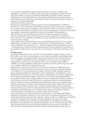 vetëm punëtorët e punëdhënësit, por për llojet dhe vëllimin e të drejtave, obligimeve dhe
përgjegjësive të subjekteve të së drejtës së punës interesohen edhe organet e pushtetit shtetëror
dhe shumë subjekte e organizma të ndryshëm ndërkombëtarë (Këshilli i Evropës, Organizata
Ndërkombëtare e Punës, Banka Botërore, Fondi Monetar Ndërkombëtar etj.). Këta organizma
ndërkombëtarë edhe ofrojnë ndihmë, qoftë financiare qoftë me ekspertë, për hartimin e ligjeve në
harmoni me standardet demokratike.
Ligji Themelor i Punës në Kosovë
Burimi kryesor i brendshëm i së drejtës së punës në Kosovë është Rregullorja e UNMIK-ut,
Nn.2001/27, dt. 8 Tetor 2001, për Ligjin Themelor të Punës në Kosovë, (në tekstin e mëtejshëm
do ta quajmë vetëm: Ligji). Ky Ligj paraqet vetëm një kornizë juridike e përshtatur me parimet
dhe standardet ndërkombëtare të së drejtës së punës. Në shumë segmente, ai ndryshon substancialisht
nga rregullimi i mëparshëm i marrëdhënies së punës. Një rregullimi i tillë pretendon t’u
shkojë përshtat nevojave dhe kërkesave të ekonomisë së tregut dhe pronarëve të kapitalit.
Reforma e legjislacionit të punës është imponuar në procesin e përgjithshëm të reformave të
nisura në Kosovë, kurse rregullimi i marrëdhënies së punës është një nga marrëdhëniet më kryesore
në ekonomi dhe në shoqëri.
Ligji ka gjithsejt 28 nene. Disa prej këtyre neneve kanë përmbajtje abstrakte dhe të panevojshme
për këtë Ligj, si, bie fjala, neni 2 - ndalimi i të gjitha formave të diskriminimit; neni 4 - ndalimi i
punës së dhunshme ose të detyruar; neni 5 - e drejta për organizim dhe për ujdi kolektive; neni 8
- mbrojtja nga aktet e ndikimit. Çështjet e përmendura janë shumë më hollësisht të rregulluara me
aktet përkatëse ndërkombëtare, disa prej të cilave janë përcaktuar në Kornizën Kushtetuese si akte
865
E drejta e punës
që zbatohen drejtpërdrejt, d.m.th.., janë bërë si burim i brendshëm juridik i së drejtës së punës.
Që në fillim, (neni 1 par.2), është potencuar se me këtë Ligj nuk rregullohet marrëdhënia e punës
për punët që kryhen në shërbimin publik, (administratë, shëndetësi, arsim, shkencë, kulturë etj.-
a.f.), në UNMIK, në KFOR dhe në zyrat e përfaqësitë e qeverive të huaja ose të organizatave
ndërkombëtare e qeveritare, (të cilat veprojnë në Kosovë-a.f.). Ndonëse secila rregullore e
UNMIK-ut e potencon ndalimin e diskriminimit në fushën që rregullon, edhe ky Ligj, (neni 2 dhe
neni 7), ndalon të gjitha llojet e diskriminimit në punë.
Ligji përcakton se personat nën moshën 15 vjeç nuk mund të punësohen. Ndërkaq, ata nën
moshën 18 vjeç mund të punësohen vetëm në punë të lehta, të cilat nuk e dëmtojnë shëndetin
ose zhvillimin e tij ose nuk e pengojnë atë të ndjekë mësimin në shkollë. Ligji lejon hapësirë të
gjerë të organizimit sindikal dhe organizimeve të tjerë të punëtorëve e të punëdhënësve, si dhe
bashkimin dhe anëtarësimin e tyre në nivel kombëtar e ndërkombëtar, me kusht që të regjistrohen
dhe të veprojnë në përputhje me ligjet në fuqi në Kosovë. Në pjesën e cila rregullon lidhjen e
marrëveshjeve kolektive (neni 6), Ligji parashikon tri nivele të marrëveshjes (kontratës) së tillë: në
nivel të Kosovës; në nivel të degës dhe në nivel të ndërmarrjes dhe për të tri nivelet parashikon
vetëm dy subjekte kontraktuese: punëdhënësit dhe punëmarrësit, duke mos e parashikuar edhe
Qeverinë si partnere ose si subjekt në marrëveshjen (kontratë) kolektive. Duke marrë parasysh se
Qeveria është punëdhënës për punonjësit e shërbimeve publike, pagat e të cilëve paguhen nga
buxheti, shtrohet pyetja se kush do ta lidhë kontratën kolektive me sindikatat e këtyre punonjësve?
Natyrisht këtu Qeveria paraqitet në rol të dyfishtë: edhe si partner social, palëe nënshkruese
e kontratës kolektive, edhe garantuese e zbatimit të ligjeve dhe kontratave.
Marrëveshja duhet të jetë e shkruar dhe për një afat jo më gjat se 3 vjet. Marrëveshja kolektive
regjistrohet në Ministrinë e Punës dhe ajo vlen (vetëm) për ata punëdhënës dhe punonjës të tyre
të cilët marrin detyrime nga marrëveshja. Ligji nuk e sqaron se çfarë do të ndodhë me ata punëdhënës
e punëtorë të cilët nuk janë të organizuar në shoqata a sindikata? Më tutje, (neni 9), Ligji
përcakton se punëdhënësi dhe punonjësi janë palë (subjekte) në marrëdhënien e punës dhe jep
përkufizimet se çka nënkupton me emërtimin punëdhënësi e çka me emërtimin punonjësi. Në të
njëjtin nen përcakton se çka nuk konsiderohet marrëdhënie pune. Kontrata e punës lidhet në
formë të shkruar, nënshkruhet nga punëdhënësi dhe punonjësi dhe mund të jetë për kohë të
 