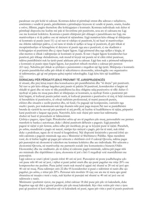 pacaktuar ose për kohë të caktuar. Kontrata duhet të përmbajë emrat dhe adresat e subjekteve,
emërtimin e vendit të punës, përshkrimin e përmbajtjes kryesore të vendit të punës, orarin, fondin
e orëve, fillimin, pagën themelore dhe kohëzgjatjen e kontratës. Kontrata individuale nuk duhet të
përmbajë dispozita me kushte më pak të favorshme për punëtorin, sesa ato të caktuara me Ligj
ose me kontratë kolektive. Kontrata e punës shkëputet për shkaqet e parashikuara me Ligj, me
marrëveshjen e të dy palëve ose në mënyrë të njëanshme. Ligji numëron këto shkaqe të shkëputjes
së kontratës së punës (neni 11): a) në rast të vdekjes së punëtorit, b) në bazë të marrëveshjes
me shkrim ndërmjet palëve, c) në raste të rënda të sjelljes së keqe të punëtorit, d) për shkak të
mospërmbushjes së kënaqshme të detyrave të punës nga ana e punëtorit, e) me skadimin e
kohëzgjatjes së punësimit dhe ç) sipas fuqisë ligjore. Ligji përmend disa nga sjelljet e këqija, të
cilat merren si shkak i ndërprerjes së kontratës së punës. Si rast i fuqisë ligjore konsiderohet kur
punëtori, për shkaqe shëndetësore, nuk mund të kryejë më punën në të cilën është punësuar,
ndërsa punëdhënësi nuk ka tjetër punë adekuate për ta caktuar. Ligji fare nuk e përmend ndërprerjen
e kontratës së punës sipas fuqisë ligjore, kur punëtori mbush moshën e caktuar për pension
(65 vjeç). Ndoshta për shkak se çështjen e pensionimit e rregullon një ligj tjetër. Shkëputja e kontratës
së punës parashikohet edhe për shkak të ndryshimeve ekonomike, teknologjike ose organizative
të ndërmarrjes, gjë që më përpara quhej tepricë teknologjike. Ligji këtu bën një kualifikim
866
DORACAKU PËR PËRGATITJEN E PROVIMIT TË JURISPRUDENCËS
të situatë, dhe prej kësaj nxjerr disa konsekuenca për punëdhënësin dhe “të drejta” për punëtorët.
Në rast se për këto shkaqe largohen prej punës të paktën 50 punëtorë, konsiderohet si largim në
shkallë të gjerë dhe në raste të tilla punëdhënsi ka disa obligime ndaj punëtorëve të tillë: duhet t’i
njoftojë së paku tre muaj para ditës së shkëputjes së kontratës, ta njoftojë Entin e punësimit për
këtë largim, të kufizojë punën jashtë orarit, të kufizojë pranimin e punëtorëve të rinj, të bëjë risistemim
të brendshëm të punëtorëve, të ofrojë riaftësim professional, të marrë parasysh punën,
efektet dhe situatën e secilit punëtor dhe, në fund, t’iu paguajë një kompensim, varësisht nga
stazhi i punës, por maksimumi nuk kap shumën mbi pesë paga mujore.Në rast se punëdhënësi
brenda dy vjetësh ka nevojë për punëtorë të atij profili, në kushte të kualifikimeve të njëjta, përparësi
kanë punëtorët e larguar nga puna. Natyrisht, këto nuk vlejnë për rastet kur ndërmarrja
shuhet në bazë të procedurës së falimentimit.
Çështja e pagave, sipas Ligjit. Përcaktohet ashtu që ato të paguhen çdo muaj, personalisht ose permes
transferit te banka e autorizuar, duke i dhënë punëtorit dëftesën e pagesës. Ligji parasheh
pagesë të njëjtë si për femrat, ashtu edhe për meshkujt, po qe se kryejnë punë të njëjtë. Parasheh,
po ashtu, mundësinë e pagës në natyrë, mirëpo kjo mënyrë e pagës, për fat të mirë, nuk është
duke u praktikuar, ngase do të mund të keqpërdorej. Një dispozitë krejtësisht e pavend është ajo
mbi caktimin e pagesës minimale nga ana e Ministrisë së Shërbimeve Publike. Sipas mendimit
tonë, do të kishte logjikë që pagat për sektorin e shërbimit civil t’i caktojë Qeveria, ndërsa pagat
për punonjësit në ekonomi të caktohen me kontrata kolektive dhe aso individuale. Për sektorin e
ekonomisë Qeveria, në marrëveshje me partnerët socialë (me komunitetin e biznesit/Odën
Ekonomike) dhe me sindikatën ,do të duhej të caktonte pagën minimale, ndërsa për pagat mbi
ato minimale dhe shpërblimet e tjera, ekonomia të jetë e lirë t’i rregullojë vetë marrëdhëniet me
punonjësit.
Ligji cakton se orari i plotë i punës është 40 orë në javë. Punonjësit në poste joudhëheqëse çdo
orë pune mbi 40 orë në javë, i njihet si punë jashtë orarit dhe ajo punë paguhet me rritje 20% ose
kompensohet me pushim. Puna jashtë orarit nuk mund të zgjatë më shumë se 20 orë në javë apo
40 orë në muaj. Puna ndërmjet orës 22 dhe 05 konsiderohet si punë e ndërrimit të natës dhe ajo
paguhet, po ashtu, e rritur për 20%. Personat nën moshën 18 vjeç ose ata me të meta apo gratë
shtatzëna në muajin e tretë e tutje, nuk lejohet të punojnë më shumë se 40 orë në javë ose në
ndërresën e natës.
Minimumi i pushimit vjetor, me pagesë, është caktuar 18 ditë pune për çdo vit kalendarik, duke
llogaritur nga një ditë e gjysmë pushim për çdo muaj kalendarik. Kjo vlen vetëm për vitet e tjera
pasi që punëtori të ketë mbushur një vit kalendarik në punë, ngase për vitin e parë të punës punëtorit
 