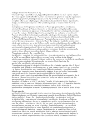 me Ligjin Themelor të Punës (neni 24-25).
Sikurse edhe ligjet e tjera të Kosovës, Ligji për Inspektoratin e Punës nuk ka të bëjë me subjetet
dhe vendet e punës brenda UNMIK-ut, zyrave ose misioneve të qeverive të huaja dhe organizatave
qeveritare e joqeveritare, të cilat punojnë në Kosovë. Një inspektim i mirë do ishte shumë i
nevojshëm edhe tek ato subjekte, ngase edhe atje ka shkelje drastike të të drejtave të punëtorëve.
Mirëpo, inspektimi i atyre subjekteve është jashtë kompetencës së Inspektoratit të Punës të
Kosovës.
Duke përcaktuar fushëveprimin e Inspektoratit të Punës, ligji i përmendur ka përcaktuar se
autoriteti i Inspektoratit të Punës do të zbatohet në mënyrë unike për të gjitha vendet e punës,
pavarësisht se cilat dispozita ligjore janë në fuqi e që kanë të bëjnë me kushtet e punës, mbrojtjen
në punë dhe ruajtjen e shëndetit të punëtorëve në përgjithësi. Kjo nënkupton se Inspektorati i
Punës do të kontrollojë si sektorin privat, ashtu edhe atë shoqëror dhe shtetëror të ekonomisë e
të shërbimeve publike. Inspektorati i Punës themelohet (është themeluar) në kuadër të Ministrisë
së Punës dhe Mirëqenies Sociale. Inspektorati i Punës përbëhet nga kryeinspektori, të cilin e
emëron Qeveria me propozimin e Ministrisë së Punës dhe Mirëqenies Sociale,dhe inspektorët të
cilët kryejnë funksionin e tyre në tërë (?) Kosovën. Ky Inspektorat bashkëpunon dhe nashkërendon
punën edhe me inspektoratet e tjera: tatimore, shëndetësore, policinë etj. Ligji ka përcaktuar
autorizimet e kryeinspektorit (neni 4) dhe të inspektorëve të punës (neni 5), për sa u përket
veprimeve, kontrollit, urdhërave, vendimeve, gjobave, procedurave të ankesës, raportimeve dhe
çështjeve të tjera lidhur me kontrollin e zbatimit të ligjeve në lëmin e punës.
Përgjegjësia e punëtorëve dhe e punëdhënësve
Marrëdhëniet e punës janë si të gjitha marrëdhëniet e tjera ndërmjet njerëzve, me të gjitha specifikat
që ka. Në ato marrëdhënie lindin probleme, mosmarrëveshje, konflikte, të cilat duhet të
zgjidhen sipas rregullave të caktuara. Problemet, konfliktet dhe kontestet, të cilat lindin në marrëdhëniet
e punës jo vetëm shkaktojnë dëme ekonomike, por ato shpeshherë i keqësojnë dhe
acarojnë edhe marrëdhëniet ndërmjet njerëzve.
Përgjegjësia në punë mund të jetë përgjegjësi disiplinore dhe përgjegjësi materiale. Këto dy lloje të
përgjegjësisë kanë të bëjnë me shkeljen e detyrave në punë (nga ana e punëtorit) apo me shkeljen
e të drejtave të punëtorit (nga ana e punëdhënësit). Ndërmjet punëtorëve e punëdhënësve apo
ndërmjet vetë punëtorëve mund të paraqiten edhe incidente të tjera me karakter kundravajtjeje,
vepre penale apo delikti ekonomik, por ato nuk janë objekt i së drejtës së punës.
Me fillimin e punës, punëtori merr përsipër obligime dhe përgjegjësi për kryerjen e punëve dhe të
detyrave të caktuara. Përgjegjësia në punë përcaktohet me ligj, me kontratë kolektive, me akte
autonome dhe me kontratën e punës.
Rregullorja e UNMIK-ut nr.2001/27, për Ligjin Themelor të Punës, përgjegjësinë disiplinore e
parashikon vetëm në kontekst të shkëputjes së kontratës së punës (neni 11.2). Sipas kësaj dispozite,
kontrata e punës shkëputet nga punëdhënësi në rastet e rënda të sjelljes së keqe ose të
përmbushjes së pakënaqshme të detyrave të punës nga punonjësi. Raste të rënda të sjelljes së keqe
871
E drejta e punës
janë: kundërshtimi i paarsyeshëm për kryerjen e detyrave të caktuara me kontratën e punës; vjedhja,
shkatërrimi, dëmtimi ose shfrytëzimi i paautorizuar i pasurisë së punëdhënësit; zbulimi i fshehtësive
afariste; përdorimi i drogave dhe i alkoolit në punë dhe sjellja e natyrës tepër të rëndë, pas
së cilës do të ishte e paarsyeshme të pritet vazhdimi i marrëdhënies së punës më tej. Ndërkaq,
përmbushja e pakënaqshme e detyrave të punës përfshin sa vijon: mungesën e paarsyeshme nga
puna dhe gabimet e përsëritura, të cilat, sit ë tilla (veç e veç), nuk janë të mjaftueshme për ta
arsyetuar largimin nga puna, por ato me përsëritjen e shpeshtë dhe peshën e tyre çrregullojnë
ecurinë normale të marrëdhënies së punës. Rregullorja nuk parashikon ndonjë procedurë as
organet disiplinore për shqiptimin e masave. Parashikon vetëm se punëdhënësi do ta njoftojë
punëtorin me shkrim ose me gojë për qëllimin e tij për ta ndërprerë kontratën e punës, duke i
treguar shkaqet e shkëputjes së kontratës. Në rast se punëtori është anëtar i ndonjë sindikate, ka
të drejtë që në takimin me punëdhënësin të jetë i pranishëm edhe një përfaqësues i sindikatës.
 
