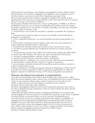 Ndonëse ligji nuk e ka përcaktuar, masat disiplinore për përgjegjësinë në punë i shqipton drejtori,
përkatësisht eprori. Për vërtetimin e përgjegjësisë dhe shqiptimin e masave disiplinore, mund të
formohet komision i veçantë, por kjo nuk është e obligueshme sipas Ligjit në fuqi.
Sikur në të gjitha aspektet, edhe në aspektin e përgjegjësisë disiplinore dhe materiale në punë,
Ligji Themelor i Punës është shumë i mangët. Besojmë se këtë vit Kuvendi i Kosovës do të miratojë
një ligj të ri të punës, i cili do jetë më i kompletuar.
Për punonjësit e Shërbimit Civil të Kosovës, të caktuar me Rregulloren e UNMIK-ut, nr.2001/36,
për Shërbimin Civil të Kosovës, në shtojcë të asaj Rregulloreje është dhënë një listë me rregullat e
mirësjelljes në Shërbimin Civil. Ajo përmban 11 rregulla të mirësjelljes, me të cilat cakton standardet
minimale të sjelljes së nëpunësve civilë:
1 - të kryejnë detyrat e tyre në mënyrë të arsyeshme, të ndershme, të paanshme dhe në pajtim me
ligjin,
2 - të kryejnë punët në mënyrë të shpejtë, me kurtoazi, me mirësjellje, me dashamirësi dhe pa
paragjykime ose neglizhencë,
3 - të mos e keqpordorin funksionin e tyre zyrtar për përfitime personale apo për përfitime të të
tjerëve,
4 - mjetet publike t’i përdorin në mënyrë të ligjshme, efikase dhe vetëm sipas autorizimeve të
organit të punësimit (punëdhënësit) për të cilin punojnë,
5 - nuk përdorin dhe nuk japin informata që kanë fituar në bazë të pozitës së tyre zyrtare,
6 - nuk duhet të paraqesin gabimisht apo t’i keqpërdorin informatat ose të bëjnë orvajtje për
mashtrime,
7 - nuk pranojnë nga asnjë person apo subjekt tjetër të holla, dhurata, mikpritje apo ndihma lidhur
me detyrat zyrtare dhe kontaktet e bëra, përveç nga organi i punësimit për të cilin punojnë,
8 - nuk duhet ta pengojnë politikën e veprimit të zyrtarëve të zgjedhur,
9 - respektojnë të drejtat dhe liritë e njeriut dhe të drejtat e komuniteteve,
10-zbatojnë udhëzimet e udhëheqësve të tyre, përveç nëse këto udhëzime janë në kundërshtim
me dispozitat ligjore, të drejtat dhe liritë e njeriut ose të drejtat e komuniteteve,
11-nuk marrin pjesë në kurrfaër aktiviteti politik dhe publik që mund të rrezikojë ose që duket se
mund të rrezikojë paanësinë e tyre.
Urdhëresa Administrative e Përfaqësuesit Special të Sekretarit të Përgjithshëm, nr.2003/2, datë 25
Janar 2003, për zbatimin e Rregullores nr.2001/36, përmban një kapitull lidhur me sjelljen dhe
disiplinën e nëpunësve të Shërbimit Civil (nenet 27-29), ndërsa në kapitullin vijues përcakton
872
DORACAKU PËR PËRGATITJEN E PROVIMIT TË JURISPRUDENCËS
masat dhe procedurën disiplinore për shkeljet e Kodit të sjelljes, duke e zgjeruar listën e sjelljeve
për të cilat mund të shqiptohen masat e caktuara (neni 30). Parashikohen pesë lloje të masave disiplinore:
vërejtja me gojë; vërejtja me shkrim; ndalesa e rritjes së rrogës deri në një vit; ulja e pozitës;
ndalimi i avancimit deri në tri vjetë dhe ndërprerja e kontratës së punës. Udhëzimi
parashikon edhe procedurën dhe organet disiplinore.
Pavarësisht nga përgjegjësia disiplinore, puëtori mund të përjashtohet prej punës edhe në rast se,
për shkak të përgjegjësisë penale, paraburgoset a shkon në vuajtje të dënimit dhe kështu, për fajin
e vet, mungon nga puna.
As Rregullorja për Ligjin Themelor të Punës, as Rregullorja për Shërbimin Civil nuk bëjnë asnjë
fjalë për përgjegjësinë materiale të punëtorit ose punëdhënësit, prandaj kjo çështje mbetet të rregullohet
me ndonjë ligj tjetër, me kontratë kolektive ose me akt autonom të punëdhënësit apo që
rastet dhe kontestet e kësaj natyre të zgjidhen sipas parimeve dhe rregullave të përgjithshme të
përgjegjësisë për dëmin. Sipas parimit të përgjithshëm të përgjegjësisë për dëmin e shkaktuar,
përgjegjësia ekiston kur dëmi është shkaktuar me qëllim apo nga pakujdesia ekstreme. Në të
drejtën e punës është e njohur edhe përgjegjësia regresive. Kjo do të thotë se kur punëtori në
punë i shkakton dëm një personi të tretë, e kur atë dëm e ka paguar punëdhësi, ai ka të drejtë të
kërkojë nga punëtori përgjegjës kompensimin (regresimin) e dëmit të paguar.
Mbrojtja e të drejtave nga marrëdhënia e punës
 