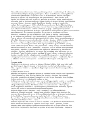 Në marrëdhëniet juridike të punës, të krijuara ndërmjet punëtorit e punëdhënësit, të dy palët marrin
përsipër të drejta, obligime dhe përgjegjësi reciproke. Në ato marrëdhënie nuk zotëron gjithmonë
një klimë mirëkuptimi reciprok. Si palë më e dobët në ato marrëdhënie, punëtori ballafaqohet
me shkelje të shpeshta të të drejtave në punë dhe nga marrëdhënia e punës. Shkeljet më të
shpeshta të të drejtave individuale të punëtorit qëndrojnë në caktimin e pagave, transferimin prej
një vendi të punës në tjetrin, detyrimin për të punuar përtej orarit të punës, largimin ose përjashtimin
nga puna, të drejtat e sigurimeve sociale dhe çështje të tjera, kur veprohet në kundërshtim
me ligjin dhe kontratën e punës. Kështu edhe lindin mosmarrëveshjet dhe konfliktet individuale
ndërmjet punëtorit kundrejt punëdhënësit apo personit të autorizuar nga punëdhënësi. Ndodh që
lindin edhe mosmarrëveshje ose konflikte kolektive të një grupi a një kategorie të punëtorëve
kundrejt palës tjetër (punëdhënësit). Edhe pse Ligjit Themelor i Punës parashikon gjoba të konsiderueshme
për rastet e shkeljes së të drejtave të punëtorëve, kjo për shkak të mungesës së efikasitetit
të organeve kompetente, fare pak ose aspak nuk është zbatuar në praktikë. Prandaj, mbetet
që vetë punëtorët ose sindikatat e tyre të angazhohen për mbrojtjen e të drejtave të punëtorëve.
Po qe se ndërmjet palëve nuk ka mirëkuptim, gatishmëri dhe vullnet të mirë për zgjidhjen paqësore
të konfliktit të interesave, mbetet që realizimi dhe mbrojtja e të drejtave të kërkohet në procedurën
dhe afatet e parapara me ligj dhe me kontratë kolektive apo atë individuale, para organeve
të caktuara. Në këtë kptim, punëtori ka të drejtë të paraqesë kërkesë apo kundërshtim (ankim)
brenda kolektivit ku punon. Kërkesa bëhet për realizimin e ndonjë të drejte, ndërsa kundërshtimi
për mbrojtjen e ndonjë të drejte a për luftimin e padrejtësisë. Po qe se punëtori është i pakënaqur
me vendimin e personit a të organit kompetent të punëdhësit, ai ka mundësi që realizimin dhe
mbrojtjen e të drejtave ta kërkojë edhe nga organet dhe institucionet jashtë kolektivit të vet: tek
Inspektorati i Punës, Ombudspersoni ose te gjykata. Në raste të caktuara me kontratë, mbrojtja e
të drejtave mund të kërkohet edhe përmes një arbitrazhi. Mbrojtja gjyqësore mund të kërkohet
vetëm pasi që të kenë shteruar mundësitë e mbrojtjes interne tek organet e punëdhënësit. Kjo nuk
ka të bëjë me kërkesën për intervenimin e Inspektoratit të Punës apo të Ombudspersonit.
873
E drejta e punës
Në mbrojtjen e të drejtave të punëtorëve, sidomos të drejtave kolektive të një numri më të madh
apo të një kategorie të punëtorëve, një rol të rëndësishëm mund ta luajë edhe sindikata, kur ajo
është e organizuar mirë dhe ka krijuar besim dhe prestigj te punëtorët dhe nëpunësit, por edhe te
punëdhësit.
Të drejtat dhe liritë sindikale
Sindikatat janë organizata shoqërore të pavarura, të krijuara në bazë të vullnetit të lirë të punëtorëve.
Qëllimi themelor i tyre duhet të jetë përfaqësimi dhe mbrojtja e të drejtave dhe interesave
ekonomike, sociale dhe profesionale të punëtorëve, në radhë të parë të anëtarëve të vet. Sindikata
zhvillon veprimtarinë e vet në përputhje me ligjet në fuqi.
Sindikatat janë rezultat i industrializimit, ngase para tij nuk ka pasur palë të kundërta në marrëdhëniet
e punës. Sepse, zanatliu në punëtorinë e vet, apo bujku në tokën e tij kanë qenë edhe punëtorë
edhe punëdhënës (të vetvetes). Zhvillimi industrial e ka ndarë funksionin e udhëheqjes nga
puna e drejtpërdrejtë dhe kështu ka krijuar kategorinë e punëdhënësve e të punëtorëve, si palë të
kundërta, me interesa të ndryshme në marrëdhëniet ndërmjet tyre.
Kushtet e vështira të punës dhe pozita e rëndë e punëtorëve kanë ndikuar në krijimin e
sindikatave, si formë e organizuar e punëtorëve për mbrojtjen efikase të lirive, të drejtave dhe
interesave ekonomike e sociale të tyre. Kështu, sindikalizmi u zhvillua në një lëvizje të gjerë pluraliste,
të shumëllojshme. Organizimi dhe veprimi sindikal gjat kohës u është përshtatur kushteve
dhe ndryshmeve shoqërore, ekonomike dhe politike, duke insistuar që demokracia politike të
kalojë edhe në fushën ekonomike e sociale.
Sindikatat organizohen mbi baza dhe në nivele të ndryshme: lokale, kombëtare dhe ndërkombëtare,
duke ia përashtatur organizimin një veprimi sa më efikas për arritjen e qëllimeve. Jo vetëm
punëtorët i kanë sindikatat e tyre. Edhe punëdhënësit organizohen në shoqata (esnafe) me emra
të ndryshëm, të veprimtarive dhe niveleve të caktuara. Në këtë mënyrë organizatat e punëtorëve
 