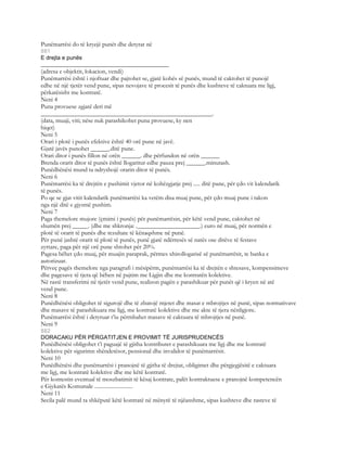 Punëmarrësi do të kryejë punët dhe detyrat në
881
E drejta e punës
_________________________________________
(adresa e objektit, lokacion, vendi)
Punëmarrësi është i njoftuar dhe pajtohet se, gjatë kohës së punës, mund të caktohet të punojë
edhe në një tjetër vend pune, sipas nevojave të procesit të punës dhe kushteve të caktuara me ligj,
përkatësisht me kontratë.
Neni 4
Puna provuese zgjatë deri më
_______________________________________________________.
(data, muaji, viti; nëse nuk parashikohet puna provuese, ky nen
hiqet)
Neni 5
Orari i plotë i punës efektive është 40 orë pune në javë.
Gjatë javës punohet ______.ditë pune.
Orari ditor i punës fillon në orën ______. dhe përfundon në orën ______
Brenda orarit ditor të punës është llogaritur edhe pauza prej ______.minutash.
Punëdhënësi mund ta ndryshojë orarin ditor të punës.
Neni 6
Punëmarrësi ka të drejtën e pushimit vjetor në kohëzgjatje prej ..... ditë pune, për çdo vit kalendarik
të punës.
Po qe se gjat vitit kalendarik punëmarrësi ka vetëm disa muaj pune, për çdo muaj pune i takon
nga një ditë e gjysmë pushim.
Neni 7
Paga themelore mujore (çmimi i punës) për punëmarrësin, për këtë vend pune, caktohet në
shumën prej _____. (dhe me shkronja: .____________________.) euro në muaj, për normën e
plotë të orarit të punës dhe rezultate të kënaqshme në punë.
Për punë jashtë orarit të plotë të punës, punë gjatë ndërresës së natës ose ditëve të festave
zyrtare, paga për një orë pune shtohet për 20%.
Pagesa bëhet çdo muaj, për muajin paraprak, përmes xhirollogarisë së punëmarrësit, te banka e
autorizuar.
Përveç pagës themelore nga paragrafi i mësipërm, punëmarrësi ka të drejtën e shtesave, kompensimeve
dhe pagesave të tjera që bëhen në pajtim me Ligjin dhe me kontratën kolektive.
Në rastë transferimi në tjetër vend pune, realizon pagën e parashikuar për punët që i kryen në atë
vend pune.
Neni 8
Punëdhënësi obligohet të sigurojë dhe të zbatojë mjetet dhe masat e mbrojtjes në punë, sipas normativave
dhe masave të parashikuara me ligj, me kontratë kolektive dhe me akte të tjera nënligjore.
Punëmarrësi është i detyruar t’iu përmbahet masave të caktuara të mbrojtjes në punë.
Neni 9
882
DORACAKU PËR PËRGATITJEN E PROVIMIT TË JURISPRUDENCËS
Punëdhënësi obligohet t’i paguajë të gjitha kontributet e parashikuara me ligj dhe me kontratë
kolektive për sigurimn shëndetësor, pensional dhe invalidor të punëmarrësit.
Neni 10
Punëdhënësi dhe punëmarrësi i pranojnë të gjitha të drejtat, obligimet dhe përgjegjësitë e caktuara
me ligj, me kontratë kolektive dhe me këtë kontratë.
Për kontestin eventual të moszbatimit të kësaj kontrate, palët kontraktuese e pranojnë kompetencën
e Gjykatës Komunale ............................
Neni 11
Secila palë mund ta shkëputë këtë kontratë në mënyrë të njëanshme, sipas kushteve dhe rasteve të
 