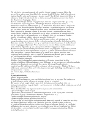 Në letërthirrjen për seancën me gojë pala mund të thirret të paraqesë prova me shkrim dhe
prova të tjera, ndërsa mund të paralajmërohet se mund të sjellë dëshmitarë të cilëve ka ndërmend
t’u referohet. Në qoftë se e lejon natyra e çështjes, mund t’i lihet dëshirës së personit të thirrur që
në vend se të vijë vetë, ta dorëzojë, deri në ditën e caktuar, deklaratën e nevojshme me shkrim.
2.3 Detyrimi për t’iu përgjigjur thirrjes
Personi i thirrur ka për detyrë t’i përgjigjet thirrjes. Në rast të pengimit (sëmundjes apo ndonjë
shkaku tjetër të arsyeshëm) personi i thirrur ka për detyrë që, menjëherë pas marrjes së
letërthirrjes, ta lajmërojë për këtë organin që e ka dorëzuar atë. Në qoftë se shkaku i pengesës ka
lindur më vonë, atëherë e lajmëron organin për ekzistimin e saj menjëherë pasië të jetë njoftuar
për këtë shkak. Se cilat janë shkaqet e arsyeshme, përveç sëmundjes, i çmon personi zyrtar, që
është i autorizuar të ndërmarrë veprime në procedurë. Shkaqet e mospërgjigjes ndaj thirrjes
mund të jenë të ndryshme dhe ato zakonisht janë të lidhura me rrethanat në komunikacion dhe
ato të të motit (ngecjet në komunikacion, motit të lig etj.), si dhe nga problemet në familjen e
ngushtë (sëmundja apo vdekja e anëtarit të ngushtë të familjes etj.).
Në qoftë se personi të cilit i është dorëzuar letërthirrja personalisht nuk i përgjigjet asaj dhe
mungesën nuk e arsyeton, ai mund të sillet me detyrim e, përpos kësaj, edhe të dënohet me gjobë.
Këto masa mund të zbatohen me kusht që në letërthirrje të jetë theksuar se ato do të zbatohen në
rast të mospërgjigjes ndaj thirrjes. Përveç këtyre masave, personi i thirrur mund të jetë i detyruar
që t’i përballojë shpenzimet që janë krijuar për shkak të mospërgjigjes ndaj thirrjes.
Konkluzioni për sjelljen forcërisht, për caktimin e dënimit ose për pagimin e shpenzimeve, nxirret
nga personi zyrtar që zhvillon procedurën. Në qoftë se ky person njëherësh nuk është i autorizuar
edhe për zgjidhjen e çështjes administrative, gjë që ndodh më së shpeshti, atëherë ai është i
detyruar që konkluzionin për masat ta nxjerrë në marrëveshje me personin zyrtar të autorizuar
për zgjidhjen e çështjes. Kundër këtij konkluzioni lejohet ankim i veçantë.
3. Procesverbali dhe passhënimi
Zhvillimi i ligjshëm i procedurës supozon shënimin (evidentimin) me shkrim të të gjitha
veprimeve juridikisht të lidhura (relevante) ose të deklaratave në çdo procedurë, pra edhe në procedurën
administrative. Pa gjurmët me shkrim për disa veprime të kryera, çështja administrative
nuk do të mund të zgjidhej as në shkallë të parë, aq më pak në procedurën e shkallës së dytë apo
në kontestin administrativ. Këto janë vetëm disa prej arsyeve, për të cilat Ligji parashikon procesverbalin
dhe passhënimet e veçanta.
3.1 Nocioni, llojet, përmbajtja dhe mënyra e
609
E drejta administrative
mbajtes së procesverbalit
Procesverbali është pasqyrim zyrtar me shkrim i veprimit të kryer në procedurë dhe i deklaratave
të rëndësishme me gojë të palëve ose të personave të tretë në procedurë.
Për seancën verbale ose për ndonjë veprim tjetër të rëndësishëm në procedurë, si dhe për
deklaratat e rëndësishme me gojë të palëve ose të personave të tretë në procedurë, mbajtja e procesverbalit
është i domosdoshëm.
Mund të dallohen këto lloje të procesverbaleve në procedurën administrative:
- procesverbali për seancën me gojë;
- procesvrbali për disa veprime të rëndësishme në procedurë, të cilat kryhen jashtë seancës me
gojë (marrja në pyetje e dëshmitarëve, ekspertiza, këqyrja në vend etj.);
- procesverbali për pranimin e parashtresave me gojë;
- procesverbali për votimin (këshillim dhe votim) etj.
Si procesverbal më i rëndësishëm është procesverbali për seancën me gojë, në veçanti kur procedura
zhvillohet në lëndën për zgjidhjen e së cilës janë të interesuar më tepër persona me interesa
të kundërta (çështjet kontradiktore administrative). Procesverbali mund të mbahet në vazhdimësi,
përkatësisht njëri pas tjetrit - në mënyrë kronologjike edhe sipas llojeve të tij, ashtu që nga shikimi
dhe kontrollimi i procesverbalit të mund të kuptohet lehtë ecuria e procedurës që nga fillimi e
deri në përfundimin e tij.
 