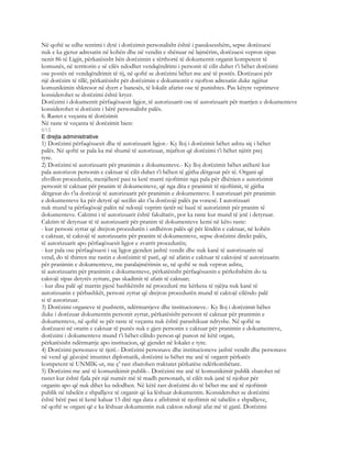 Në qoftë se edhe tentimi i dytë i dorëzimit personalisht është i pasuksesshëm, sepse dorëzuesi
nuk e ka gjetur adresatin në kohën dhe në vendin e shënuar në lajmërim, dorëzuesi vepron sipas
nenit 86 të Ligjit, përkatësisht bën dorëzimin e tërthortë të dokumentit organit kompetent të
komunës, në territorin e së cilës ndodhet vendqëndrimi i personit të cilit duhet t’i bëhet dorëzimi
ose postës në vendqëndrimit të tij, në qoftë se dorëzimi bëhet me anë të postës. Dorëzuesi për
një dorëzim të tillë, përkatësisht për dorëzimin e dokumentit e njofton adresatin duke ngjitur
komunikimin shkresor në dyert e banesës, të lokalit afarist ose të punishtes. Pas këtyre veprimeve
konsiderohet se dorëzimi është kryer.
Dorëzimi i dokumentit përfaqësuesit ligjor, të autorizuarit ose të autorizuarit për marrjen e dokumenteve
konsiderohet si dorëzim i bërë personalisht palës.
6. Rastet e veçanta të dorëzimit
Në raste të veçanta të dorëzimit bien:
615
E drejta administrative
1) Dorëzimi përfaqësuesit dhe të autorizuarit ligjor.- Ky lloj i dorëzimit bëhet ashtu siç i bëhet
palës. Në qoftë se pala ka më shumë të autorizuar, mjafton që dorëzimi t’i bëhet njërit prej
tyre.
2) Dorëzimi të autorizuarit për pranimin e dokumenteve.- Ky lloj dorëzimit bëhet atëherë kur
pala autorizon personin e caktuar të cilit duhet t’i bëhen të gjitha dërgesat për të. Organi që
zhvillon procedurën, menjëherë pasi ta ketë marrë njoftimin nga pala për dhënien e autorizimit
personit të caktuar për pranim të dokumenteve, që nga dita e pranimit të njoftimit, të gjitha
dërgesat do t’ia dorëzojë të autorizuarit për pranimin e dokumenteve. I autorizuari për pranimin
e dokumenteve ka për detyrë që secilin akt t’ia dorëzojë palës pa vonesë. I autorizuari
nuk mund ta përfaqësojë palën në ndonjë veprim tjetër në bazë të autorizimit për pranim të
dokumenteve. Caktimi i të autorizuarit është fakultativ, por ka raste kur mund të jetë i detyruar.
Caktim të detyruar të të autorizuarit për pranim të dokumenteve kemi në këto raste:
- kur personi zyrtar që drejton procedurën i urdhëron palës që për lëndën e caktuar, në kohën
e caktuar, të caktojë të autorizuarin për pranim të dokumenteve, sepse dorëzimi direkt palës,
të autorizuarit apo përfaqësuesit ligjor e zvarrit procedurën;
- kur pala ose përfaqësuesi i saj ligjor gjenden jashtë vendit dhe nuk kanë të autorizuarin në
vend, do të thirren me rastin e dorëzimit të parë, që në afatin e caktuar të caktojnë të autorizuarin
për pranimin e dokumenteve, me paralajmërimin se, në qoftë se nuk vepron ashtu,
të autorizuarin për pranimin e dokumenteve, përkatësisht përfaqësuesin e përkohshëm do ta
caktojë sipas detyrës zyrtare, pas skadimit të afatit të caktuar;
- kur disa palë që marrin pjesë bashkërisht në procedurë me kërkesa të njëjta nuk kanë të
autorizuarin e përbashkët, personi zyrtar që drejton procedurën mund të caktojë cilëndo palë
si të autorizuar.
3) Dorëzimi organeve të pushtetit, ndërmarrjeve dhe institucioneve.- Ky lloj i dorëzimit bëhet
duke i dorëzuar dokumentin personit zyrtar, përkatësisht personit të caktuar për pranimin e
dokumenteve, në qoftë se për raste të veçanta nuk është parashikuar ndryshe. Në qoftë se
dorëzuesi në orarin e caktuar të punës nuk e gjen personin e caktuar për pranimin e dokumenteve,
dorëzimi i dokumenteve mund t’i bëhet cilitdo person që punon në këtë organ,
përkatësisht ndërmarrje apo institucion, që gjendet në lokalet e tyre.
4) Dorëzimi personave të tjerë.- Dorëzimi personave dhe institucioneve jashtë vendit dhe personave
në vend që gëzojnë imunitet diplomatik, dorëzimi iu bëhet me anë të organit përkatës
kompetent të UNMIK-ut, me ç’ rast zbatohen traktatet përkatëse ndërkombëtare.
5) Dorëzimi me anë të komunikimit publik-. Dorëzimi me anë të komunikimit publik zbatohet në
rastet kur është fjala për një numër më të madh personash, të cilët nuk janë të njohur për
organin apo që nuk dihet ku ndodhen. Në këtë rast dorëzimi do të bëhet me anë të njoftimit
publik në tabelën e shpalljeve të organit që ka lëshuar dokumentin. Konsiderohet se dorëzimi
është bërë pasi të kenë kaluar 15 ditë nga data e afishimit të njoftimit në tabelën e shpalljeve,
në qoftë se organi që e ka lëshuar dokumentin nuk cakton ndonjë afat më të gjatë. Dorëzimi
 