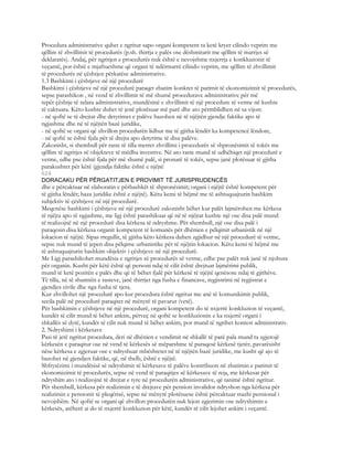 Procedura administrative quhet e ngritur sapo organi kompetent ta ketë kryer cilindo veprim me
qëllim të zhvillimit të procedurës (p.sh. thirrja e palës ose dëshmitarit me qëllim të marrjes së
deklaratës). Andaj, për ngritjen e procedurës nuk është e nevojshme nxjerrja e konkluzionit të
veçantë, por është e mjaftueshme që organi të ndërmarrë cilindo veprim, me qëllim të zhvillimit
të procedurës në çështjen përkatëse administrative.
1.3 Bashkimi i çështjeve në një procedurë
Bashkimi i çështjeve në një procedurë paraqet zbatim konkret të parimit të ekonomizimit të procedurës,
sepse parashikon , në vend të zhvillimit të më shumë procedurave administrative për më
tepër çështje të ndara administrative, mundësinë e zhvillimit të një procedure të vetme në kushte
të caktuara. Këto kushte duhet të jenë plotësuar më parë dhe ato përmblidhen në sa vijon:
- në qoftë se të drejtat dhe detyrimet e palëve bazohen në të njëjtën gjendje faktike apo të
ngjashme dhe në të njëjtën bazë juridike,
- në qoftë se organi që zhvillon procedurën lidhur me të gjitha lëndët ka kompetencë lëndore,
- në qoftë se është fjala për të drejta apo detyrime të disa palëve.
Zakonisht, si shembull për raste të tilla merret zhvillimi i procedurës së shpronësimit të tokës me
qëllim të ngritjes së objekteve të mëdha investive. Në ato raste mund të udhëhiqet një procedurë e
vetme, edhe pse është fjala për më shumë palë, si pronarë të tokës, sepse janë plotësuar të gjitha
parakushtet për këtë (gjendja faktike është e njëjtë
624
DORACAKU PËR PËRGATITJEN E PROVIMIT TË JURISPRUDENCËS
dhe e përcaktuar në elaboratin e përbashkët të shpronësimit; organi i njëjtë është kompetent për
të gjitha lëndët; baza juridike është e njëjtë). Këtu kemi të bëjmë me të ashtuquajturin bashkim
subjektiv të çështjeve në një procedurë.
Meqenëse bashkimi i çështjeve në një procedurë zakonisht bëhet kur palët lajmërohen me kërkesa
të njëjta apo të ngjashme, me ligj është parashikuar që në të njëjtat kushte një ose disa palë mund
të realizojnë në një procedurë disa kërkesa të ndryshme. Për shembull, një ose disa palë i
paraqesin disa kërkesa organit kompetent të komunës për dhënien e pëlqimit urbanistik në një
lokacion të njëjtë. Sipas rregullit, të gjitha këto kërkesa duhen zgjidhur në një procedurë të vetme,
sepse nuk mund të jepen disa pëlqime urbanistike për të njëjtin lokacion. Këtu kemi të bëjmë me
të ashtuquajturin bashkim objektiv i çështjeve në një procedurë.
Me Ligj parashikohet mundësia e ngritjes së procedurës së vetme, edhe pse palët nuk janë të njohura
për organin. Kusht për këtë është që personi ndaj të cilit është drejtuar lajmërimi publik,
mund të ketë pozitën e palës dhe që të bëhet fjalë për kërkesë të njëjtë qenësore ndaj të gjithëve.
Të tilla, në të shumtën e rasteve, janë thirrjet nga fusha e financave, regjistrimi në regjistrat e
gjendjes civile dhe nga fusha të tjera.
Kur zhvillohet një procedurë apo kur procedura është ngritur me anë të komunikimit publik,
secila palë në procedurë paraqitet në mënyrë të pavarur (vetë).
Për bashkimin e çështjeve në një procedurë, organi kompetent do të nxjerrë konkluzion të veçantë,
kundër të cilit mund të bëhet ankim, përveç në qoftë se konkluzionin e ka nxjerrë organi i
shkallës së dytë, kundër të cilit nuk mund të bëhet ankim, por mund të ngrihet kontest administrativ.
2. Ndryshimi i kërkesave
Pasi të jetë ngritur procedura, deri në dhënien e vendimit në shkallë të parë pala mund ta zgjerojë
kërkesën e paraqitur ose në vend të kërkesës së mëparshme të paraqesë kërkesë tjetër, pavarësisht
nëse kërkesa e zgjeruar ose e ndryshuar mbështetet në të njëjtën bazë juridike, me kusht që ajo të
bazohet në gjendjen faktike, që, në thelb, është e njëjtë.
Shfrytëzimi i mundësisë së ndryshimit të kërkesave të palëve kontribuon në zbatimin e parimit të
ekonomizimit të procedurës, sepse në vend të paraqitjes së kërkesave të reja, me kërkesat për
ndryshim ato i realizojnë të drejtat e tyre në procedurën administrative, që tanimë është ngritur.
Për shembull, kërkesa për realizimin e të drejtave për pension invalidor ndryshon nga kërkesa për
realizimin e pensionit të pleqërisë, sepse në mënyrë plotësuese është përcaktuar stazhi pensional i
nevojshëm. Në qoftë se organi që zhvillon procedurën nuk lejon zgjerimin ose ndryshimin e
kërkesës, atëherë ai do të nxjerrë konkluzion për këtë, kundër të cilit lejohet ankim i veçantë.
 