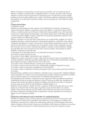 Pala ka të drejtë që në mënyrë aktive të marrë pjesë në procedurë. Ajo ka të drejtë që, deri në
dhënien e vendimit, t’i plotësojë dhe t’i shpjegojë pohimet e veta dhe, në qoftë se këtë e bën pas
mbajtjes së seancës me gojë, ka për detyrë ta arsyetojë pse nuk e ka bërë këtë në seancë. Organi
kompetent nuk do të japë vendimin para se palës t’i jetë dhënë mundësia të deklarohet për faktet
dhe rrethanat në të cilat duhet të bazohet vendimi, e për të cilat palës nuk i është dhënë mundësia
të deklarohet.
629
E drejta administrative
3. Shqyrtimi me gojë
Shqyrtimi me gojë paraqet një ndër veprimet më të rëndësishme në zbatimin e procedurës së
veçantë ekzaminuese. Mbajtja e shqyrtimit me gojë ka dy qëllime: 1) vërtetimin e fakteve dhe 2)
ofrimin e mundësive palëve që të mbrojnë të drejtat dhe interesat juridike të tyre. Në shqyrtimin
me gojë më së tepërmi gjejnë zbatim parimet e procedurës administrative, duke filluar nga parimi
i vërtetsisë materiale, dëgjimit të palëve, efektivitetit, ekonomizimit, përdorimit të gjuhëve e deri
te parimi i dhënies së ndihmës për të tjerët.
Mbajtja e shqyrtimit me gojë nuk është veprim detyrues në të gjitha lëndët, zgjidhjes së të cilave i
paraprinë procedura e veçantë ekzaminuese. Në procedurat gjyqësore - penale dhe civile, mbajtja
e shqyrtimit parashikohet si veprim i detyrueshëm. Në procedurën administrative, personi zyrtar i
cili kryeson procedurën, me vetiniciativë apo me propozim të palës, cakton shqyrtimin me gojë
dhe atë në çdo rast kur ai është i dobishëm për sqarimin e çështjeve (caktimi fakultativ). Mirëpo,
nga Ligji dalin edhe rastet kur personi zyrtar është i detyruar (caktimi i detyrueshëm) të caktojë
mbajtjen e shqyrtimit me gojë dhe këtë:
1) në çështjet në të cilat marrin pjesë dy a më tepër palë me interesa të kundërta,
2) kur duhet të kryhet këqyrja në vend,
3) kur duhet të bëhet dëgjimi i dëshmitarëve apo i ekspertëve.
Vëllimin dhe ecurinë e shqyrtimit me gojë e cakton personi zyrtar që e kryeson procedurën dhe ai
zhvillohet publikisht. Shmangie nga parimi publik Ligji (neni 150) parashikon përjashtimin e publikut
gjatë shqyrtimit me gojë ose gjatë një pjese të tij në këto raste:
1) në qoftë se këtë e kërkojnë shkaqet e moralit apo të sigurimit publik,
2) në qoftë se ekziston një rrezik serioz dhe i drejtpërdrejtë i pengimit të shqyrtimit me gojë,
3) në qoftë se duhet të shqyrtohen marrëdhëniet në një familje dhe
4) në qoftë se duhet të shqyrtohen rrethanat që paraqesin sekret zyrtar, afarist, profesional, shkencor
ose artistik.
Për përjashtimin e publikut nxirret konkluzion, i cili duhet të jetë i arsyetuar dhe i shpallur publikisht.
Gjatë komunikimit të vendimit, nuk mund të përjashtohet publiku. Gjithashtu, përjashtimi i publikut
nuk ka të bëjë me palët, me të autorizuarit dhe me ndihmësit profesionalë të tyre.
Gjatë përgatitjeve për mbajtjen e shqyrtimit me gojë, organi që zhvillon procedurën ka për detyrë
të ndërmarrë çdo gjë që nevojitet që shqyrtimi me gojë të kryhet pa zvarritje dhe, mundësisht, pa
ndërprerje dhe shtyrje. Me qëllim të sigurimit të mbajtjes racionale dhe ekonomike të shqyrtimit
me gojë, organi ka për detyrë që edhe publikisht ta shpallë mbajtjen e tij.
Shqyrtimi me gojë mbahet, si rregull, në selinë e organit që zhvillon procedurën dhe kur nevojitet
këqyrja në vend jashtë selisë së këtij organi, shqyrtimi me gojë mund të mbahet në vendin e
këqyrjes. Përveç kësaj, shqyrtimi mund të mbahet edhe në ndonjë vend tjetër, kur kjo kërkohet
për shkak të pakësimit të konsiderueshëm të shpenzimeve dhe për shqyrtimin më me themel, të
shpejtë ose më të thjeshtë të çështjes.
630
DORACAKU PËR PËRGATITJEN E PROVIMIT TË JURISPRUDENCËS
Në fillim të shqyrtimit, personi zyrtar që kryeson procedurën ka për detyrë të konstatojë se cilët
prej personave të thirrur janë të pranishëm, kurse lidhur me ata që mungojnë të verifikojë nëse
letërthirrjet u janë dorëzuar siç duhet. Kur ndokush prej palëve që nuk është dëgjuar ende nuk ka
ardhur në shqyrtim dhe nuk është vërtetuar nëse letërthirrja i është dorëzuar siç duhet ose jo, personi
zyrtar që zhvillon procedurën do ta shtyjë shqyrtimin, përveç në rastin kur shqyrtimi me gojë
 