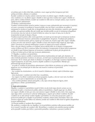 në çështjen për të cilën është fjala, vendimin e merr organi që ishte kompetent për këtë
çështje në kohën e dhënies së vendimit.
Kundër vendimit të ri lejohet ankimi vetëm kur këtë e ka dhënë organi i shkallës së parë, por
nëse vendimin e ri e ka dhënë organi i shkallës së dytë apo këtë vendim merr organi i shkallës së
parë, ndërsa ai bëhet definitiv, kundër një vendimit të tillë nuk ka vend për ankim, veçse mund të
ngrihet kontest administrativ.
3.6 Prishja e jashtëzakonshme
Vendimi i ekzekutueshëm mund të prishet (vepron ex-nunc, përkatësisht prej momentit të nxjerrjes)
në rastet e posaçme të rrezikimit të interesit publik, nëse kjo është e nevojshme me qëllim të
mënjanimit të rrezikut të madh dhe të drejtpërdrejtë për jetën dhe shëndetin e njerëzve, për sigurinë
publike, për qetësnsë publike dhe për rendin apo moralin publik ose për të mënjanuar çrregullimet
në ekonomi, nëse kjo nuk do të mund të bëhej me sukses me mjete të tjera, me të cilat do
të prekeshin më pak të drejtat e fituara.
Vendimi mund të prishet edhe vetëm pjesërisht, në masën që nevojitet për ta mënjanuar rrezikun
ose për t’i mbrojtur interesat e përmendura të përgjithshme shoqërore. Vendimin për prishjen e
vendimit të ekzekutueshëm, përveç organit që e ka marrë atë, mund ta japë edhe organi i shkallës
së dytë, por nëse nuk ekziston organi i shkallës së dytë, këtë mund ta bëjë organi që, sipas ligjit,
është i autorizuar të ushtrojë mbikëqyrjen e punës së organit që ka marrë vendimin.
Pala e cila, për shkak të prishjes së vendimit, pëson ndonjë dëm, ka të drejtën e kompensimit
vetëm të dëmit real. Për të vendosur lidhur me kërkesën e kompensimit të dëmit është kompetente
në shkallë të parë Gjykata Supreme në kontestin e juridiksionit të plotë, për çka përsëri do
të flitet në fushën që ka të bëjë mee kontestin administrativ.
3.7 Shpallja e vendimit si të pavlefshëm
Për dallim prej mjeteve juridike të jashtëzakonshme të përmendura më sipër, për zbatimin e të
cilave kërkohe plotësimi i kushteve të caktuara , në këtë mjet të jashtëzakonshëm këto kushte nuk
ekzistojnë. Në të vërtetë, për shkak të shkeljeve të rregullave, të cilat Ligji i numëron shprehimisht,
organi kompetent, në çdo kohë, mund ta shpallë vendimin si të pavlefshëm. Shkeljet që i
përmend Ligji një për një janë:
- në qoftë se vendimi në procedurën administrative është dhënë në çështjen që i përket kompetencës
gjyqësore ose në çështjen për të cilën fare nuk mund të vendoset në procedurë
administrative,
- kur vendimi me ekzekutimin e vet do të mund të shkaktonte ndonjë vepër të dëmshme sipas
ligjit penal,
- nëse ekzekutimi i vendimit nuk është fare i mundshëm,
- kur organi e ka dhënë vendimin pa kërkesë paraprake të palës, e cila më vonë nuk e ka dhënë
pëlqimin e vet për të shprehimisht ose në heshtje dhe
- nëse vendimi përmban ndonjë parregullsi, e cila, sipas ndonjë dispozite ligjore, është
parashikuar si shkak i pavlefshmërisë.
653
E drejta administrative
Shpallja e vendimit si i pavlefshëm mund të bëhet në çdo kohë sipas detyrës zyrtare ose me
propozim të palës a të prokurorit publik, ndërsa të pavlefshëm e shpall organi që e ka dhënë
ose organi i shkallës së dytë, por nëse nuk ekziston organi i shkallës së dytë, këtë e bën organi që,
sipas ligjit, është i autorizuar të ushtrojë mbikëqyrjen e organit që ka dhënë vendimin. Kundër
vendimit me të cilin ndonjë vendim shpallet i pavlefshëm ose refuzohet propozimi i palës a i
prokurorit publik për ta shpallur të pavlefshëm vendimin, ankimi është i lejueshëm. Nëse nuk
ekziston organi që vendos lidhur me ankimin, kundër një vendimi të tillë mund të ngrihet drejtpërdrejt
kontesti administrativ.
3.8 Pasojat juridike të anulimit dhe të prishjes
Me anulimin e vendimit dhe me shpalljen e tij të pavlefshëm anulohen edhe pasojat juridike, që
do të mund t’i passillte një vendimi i tillë. Me prishjen e vendimit nuk anulohen pasojat juridike
që ka passjellë vendimi, por bëhet e pamundur passjellja e mëtejshme e pasojave juridike të
 