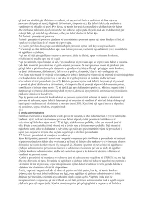 që janë me rëndësi për dhënien e vendimit, në veçanti në fazën e realizimit të disa mjeteve
provuese (këqyrja në vend, dëgjimi i dëshmitarit, ekspertit etj.). Ky është shkak për anulimin e
vendimeve të shkallës së parë. Pos kësaj, në rastin kur pala ka mundësi të deklarohet për faktet
dhe rrethanat relevante, kjo konstatohet në shkresë, sepse pala, shpesh, nuk do të deklarohet për
ndonjë fakt, që nuk del nga shkresat, edhe pse është dashur të bëhet kjo.
2.6 Parimi i çmuarjes së provave
Parimi i çmuarjes së provave qëndron në autorizimin e personit zyrtar që, sipas bindjes së lirë, të
vendosë se cilat fakte do t’i marrë si të provuara.
Ky parim përfshin disa grupe autorizimesh për përsonin zyrtar i cili kryeson procedurën:
* të caktojë se cilat dëshmi duhen apo nuk duhen provuar, varësisht nga ndikimi i tyre i mundshëm
në zgjidhjen e çështjes;
* që vet të bëjë përzgjedhjen e mjeteve provuese, duke iu dhënë, sipas rrethanave konkrete,
rëndësi më të madhe apo më të vogël;
* që pavarësisht, sipas bindjes së vet, t’i konsiderojë të provuara apo jo të provuara faktet e veçanta.
Çdo fakt mund të provohet me të gjitha mjetet provuese. Si mjet provues mund të përdoret çdo
gjë që është e përshtatshme për vërtetmin e gjendjes së çështjes dhe që i përgjigjet rastit konkret,
siç janë: dokumentet, dëshmitarët, deklaratat e palëve, ekspertët, këqyrja në vendngjarje etj.
Ato fakte nuk mund t’i vrojtojë të izoluara, por është i detyruar të vlerësojë në mënyrë të ndorëzjegjshme
e të kujdesshme të çdo prove veç e veç dhe të të gjtha provave së bashku, si dhe në bazë
të rezultatit të tërë procedurës (neni 9). Kështu, personi zyrtar nuk është i detyruar që të pranojë
si provë të plotë deklaratën e dëshmitarit, të ekspertit dhe të pranojë si provë dokumentin privat,
certifikatën e lëshuar sipas nenit 172 të këtij Ligji apo deklaratën e palës etj. Mirëpo, organi është i
detyruar që të pranojë dokumentin publik si provë, derisa ai apo personi i interesuar në procedurën
përkatës vërteton të kundërtën.
Nga ky parim nuk mund të konkludohet se personi zyrtar është arbitrar në rastin e vlerësimit të
provave të caktuara, sepse është i detyruar që në arsyetim të vendimit t’i vërë në dukje shkaqet që
kanë qenë vendimtare në vlerësimin e provave (neni 209). Kjo është një nga të metat e shpeshta
në vendimet, sepse, rëndom, arsyetimi nuk
585
E drejta administrative
përmban vlerësimin e kujdesshëm të çdo prove të veçantë, si dhe lidhshmërinë e tyre të ndërsjellë.
Gabimi i dytë, i cili në vlerësimin e provave bëhet shpesh, është pranimi i certifikatave të
ndryshme që lëshohen sipas nenit 172 të ligjit, si dokumente publike, edhe pse ato nuk janë të
tilla. Fuqia e tyre juridike është shumë më e dobët sesa e dokumenteve publike. Një situatë të
ngjashme kemi edhe te deklaratat e ndryshme që palët apo pjesëmarrësit e tjerë në procedurë i
japin para organeve të tjera dhe jo para organit që e zhvillon procedurën.
2.7 Parimi i pavarësisë në marrjen e vendimeve
Sipas këtij parimi, personi i autorizuar i organit kompetent për zhvillimin e procedurës në mënyrë
të pavarur përcakton faktet dhe rrethanat, e në bazë të fakteve dhe rethanave të vërtetuara zbaton
dispozitat në rastin konkret (neni 10, paragrafi 2). Zbatimi i parimit të pavarësisë në zgjidhjen e
çështjes administrarive përjashton marrjen e udhëzimeve konkrete për atë se si do të zgjidhet
çështja konkrete administrative, si dhe në rastin kur eprori e ka kaluar të drejtën e dhënies së
vendimit te personi zyrtar.
Kufijtë e pavarësisë në marrjen e vendimeve janë të caktuara me rregullore të UNMIK-ut, me ligj
dhe me dispozita të tjera. Pavarësia në zgjidhjen e çështjes është në lidhje të ngushtë me parimin e
vlerësimit të lirë të provave, sepse mbi personin zyrtar duhet të ndikojë vetëm gjendja faktike e
vërtetuar me zbatimin e drejtë të dispozitave.
Andaj, veprimi i organit nuk do të ishte në pajtim me këtë parim, kur ky, në rastin konkret
(përveç nëse kjo nuk është urdhëruar me ligj), para zgjidhjes së çështjes administrative i është
drejtuar për mendim, orientim apo udhëzim cilitdo organ qoftë. Veprimi i tillë çon në
mospavarësinë e organeve, që do të thotë se, në fakt, çështjen administrative nuk e zgjidh organi
përkatës, por një organ tjetër. Kjo ka pasoja negative për përgjegjësinë e organeve në fushën e
 