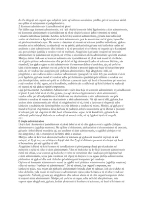 do t’ia dërgojë atë organit apo subjektit tjetër që ushtron autorizime publike, për të vendosur sërish
me qëllim të mënjanimit të paligjshmërive.
2. Kontesti administrativ i jurisdiksionit të plotë
Për dallim nga kontesti administrativ, tek i cili objekt kontestit është ligjshmëria e aktit administrativ,
në kontestin administrativ të jurisdiksionit të plotë objekt kontesti është vërtetimi në tërësi
i situatës individuale juridike. Kështu, në këtë lloj kontesti administrativ, gjykata nuk kufizohet
vetëm në vlerësimin e ligjshmërisë së aktit administrativ, por ka autorizime më të gjera, hyn edhe
në përshtatshmërinë e tyre. Me rastin e vërtetimit të situatës së caktuar juridike individuale, gjykata
mundet atë ta mbështetë, ta ndryshojë ose ta prishë, përkatësisht gjykata nuk kufizohet vetëm në
anulimin e aktit administrativ dhe kthimin e tij në procedurë të sërishme në organin që e ka nxjerrë
atë, por çështjen juridike e vendos vetë në meritum. Aktgjykimi i gjykatës i nxjerrë në procesin
administrativ të jurisdiksionit të plotë, në tërërsi, e zëvendëson aktin administrativ që është anuluar.
Mirëpo, duhet theksuar se kontesti administrativ i jurisdiksionit të plotë nuk mund të zhvillohet
në të gjitha çështjet edministrative dhe për këtë në ligj ekzistojnë kushte të caktuara. Kështu, për
shembull, kur gjykata gjen se akti administrativ i kontestuar duhet të anulohet, ajo, në qoftë se
këtë e lejon natyra e çështjes ose në qoftë se të dhënat e procesit japin një bazë të besueshme për
këtë, do të vendosë me aktgjykim për çështjen administrative. Një aktgjykimi i tillë, në
përgjithësi, e zëvendëson aktin e anuluar administrativ (paragrafi 3 i nenit 42); pas anulimit të aktit
jo të ligjshëm, gjykata mund të vendosë edhe për kërkesën e paditësit për kthimin e sendeve ose
për dëmshpërblim, vetëm në qoftë se të dhënat e procesit japin një bazë të besueshme për marrjen
e një vendimi të tillë, ngase, në të kundërtën, paditësin do ta udhëzojë që këtë kërkesë ta realizojë
në seancë në një gjykatë tjetër kompetente.
Ligji për Kontestet (Konfliktet) Administrative njeh disa lloje të kontestit administrativ të jurisdiksionit
të plotë. I pari është ai në të cilin gjykata, pos që vlerëson ligjshmërinë e aktit administrativ,
vendos edhe për dëmshpërblimin të shkaktuar me ekzekutimin e aktit administrativ ose për
kthimin e sendeve të marra me ekzekutimin e aktit administrativ. Në një rast të tillë, gjykata, kur
anulon aktin administrativ për shkak të joligjshmërisë së tij, është e detyruar të shqyrtojë edhe
kërkesën e paditësit për dëmshpërblim ose për kthimin e sendeve të marra. Mirëpo, që gjykata të
mund të hyjë në shqyrtimin e kësaj kërkese të paditësit, është e nevojshme që të dhënat e procesit
të ofrojnë, për një shqyrtim të tillë, bazë të besueshme, sepse, në të kundërtën, gjykata do ta
udhëzojë paditësin që kërkesën ta realizojë në seancë civile, në nj ëgjykatë tjetër të rregullt.
661
E drejta administrative
Lloji i dytë i kontestit të jurisdiksionit të plotë është ai në të cilin gjykata vetë e zgjidh çështjen
administrative (zgjidhja meritore). Me qëllim të shkurtimit, përkatësisht të ekonomizimit të procesit,
gjykatës i është dhënë mundësia që, pas anulimit të aktit administrativ, ta zgjidhë çështjen vetë
me aktgjykim, i cili e zëvendëson në tërësi aktin e anuluar.
Mirëpo, edhe në këtë rast ekzistojnë kushte të caktuara që gjykata të mund të veprojë në atë
mënyrë, si: 1) që natyra e çështjes ta lejojë këtë dhe 2) që të dhënat e procesit të ofrojnë një bazë
të besueshme për një zgjidhje të tillë.
Aktgjykimi i dhënë në këtë kontest të jurisdiksionit të plotë paraqet bazë për ekzekutim në
mënyrën e njëjtë si edhe të aktit administrativ. Vlen të theksohet se ky lloj i kontestit administrativ
është më efikas, sesa kontesti që kufizohet vetëm në vërtetimin dhe vendosjen për ligjshmërinë
e aktit administrativ, sepse pala i realizon më shpejt të drejtat e veta, ngase çështja administrative
përfundon në gjykatë dhe nuk i kthehet përsëri organit kompetent pë vendosje.
Gjykata në kontestin administrativ mund ta zgjidhë vetë çështjen administrative (zgjidhje meritore)
edhe në rastin e “heshtjes së administratës”. Në të vërtetë, kur organi kompetent, me
kërkesë të palës, nuk nxjerr akt përkatës administrativ brenda afatit të caktuar, i cili do të duhej të
ishte definitiv, pala mund të nisë kontest administrativ njësoj sikur kërkesa e tij të ishte vendosur
negativisht. Atëherë, gjykata jep aktgjykimin dhe cakton afatin në të cilin organi kompetent duhet
të nxjerrë aktin administrativ. Mirëpo, në qoftë se ai organ, edhe në këtë afat plotësues, nuk
vepron sipas aktgjykimit, gjykata, krahas plotësimit të kushteve të caktuara, në bazë të kërkesës së
 