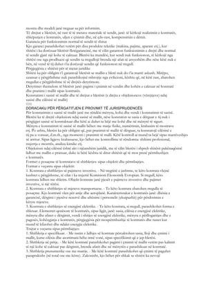 mostra dhe modeli janë treguar sa për informim.
Të drejtat e blerësit, në rast të të metave materiale të sendit, janë: të kërkojë realizimin e kontratës,
shkëputjen e kontratës, uljen e çmimit dhe, në çdo rast, kompensimin e dëmit.
Garancia për funksionimin normal të sendit të shitur
Kjo garanci parashikohet vetëm për disa produkte teknike (makina, pajime, aparate etj.), kur
shitësi i ka dorëzuar blerësit fletëgarancinë, me të cilin garanton funksionimin e drejtë dhe normal
të sendit gjatë një kohe të caktuar. Blerësi ka mundësi, kur sendi nuk funksionon, të kërkojë nga
shitësi ose nga prodhuesi që sendin ta rregullojë brenda një afati të arsyeshëm dhe nëse këtë nuk e
bën, në vend të tij duhet t’ia dorëzojë sendin që funksionon në rregull.
Përgjegjësia e shitësit për të metat juridike
Shitësi ka për obligim t’i garantojë blerësit se mallin e blerë nuk do t’ia marrë askush. Mirëpo,
uzansat e përgjthshme nuk parashikojnë mbrojtje nga evikcioni, kështu që, në këtë rast, zbatohen
rregullat e përgjithshme të së drejtës detyrimore.
Detyrimet themelore të blerësit janë: pagimi i çmimit në vendin dhe kohën e caktuar në kontratë
dhe pranimi i mallit sipas kontratës.
Konstatimi i sasisë së mallit dhe të drejtat e blerësit (e drejta e objeksioneve (vërejtjeve) ndaj
sasisë dhe cilësisë së mallit)
686
DORACAKU PËR PËRGATITJEN E PROVIMIT TË JURISPRUDENCËS
Për konstatimin e sasisë së mallit janë me rëndësi mënyra, koha dhe vendi i konstatimit të sasisë.
Blerësi ka të drejtë objeksioni ndaj sasisë së mallit, nëse konstaton se sasia e dërguar e tij nuk i
përgjigjet sasisë së kontraktuar dhe këtë ai duhet ta bëjë me kohë dhe në mënyrë të sigurt.
Mënyra e konstatimit të sasisë së mallit bëhet: me matje fizike, numërimin, krahasim të mostrave
etj. Po ashtu, blerësi ka për obligim që, pas pranimit të mallit të dërguar, ta konstatojë cilësinë e
tij pa u vonuar, d.m.th., nga momenti i pranimit të malli. Këtë kontroll ai mund ta bejë sipas marrëveshjes
së arritur. Sipas ligjeve krahasuese, kjo bëhet me kontrollime të rëndomta: shikimi profesional,
nxjerrja e mostrës, analiza kimike etj.
Objeksioni ndaj cilësisë është akt i njëanshëm juridik, me të cilin blerësi i shpreh shitësit pakënaqësinë
lidhur me mallin e pranuar, duke ia bërë kështu të ditur shitësit që të mos presë përmbushjen
e kontratës.
Formet e posaçme të kontratave të shitblerjes: sipas objektit dhe përmbajtjes.
Format e veçanta sipas objektit:
1. Kontrata e shitblerjes së pajimeve investive. - Në tregtinë e jashtme, te këto kontrata vlejnë
kushtet e përgjithsme, të cilat i ka nxjerrë Komisioni Ekonomik Evropian. Si rregull, këto
kontrata lidhen me shkrim. Objekt kontrate janë pjesët e pajimeve investive dhe pajimet
investive, si një tërësi.
2. Kontrata e shitblerjes së mjeteve transportuese. - Te këto kontrata zbatohen rregulla të
posaçme. Kjo kontratë vlen për anije dhe aeroplanë. Karakteristakat e kontratës janë: dhënia e
garancisë, dërgimi i pjesëve rezervë dhe aftësimi i personelit (ekuipazhit) për përdorimin e
këtyre mjeteve.
3. Kontrata e shitblerjes së energjisë elektrike. - Te këto kontrata, si rregull, parashikohet forma e
shkruar. Elementet qenësore të kontratës, sipas ligjit, janë: sasia, cilësia e energjisë elektrike,
mënyra dhe afatet e dërgimit, vendi i shitjes së energjisë elektrike, mënyra e përllogaritjes dhe e
pagesës, kohëzgjatja e kontratës, përgjegjësia për mospërmbushje të kontratës dhe rastet kur
mund të kfizohet dhe ndalet energjia elektrike.
Trajtat e veçanta sipas përmbajtjes:
1. Shitblerja e specifikuar. - Me rastin e lidhjes së kontrate përcaktohen sasia, lloji dhe çmimi i
mallit, kurse cilësia dhe asortimani bëhe nmë vonë, sipas specifikimit që e jep blerësi.
2. Shitblerja në pritje. - Me këtë kontratë parashikohet pagimi i çmimit të mallit vetëm pas kalimit
të një kohe të caktuar pas dërgimit, brenda afatit dhe në mënyrën e parashikuar në kontratë.
3. Shitblerja prenumerike ose me marrje. - Me këtë kontratë parashikohet që çmimi të paguhet
paraprakisht (në total ose me këste). Zakonisht, kjo bëhet për shkak se shitësi ka nevojë
 