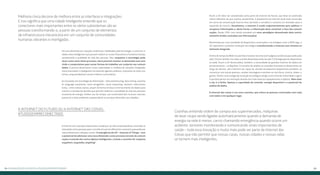 Melhoria cívica decorre de melhora entre as interfaces e integrações. 
E isso significa que uma cidade inteligente entende que os 
conectores mais importantes entre os vários subsistemas são as 
pessoas transformando-a, a partir de um conjunto de elementos 
de infraestrutura mecanicista em um conjunto de comunidades 
humanas vibrantes e interligadas. 
Assim a IoT deve ser considerada como parte da internet do futuro, que deve ser profunda-mente 
diferente da que usamos atualmente. A plataforma da internet atual está construída 
em torno da comunicação host-to-host (servidor a servidor) e constitui um limitador para a 
expansão da mesma. Atualmente, a internet é usada majoritariamente para publicar e 
recuperar informações e, desta forma, a informação deve constituir o foco das comuni-cações. 
Desde 1994, vem sendo estudado um novo paradigma denominado data-centric 
networks (redes centradas nas informações). 
Alimentada por uma variedade de dispositivos conectados e tecnologias como a RFID tags, a 
IoT representa a próxima revolução tecnológica transformando a internet num sistema to-talmente 
integrado. 
A linha do tempo da Web nos permite transitar da www (com páginas estáticas) passando pela 
web 2.0 (com ênfase nas redes sociais) desembarcando na web 3.0 (integração de dispositivos 
na web). Assim a IoT desencadeia, também, a necessidade de grandes volumes de dados em 
processamento – os Big Data. O conceito de ampliar as conexões humanas se desenvolveu ao 
longo de séculos, até o Homem ser capaz de, através de pequenos dispositivos portáteis, se 
comunicar com outras pessoas, receber mensagens e entreter-se com fotos, música, vídeos, e 
games. Porém, este estágio de evolução tecnológica atingiu outro nível de maturidade e agora 
é possível pensar em interação através dos mais diversos equipamentos e objetos. Nem mais 
o céu é o limite. Apenas a capacidade de conexão, energia disponível e o potencial de 
análise de dados. 
A internet das coisas é um novo conceito, que coloca as pessoas conectadas com tudo, 
com todos e em qualquer lugar. 
Cozinhas emitindo ordem de compra aos supermercados, máquinas 
de lavar roupa sendo ligadas automaticamente quando a demanda de 
energia na rede é menor, carros chamando emergência quando ocorre um 
acidente, sensores monitorando e comunicando sinais importantes de 
saúde – toda essa Inovação e muito mais pode ser parte da Internet das 
Coisas que irão permitir que nossas casas, nossas cidades e nossas vidas 
se tornem mais inteligentes. 
Há uma demanda por soluções sistêmicas, habilitadas pela tecnologia, a construir ci-dades 
mais inteligentes que possam reduzir os custos financeiros e humanos/sociais, 
aumentando a qualidade de vida das pessoas. Mas, enquanto a tecnologia pode 
atuar como vetor deste processo, não é possível resolver as demandas sem uma 
visão e compromisso para novas formas de trabalhar em conjunto nas comuni-dades. 
É preciso desenvolver novas capacidades e modelos de soluções integradas, 
interconectadas e inteligentes envolvendo agentes públicos, empresas do setor pro-dutivo, 
empreendedores sociais e líderes comunitários. 
As inovações em tecnologia da informação – data warehousing, data mining, automa-tic 
language translation, voice recognition, cloud computing, network, interconnec-tivity 
– entre tantas outras, atuam de forma incisiva no fornecimento de dados para 
orientar a tomada de decisão que permite melhorar a qualidade de vida das pessoas, 
economia de energia, melhor uso do tempo, uso sustentável dos recursos naturais, 
preservar o meio ambiente e potencializar os serviços oferecidos aos cidadãos. 
A Internet do futuro ou a Internet das Coisas: 
#tudosempreconectado 
A internet tem causado importantes mudanças na vida contemporânea, movendo as 
interações entre pessoas para o mundo virtual em diferentes contextos passando por 
vida profissional e relações sociais. A emergência da IoT – Internet of Things – tem 
o potencial de adicionar uma nova dimensão a este processo através da comuni-cação 
e conexão de e entre objetos inteligentes, criando o conceito de “anytime, 
anywhere, anymedia, anything”. 
14 Do aalnócgio ao adgiilt:#addeijmnooorstttuuu 15 
 