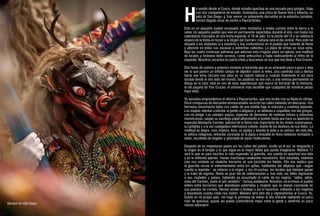 H
                                 e venido desde el Cusco, donde estudio quechua en una escuela para gringos. Viajo
                                 con dos compañeros de estudio, Andreacha, una chica de Nueva York y Alexcha, un
                                 pata de San Diego, y, tras vencer un polvoriento derrumbe en la estrecha carretera,
                                 hemos llegado vivos de noche a Paucartambo.

                         Este es un pequeño pueblo enclavado entre montañas a medio camino entre la sierra y la
                         selva. Un pequeño pueblo que vive en permanente expectativa durante el año, con todos los
                         calendarios marcados en una fecha especial: el 16 de julio. Es la noche del 15 y se celebra la
                         víspera de la fiesta en honor a la Virgen del Carmen; mañana será el día central. Pero esto no
                         disuade a los visitantes ni a nosotros y nos confundimos en el pueblo que revienta de fiesta
                         y alboroto en todas sus escasas y estrechas callecitas. La plaza de armas es cosa seria.
                         Bajo las cuatro inmensas palmeras que adornan esta irregular plaza sin iglesia, una multitud
                         de locales y foráneos bebe cerveza, come anticuchos y baila ruidosamente al ritmo de la
                         orquesta. Nosotros secamos la cuarta chela y buscamos un bus que nos lleve a Tres Cruces.

                         Dos horas de camino y estamos mirando al horizonte que se va aclarando poco a poco y deja
                         ver lo que parece un infinito campo de algodón sobre la selva. Una caminata casi a tientas
                         hacia una loma cercana nos sitúa en un balcón natural y, cuando finalmente el sol nace
                         dorado desde el otro lado del mundo, las palabras se nos van, y una sonrisa permanente se
                         dibuja en la cara: esta es una de esas experiencias que nunca se borrarán de la memoria,
                         el inti paqariq de Tres Cruces, el amanecer más increíble que cualquiera de nosotros jamás
                         haya visto.

                         Ya saciados emprendemos el retorno a Paucartambo, que nos recibe con su fiesta en clímax.
                         Doce comparsas de danzantes enmascarados recorren las calles bailando sin descanso. Una
                         hermosa chunchacha bebe con cañita de una botella bajo la máscara y continúa bailando.
                         Los maqtas intentan controlar al gentío a latigazos y se detienen a coquetear con las gringas,
                         con mi amiga. Los salvajes saqras, especies de demonios de melenas felinas y máscaras
                         monstruosas, juegan su sacrílego papel alborotando el pueblo hasta que hace su aparición la
                         esperada Mamacha Carmen, patrona de la fiesta más importante de los Andes surperuanos,
                         la caritativa y a la vez castigadora intercesora celeste, dueña de los destinos de sus fieles. La
                         multitud se alegra, reza, implora, llora, se agolpa y levanta la vista a su señora: ahí está ella,
                         la señora milagrosa, entrando coronada en la plaza y envuelta en finos tafetanes bordados y
                         velos, escoltada de ángeles y adornada de joyas multicolores.

                         Después de su majestuoso paseo por las calles del pueblo, oculto ya el sol, se resguarda a
                         la virgen en el templo y lo que sigue es la mayor fiesta que pueda imaginarse. Mañana 17
                         será lo que es para muchos lo más esperado: la guerrilla, nos cuenta en quechua una niña
                         y yo le entiendo apenas; manan machasqa runakunata munanichu, dice asustada, mientras
                         casi nos embiste un chukchu borracho en una bicicleta sin llantas. Ella nos explica que
                         la guerrilla recrea el enfrentamiento entre los qollas, habitantes del altiplano que –según
                         cuenta la leyenda– se robaron a la virgen, y los ch’unchus, los locales que siempre ganan
                         y la traen de regreso. Resta un gran día de celebraciones y, tras este, los fieles regresarán
                         a sus ciudades y países, habiendo ya escuchado el canto de los negros: “adiós, adiós,
                         reina del Carmen, hasta el año venidero”, hamuq watakama. Nosotros recorremos el pueblo
                         entero entre borrachos que deambulan autómatas y mujeres que se afanan cocinando en
                         sus puestos de comida. Hemos venido a festejar y así lo hacemos, imitando a los majeños
                         y levantando cuanta chela nos inviten. Mañana será otro día y regresaremos al Cusco. Yo,
                         turista en mi propio país, me hago la promesa de volver el año entrante hablando un poco
                         más de quechua, quizás así pueda confundirme mejor entre la gente y sentirme un poco
Siempre he sido Saqra.
                         menos extranjero.
 