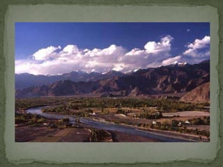 2. Mababangbayan- may mga grid- patterned nalansangan at pare- parehoangsukatna bloke ngkabahayan. Angmgabahay ay gawasamga brick napinatuyosapugon. Flat o pantayangbubongngbahay at karaniwangnakatalikodsapangunahingkalsada. May ilangbahaynaumaabotsa 2 o 3 palapag at may balkonahenagawasakahoy, may banyonakonektadosaimburnalMOHENJO- DARO AT HARAPPA (2700-1500 BCE)