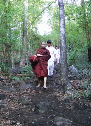 ขอให้ทำติดต่อกัน ๗ วัน และให้โยมสังเกต
อาการของโยมว่าเป็นอย่างไรบ้าง ถ้ามีคนทักว่า
ทำไมหน้ า ตาแจ่ ม ใสจัง อย่ ายิ้ม นะ เดี๋ย วเหี่ย ว
เก็บอาการไว้ก่อน อย่าเพิ่งไปบอกเขาว่าเราทำ
อะไร กราบหมอนก่อนนอนคุ้มครองในเวลานอน
ผ่องใสเวลานอน กราบหมอนตอนตืนนอน คุมครอง่       ้
ตลอดวัน ผ่องใสตลอดวัน แล้วก็ตั้งสติ ให้มีความ
เมตตา..เมตตาไปตลอด มี ค วามเมตตาแล้ ว นี่
ต้องมีความอุเบกขา อุเบกขาอย่างไร
         อย่างเช่น
         สัตว์มันโดนรถชนตาย เราเห็นเราก็สลดใจ
แผ่เมตตาให้เลยลูก ขอให้เป็นสุข เป็นสุข พ้นจาก
ทุ ก ข์ น ะ บุ ญ กุ ศ ลที่ เราได้ ท ำมา ฉั น ยกให้ เ ธอ
หมดเลย ให้ไปเกิดในที่ดี เสร็จแล้วก็วางอารมณ์
ของเราว่า “เออ...เป็นกรรมของสัตว์นะ”

                                                   11
 