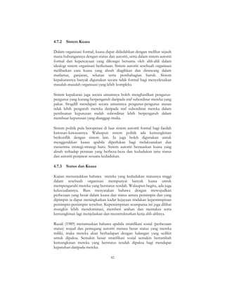 82
4.7.2 Sistem Kuasa
Dalam organisasi formal, kuasa dapat didedahkan dengan melihat sejauh
mana hubungannya dengan status dan autoriti, serta dalam sistem autoriti
formal dan kepercayaan yang dikongsi bersama oleh ahli-ahli dalam
idealogi sistem organisasi berkenaan. Sistem autoriti sesebuah organisasi
melibatkan cara kuasa yang absah diagihkan dan dirancang dalam
matlamat, ganjaran, sekatan serta pembahagian buruh. Sistem
kepakarannya banyak digunakan secara tidak formal bagi menyelesaikan
masalah-masalah organisasi yang lebih kompleks.
Sistem kepakaran juga secara umumnya boleh menghasilkan pengurus-
pengurus yang kurang berpengaruh daripada staf subordinat mereka yang
pakar. Stogdill mendapati secara umumnya pengurus-pengurus atasan
tidak lebih pengaruh mereka daripada staf subordinat mereka dalam
pembuatan keputusan malah subordinat lebih berpengaruh dalam
membuat keputusan yang dianggap mulia.
Sistem politik pula beroperasi di luar sistem autoriti formal bagi faedah
kawasan-kawasannya. Walaupun sistem politik ada kemungkinan
berkonflik dengan sistem lain. Ia juga boleh digunakan untuk
menggerakkan kuasa apabila diperlukan bagi melaksanakan dan
menerima strategi-strategi baru. Sistem autoriti berasaskan kuasa yang
absah terhadap peranan yang berbeza-beza dan kedudukan iaitu status
dan autoriti penjawat sesuatu kedudukan.
4.7.3 Status dan Kuasa
Kajian menunjukkan bahawa mereka yang kedudukan statusnya tinggi
dalam sesebuah organisasi mempunyai banyak kuasa untuk
mempengaruhi mereka yang berstatus rendah. Walaupun begitu, ada juga
kekecualiannya. Bass menyatakan bahawa dengan mewujudkan
perbezaan yang besar dalam kuasa dan status antara pemimpin dan yang
dipimpin ia dapat meningkatkan kadar kejayaan tindakan kepemimpinan
pemimpin-pemimpin tersebut. Kepemimpinan seumpama ini juga dilihat
mungkin lebih mendominasi, memberi arahan dan memaksa serta
kemungkinan lagi menjelaskan dan menstrukturkan kerja ahli-ahlinya.
Razali (1989) merumuskan bahawa apabila stratifikasi sosial (perbezaan
status) wujud dan pemegang autoriti merasa besar status yang mereka
miliki, maka mereka akan berhadapan dengan halangan yang sedikit
untuk dipaksa. Semakin besar stratifikasi sosial semakin bertambah
kemungkinan mereka yang berstatus rendah dipaksa bagi mendapat
kepatuhan daripada mereka.
 