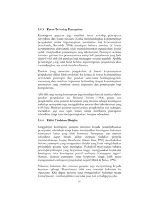 97
5.4.3 Kesan Terhadap Pencapaian
Kontingensi ganjaran juga memberi kesan terhadap pencapaian
subordinat dan ikatan pasukan. Ketika membandingkan kepemimpinan
pengukuhan antara kepemimpinan autoritarian dan kepemimpinan
demokratik, Reynolds (1994) mendapati bahawa pasukan di bawah
kepemimpinan demokratik telah memaksimumkan pengukuhan positif
untuk menghasilkan perancangan yang dikehendaki. Pemimpin sentiasa
memberi galakan dan persetujuannya setiap kali penyelesaian yang baik
diambil oleh ahli-ahli pasukan bagi menangani sesuatu masalah. Apabila
perancangan yang tidak betul berlaku, kepemimpinan pengukuhan akan
mencadangkan cara untuk membetulkannya.
Pasukan yang menerima pengukuhan di bawah kepemimpinan
pengukuhan dilihat lebih produktif. Ini kerana di bawah kepemimpinan
demokratik pemimpin dan pasukan sama-sama bertanggungjawab
merancang dan membuat keputusan berbanding dengan kepemimpinan
autoritarian yang membuat semua keputusan dan perancangan bagi
kumpulannya.
Ahli-ahli yang kurang kemampuan juga mendapat banyak manfaat dalam
pasukan pengukuhan ini. Menurut Vroom (1964), pujian dan
pengiktirafan serta ganjaran kebendaan yang diterima sebagai kontingensi
terhadap pencapaian juga menggalakkan prestasi dan keberkesanan yang
lebih baik. Memberi ganjaran seperti pujian, pengiktirafan dan cadangan,
menaikkan gaji atau upah bukan sahaja membantu pencapaian
subordinat tetapi turut mempertingkatkan harapan subordinat.
5.4.4 Utiliti Tindakan Disiplin
Sungguhpun kontingensi ganjaran menjurus kepada penambahbaikan
pencapaian subordinat tetapi kajian menunjukkan kontingensi hukuman
mempunyai kesan yang tidak konsisten. Pencapaian atau prestasi
subordinat dapat dibaiki akibat daripada tindakan penyelia
membetulkannya. Kajian Hawthorne (dalam Bass, 1990) membuktikan
bahawa pemimpin yang mengenakan disiplin yang ketat mengakibatkan
produktiviti pekerja turut meningkat. Podsakoff menyatakan bahawa
pemimpin-pemimpin yang berprestasi tinggi menggunakan kedua-dua
kontingensi iaitu kontingensi positif mahupun kontingensi negatif.
Namun, didapati pemimpin yang berprestasi tinggi lebih cepat
menggunakan kontingensi pengukuhan negatif (Rafik & Jamal, 1999).
Orientasi hukuman dan orientasi ganjaran juga menyumbang kepada
kepuasan pekerja. Persoalannya ialah cara orientasi hukuman itu
digunakan. Kita dapati penyelia yang menggunakan hukuman secara
formal mudah membangkitkan rasa tidak puas hati terhadap penyelia.
 